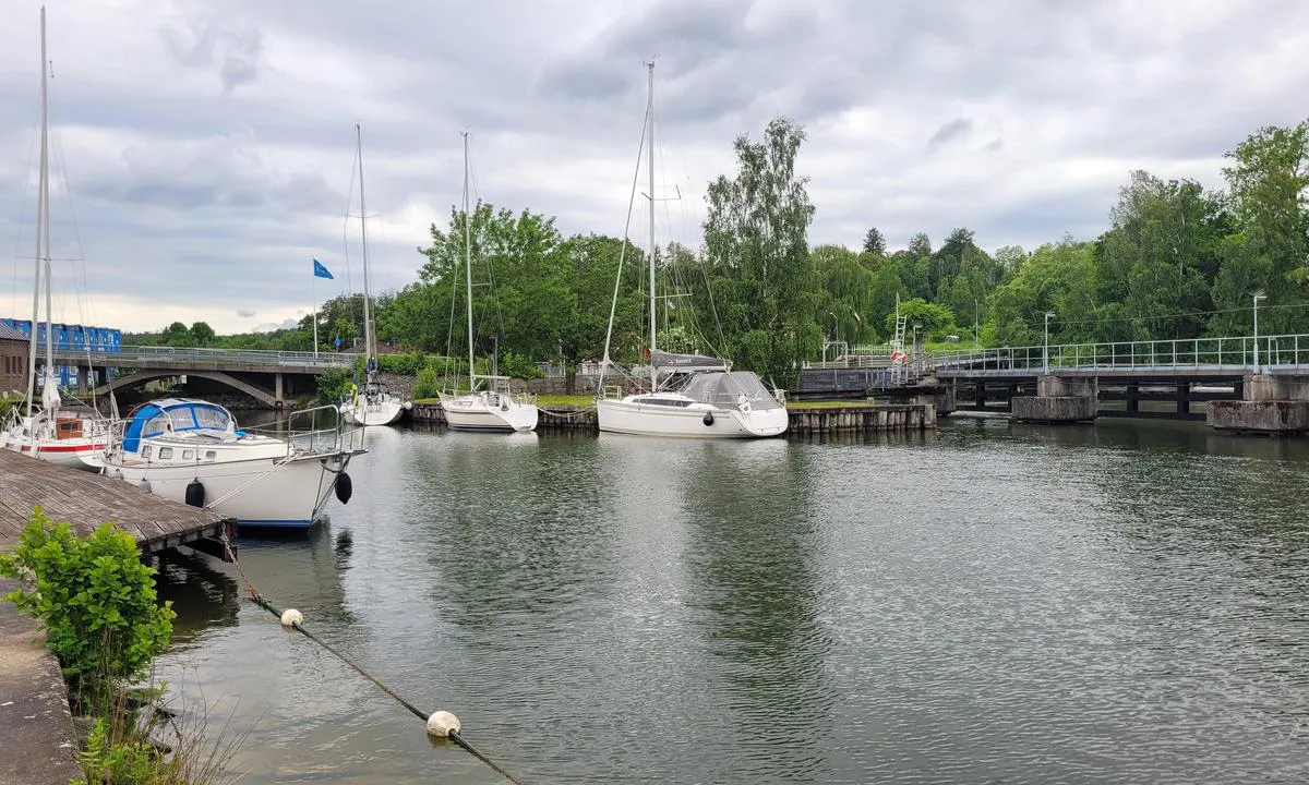 Lilla Edet (Övernattningshamn): {"base": "en", "no": "F\u00f8rste indre del.", "se": "F\u00f6rsta inre delen.", "en": "First inner Part.", "da": "F\u00f8rste indre Del.", "fr": "Premi\u00e8re partie int\u00e9rieure.", "de": "Erster innerer Teil.", "es": "Primera parte interior.", "it": "Prima parte interna.", "pt": "Primeira Parte Interior.", "nl": "Eerste binnenste deel.", "pl": "Pierwsza wewn\u0119trzna cz\u0119\u015b\u0107.", "uk": "\u041f\u0435\u0440\u0448\u0430 \u0432\u043d\u0443\u0442\u0440\u0456\u0448\u043d\u044f \u0447\u0430\u0441\u0442\u0438\u043d\u0430.", "ro": "Prima parte interioar\u0103.", "tr": "\u0130lk i\u00e7 K\u0131s\u0131m.", "el": "\u03a0\u03c1\u03ce\u03c4\u03bf \u03b5\u03c3\u03c9\u03c4\u03b5\u03c1\u03b9\u03ba\u03cc \u03bc\u03ad\u03c1\u03bf\u03c2.", "cs": "Prvn\u00ed vnit\u0159n\u00ed \u010d\u00e1st.", "hu": "Els\u0151 bels\u0151 r\u00e9sz.", "fi": "Ensimm\u00e4inen sis\u00e4osa.", "bg": "\u041f\u044a\u0440\u0432\u0430 \u0432\u044a\u0442\u0440\u0435\u0448\u043d\u0430 \u0447\u0430\u0441\u0442.", "sr": "Prvi unutra\u0161nji deo.", "et": "Esimene sisemine osa.", "lv": "Pirm\u0101 iek\u0161\u0113j\u0101 da\u013ca.", "lt": "Pirma vidin\u0117 dalis."}