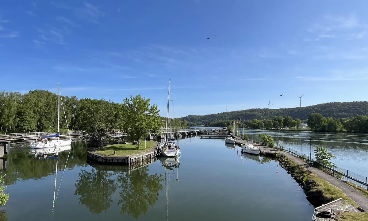 Lilla Edet (Övernattningshamn): {"base": "no", "no": "Oversiktsbilde tatt fra s\u00f8r. Fint \u00e5 ligge longside mot \u00f8ya i midten for litt st\u00f8rre b\u00e5ter.", "se": "\u00d6versiktsbild tagen fr\u00e5n s\u00f6der. Bra att ligga l\u00e5ngsides mot \u00f6n i mitten f\u00f6r lite st\u00f6rre b\u00e5tar.", "en": "Overview picture taken from the south. It's nice to lie alongside the island in the middle for slightly larger boats.", "da": "Oversigtsbillede taget fra syd. Det er godt at ligge longside mod \u00f8en i midten for lidt st\u00f8rre b\u00e5de."}