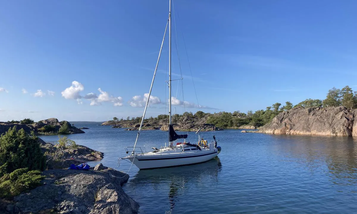{"base": "se", "no": "Sundet mellom stora og lilla H\u00e4lsingskobben, med baugen s\u00f8rover.", "se": "Sundet mellan stora och lilla H\u00e4lsingskobben, med f\u00f6ren s\u00f6derut.", "en": "The strait between the large and small H\u00e4lsingskobben, with the bow facing south.", "da": "Str\u00e6det mellem store og lille H\u00e4lsingskobben, med st\u00e6vnen mod syd."}