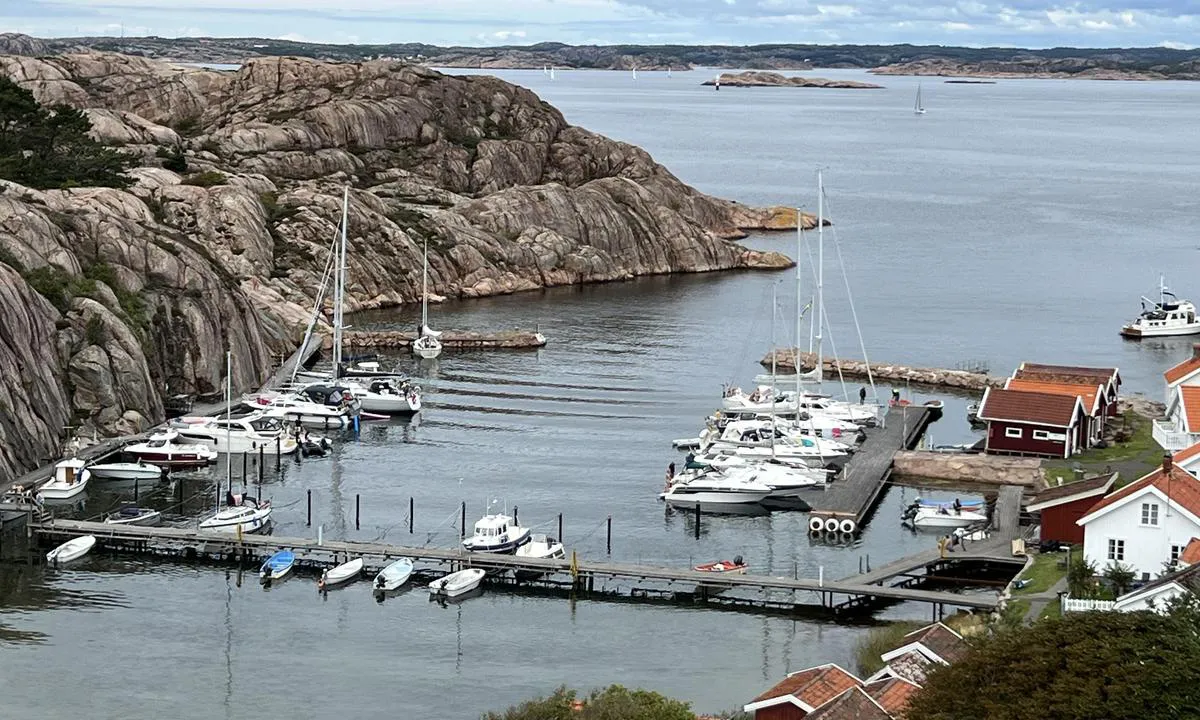 Lilla Kornö - Lysekil: {"base": "no", "no": "St\u00f8rre b\u00e5ter (38 og opp) ligger best p\u00e5 \u00f8stsiden (til h\u00f8yre i bildet) med eget anker. P\u00e5 vestsiden ligger b\u00f8yene med litt under 4m mellomrom - og n\u00e5r en 40 fots seilb\u00e5t akkurat til midtskips.", "se": "St\u00f6rre b\u00e5tar (38 och upp\u00e5t) ligger b\u00e4st p\u00e5 \u00f6stsidan (till h\u00f6ger i bilden) med eget ankare. P\u00e5 v\u00e4stsidan ligger bojarna med lite under 4m mellanrum - och n\u00e4r en 40 fots segelb\u00e5t precis till midskepps.", "en": "Larger boats (38 and up) lie best on the east side (to the right in the image) with their own anchor. On the west side, the buoys are spaced just under 4 meters apart - and when a 40-foot sailboat is exactly amidships.", "da": "St\u00f8rre b\u00e5de (38 og op) ligger bedst p\u00e5 \u00f8stsiden (til h\u00f8jre p\u00e5 billedet) med eget anker. P\u00e5 vestsiden ligger b\u00f8jerne med lidt under 4m mellemrum - og n\u00e5r en 40 fods sejlb\u00e5d lige til midtskibs."}