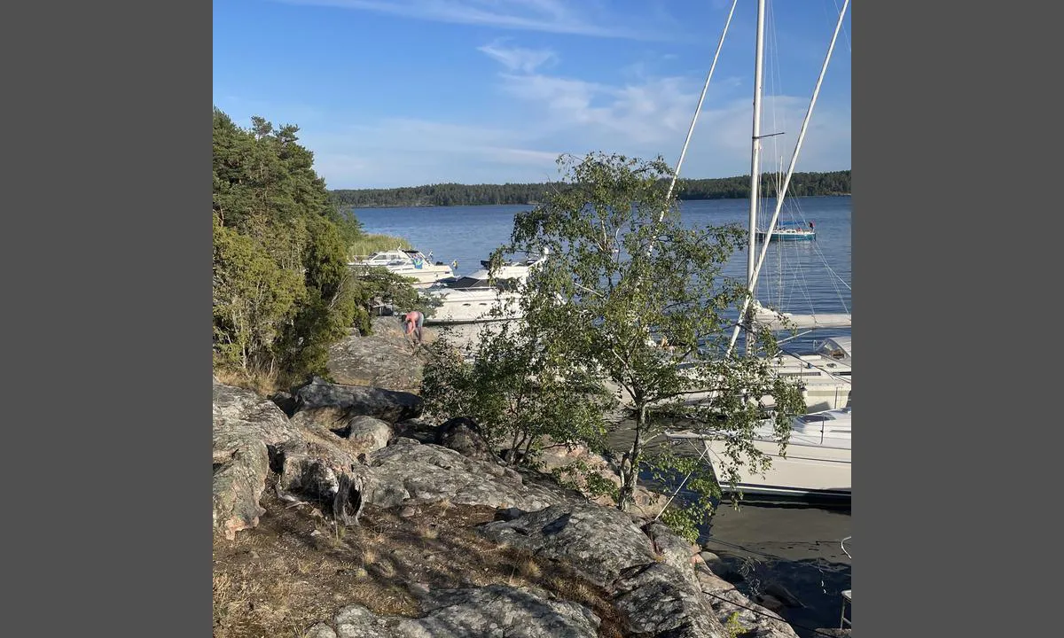 Lilla Sandön: {"base": "se", "no": "Bratt klippe.", "se": "Brant klippa.", "en": "Steep cliff.", "da": "Brat klippe.", "fr": "Falaise abrupte.", "de": "Steiler Felsen.", "es": "Acantilado escarpado.", "it": "Ripida scogliera.", "pt": "Rochedo \u00edngreme.", "nl": "Steile klip.", "pl": "Stromy klif.", "uk": "\u041a\u0440\u0443\u0442\u0430 \u0441\u043a\u0435\u043b\u044f.", "ro": "St\u00e2nc\u0103 abrupt\u0103.", "tr": "Dik kayal\u0131k.", "el": "\u0391\u03c0\u03cc\u03c4\u03bf\u03bc\u03bf\u03c2 \u03b2\u03c1\u03ac\u03c7\u03bf\u03c2.", "cs": "Strm\u00e1 sk\u00e1la.", "hu": "Meredek szikla.", "fi": "Jyrkk\u00e4 kallio.", "bg": "\u0421\u0442\u0440\u044a\u043c\u043d\u0430 \u0441\u043a\u0430\u043b\u0430.", "sr": "Strma litica.", "et": "J\u00e4rsk kalju.", "lv": "St\u0101va klints.", "lt": "Sta\u010diakamp\u0117 uola."}