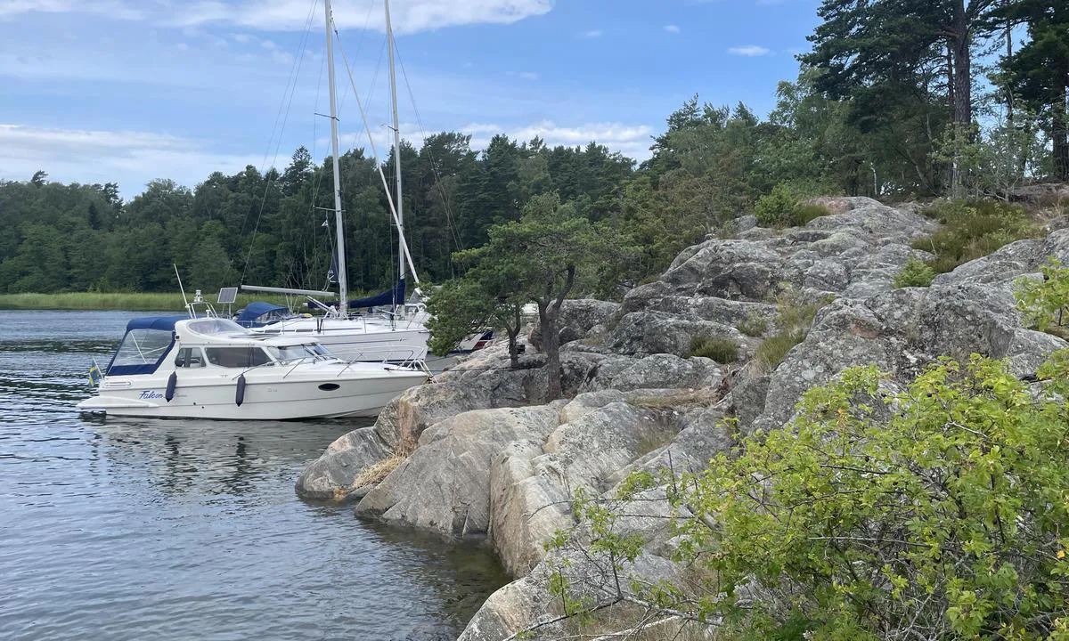 Lilla Sandön: {"base": "se", "no": "Bratt anl\u00f8p", "se": "Brant ang\u00f6ring", "en": "Steep approach", "da": "Brat anl\u00f8b", "fr": "Approche abrupte", "de": "Steiles Anlegen", "es": "Fondeadero empinado", "it": "Approdo ripido", "pt": "Atracagem \u00edngreme", "nl": "Steile aanlanding", "pl": "Strome podej\u015bcie", "uk": "\u0421\u0442\u0440\u0456\u043c\u043a\u0435 \u043f\u0440\u0438\u0447\u0430\u043b\u044e\u0432\u0430\u043d\u043d\u044f", "ro": "Ancoraj abrupt", "tr": "Dik yana\u015fma", "el": "\u0391\u03c0\u03cc\u03c4\u03bf\u03bc\u03b7 \u03c0\u03c1\u03bf\u03c3\u03ad\u03b3\u03b3\u03b9\u03c3\u03b7", "cs": "P\u0159\u00edkr\u00fd p\u0159\u00edstup", "hu": "Meredek kik\u00f6t\u0151", "fi": "Jyrkk\u00e4 rantaantulo", "bg": "\u041e\u0441\u0442\u0440\u0430 \u043f\u0440\u0438\u0441\u0442\u0430\u0432\u044f\u043d\u0435", "sr": "O\u0161tra plovidba", "et": "J\u00e4rsk sildumine", "lv": "St\u0101vs piebrauciens", "lt": "Staigus pri\u0117jimas"}
