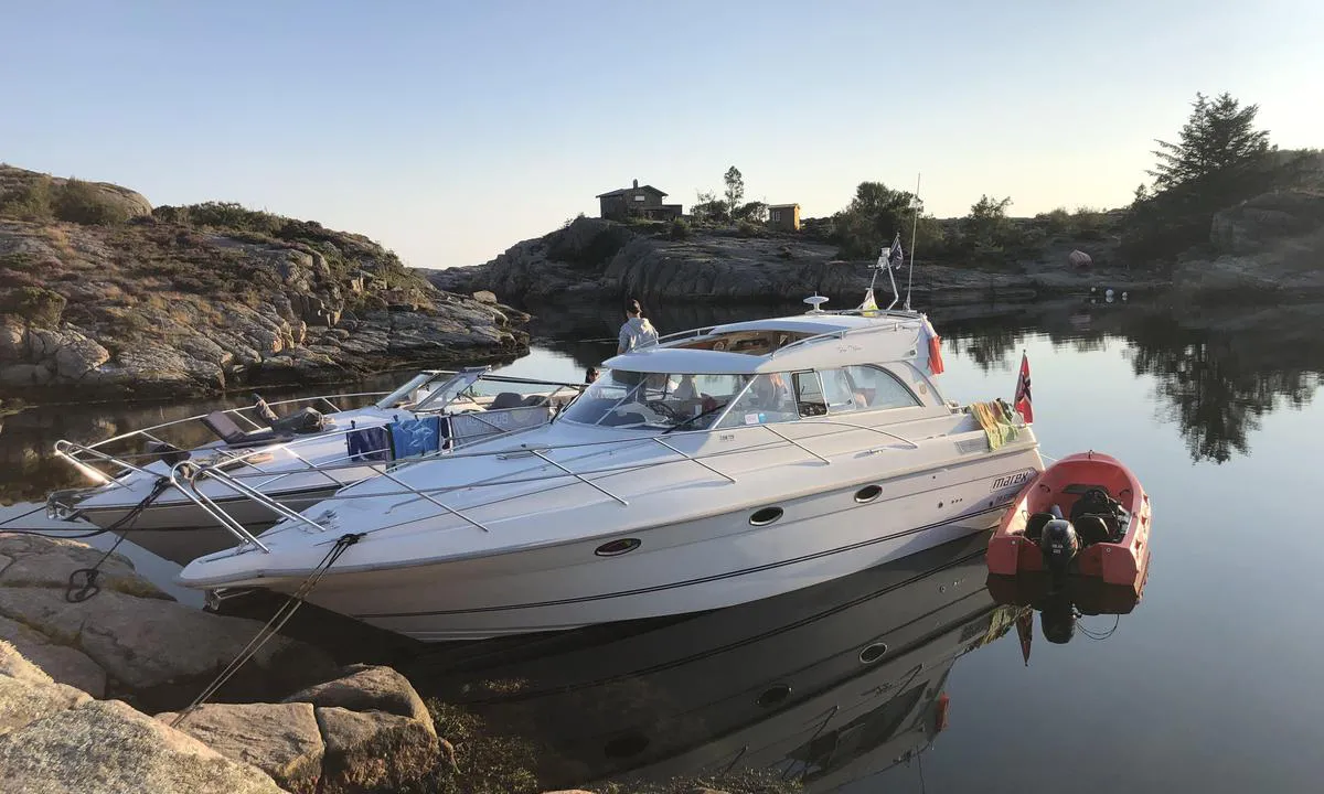{"base": "no", "no": "Her er det blitt dregget opp p\u00e5 Lille Bj\u00f8rnen\u2019s nord/vest-side. Fin dybde hele veien inn.", "se": "H\u00e4r har man dragit upp ankaret p\u00e5 Lille Bj\u00f8rnens nordv\u00e4stra sida. Bra djup hela v\u00e4gen in.", "en": "Here it has been anchored on Lille Bj\u00f8rnen's northwest side. Good depth all the way in.", "da": "Her er der blevet ankrat p\u00e5 Lille Bj\u00f8rnen\u2019s nord/vest-side. Fin dybde hele vejen ind."}