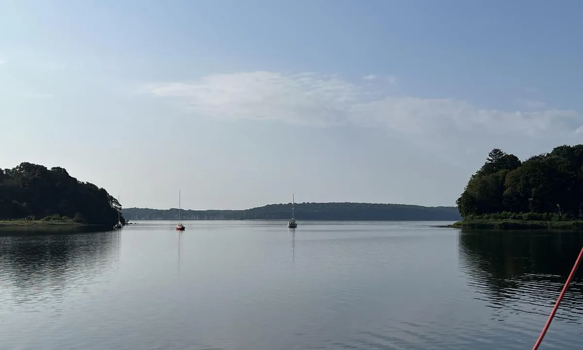 Lille Okseø/ Store Okseø: {"base": "no", "no": "En vindstille kveld/natt i Flensburger fjord.  Tre, fire seilere l\u00e5 p\u00e5 svai mellom \u00f8yene og en \u00f8st/nord\u00f8st for Store Okse\u00f8. Selv l\u00e5 vi inn mot det danske fastlandet. Fin svaiplass for en natt med nordlige vinder", "se": "En vindstilla kv\u00e4ll/natt i Flensburgfjorden. Tre, fyra seglare l\u00e5g f\u00f6r ankar mellan \u00f6arna och en \u00f6st/nord\u00f6st om Store Okse\u00f8. Sj\u00e4lva l\u00e5g vi in mot det danska fastlandet. Bra ankarplats f\u00f6r en natt med nordliga vindar", "en": "A calm evening/night in the Flensburg Fjord. Three or four sailors were anchored between the islands and one to the east/northeast of Store Okse\u00f8. We were anchored closer to the Danish mainland. A great anchorage for a night with northern winds.", "da": "En vindstille aften/nat i Flensborg fjord. Tre, fire sejlere l\u00e5 for svaj mellem \u00f8erne og en \u00f8st/nord\u00f8st for Store Okse\u00f8. Vi l\u00e5 selv ind mod det danske fastland. Fin svajplads for en nat med nordlige vinde."}