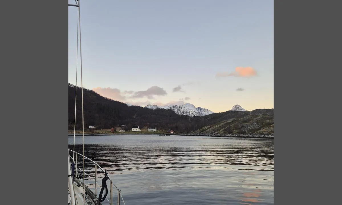 Lille Taskebyvågen Skjervøy: {"base": "en", "no": "Fin og godt beskyttet bukt. Godt feste p\u00e5 sandbunn.", "se": "Trevlig och v\u00e4lskyddad vik. Bra f\u00e4ste p\u00e5 en sandig botten.", "en": "Nice and well-protected bay. Good holding on a sandy bottom.", "da": "Dejlig og velbeskyttet bugt. Godt ankerfeste p\u00e5 sandbund.", "fr": "Belle baie bien prot\u00e9g\u00e9e. Bonne tenue sur fond sableux.", "de": "Sch\u00f6ne und gut gesch\u00fctzte Bucht. Gute Haltebedingungen auf sandigem Grund.", "es": "Bah\u00eda agradable y bien protegida. Buen agarre sobre fondo arenoso.", "it": "Baia piacevole e ben protetta. Buona tenuta su fondo sabbioso.", "pt": "Ba\u00eda agrad\u00e1vel e bem protegida. Boa fixa\u00e7\u00e3o no fundo arenoso.", "nl": "Mooie en goed beschutte baai. Goede houdkracht op een zandige bodem.", "pl": "\u0141adna i dobrze chroniona zatoka. Dobre zakotwiczenie na piaszczystym dnie.", "uk": "\u041f\u0440\u0438\u0454\u043c\u043d\u0430 \u0456 \u0434\u043e\u0431\u0440\u0435 \u0437\u0430\u0445\u0438\u0449\u0435\u043d\u0430 \u0431\u0443\u0445\u0442\u0430. \u042f\u043a\u0456\u0440 \u044f\u043a\u0456\u0441\u043d\u043e \u0442\u0440\u0438\u043c\u0430\u0454\u0442\u044c\u0441\u044f \u043d\u0430 \u043f\u0456\u0449\u0430\u043d\u043e\u043c\u0443 \u0434\u043d\u0456.", "ro": "Golf frumos \u0219i bine protejat. Ancorare bun\u0103 pe fund nisipos.", "tr": "G\u00fczel ve iyi korunakl\u0131 bir koy. Kumlu zeminde iyi tutunma.", "el": "\u03a9\u03c1\u03b1\u03af\u03bf \u03ba\u03b1\u03b9 \u03ba\u03b1\u03bb\u03ac \u03c0\u03c1\u03bf\u03c3\u03c4\u03b1\u03c4\u03b5\u03c5\u03bc\u03ad\u03bd\u03bf \u03cc\u03c1\u03bc\u03bf. \u039a\u03b1\u03bb\u03ae \u03c3\u03c5\u03b3\u03ba\u03c1\u03ac\u03c4\u03b7\u03c3\u03b7 \u03c3\u03b5 \u03b1\u03bc\u03bc\u03ce\u03b4\u03b7 \u03b2\u03c5\u03b8\u03cc.", "cs": "P\u011bkn\u00e1 a dob\u0159e chr\u00e1n\u011bn\u00e1 z\u00e1toka. Dobr\u00e9 kotven\u00ed na p\u00edse\u010dn\u00e9m dn\u011b.", "hu": "Sz\u00e9p \u00e9s j\u00f3l v\u00e9dett \u00f6b\u00f6l. J\u00f3 horgonyz\u00e1s homokos aljzaton.", "fi": "Mukava ja hyvin suojattu lahti. Hyv\u00e4 pito hiekkapohjalla.", "bg": "\u0425\u0443\u0431\u0430\u0432 \u0438 \u0434\u043e\u0431\u0440\u0435 \u0437\u0430\u0449\u0438\u0442\u0435\u043d \u0437\u0430\u043b\u0438\u0432. \u0414\u043e\u0431\u0440\u0430 \u0437\u0430\u043a\u043e\u0442\u0432\u0435\u043d\u043e\u0441\u0442 \u043d\u0430 \u043f\u044f\u0441\u044a\u0447\u043d\u043e \u0434\u044a\u043d\u043e.", "sr": "Lepa i dobro za\u0161ti\u0107ena uvala. Dobro dr\u017ei na pe\u0161\u010danom dnu.", "et": "Ilus ja h\u00e4sti kaitstud laht. Hea pidamine liivasel p\u00f5hjal.", "lv": "Pat\u012bkama un labi aizsarg\u0101ta l\u012b\u010da. Laba enkura tur\u0113\u0161ana uz smil\u0161ainas gultnes.", "lt": "Maloni ir gerai apsaugota \u012flanka. Puikiai laiko inkaras sm\u0117lio dugne."}