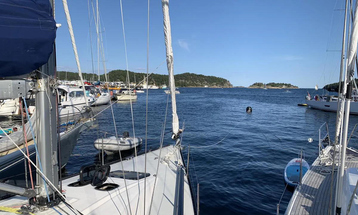 Lillesand Gjestehavn: {"base": "no", "no": "Plass p\u00e5 b\u00f8ye med hekken mot hovedbrygga for 3-4 seilere med laange tau\u2026", "se": "Plats p\u00e5 boj med aktern mot huvudbryggan f\u00f6r 3-4 seglare med l\u00e5\u00e5nga rep\u2026", "en": "Space on the buoy with the stern towards the main pier for 3-4 sailors with long lines...", "da": "Plads p\u00e5 b\u00f8je med h\u00e6kken mod hovedbroen til 3-4 sejlere med lange tov\u2026"}