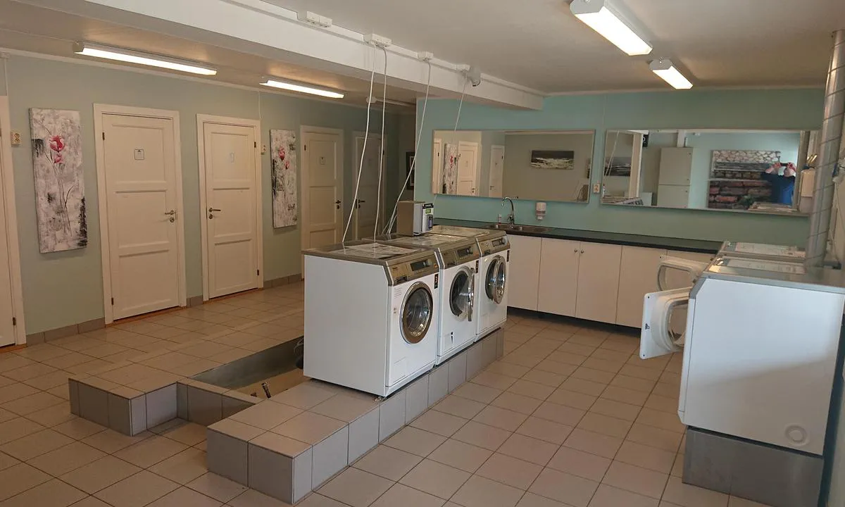 {"base": "no", "no": "Velutstyrt og funksjonelt servicebygg i Lillesand. Kodel\u00e5s p\u00e5 d\u00f8ren,kode f\u00e5s i GoMarina ved betaling.", "se": "V\u00e4lutrustad och funktionell servicebyggnad i Lillesand. Kodl\u00e5s p\u00e5 d\u00f6rren, kod f\u00e5s i GoMarina vid betalning.", "en": "Well-equipped and functional service building in Lillesand. Coded lock on the door, code available in GoMarina upon payment.", "da": "Veludstyret og funktionelt servicebygning i Lillesand. Kodel\u00e5s p\u00e5 d\u00f8ren, kode f\u00e5s i GoMarina ved betaling."}