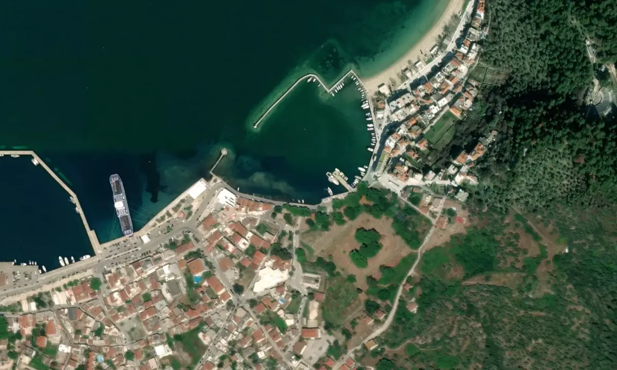 Flyfoto av Limenas town old harbour