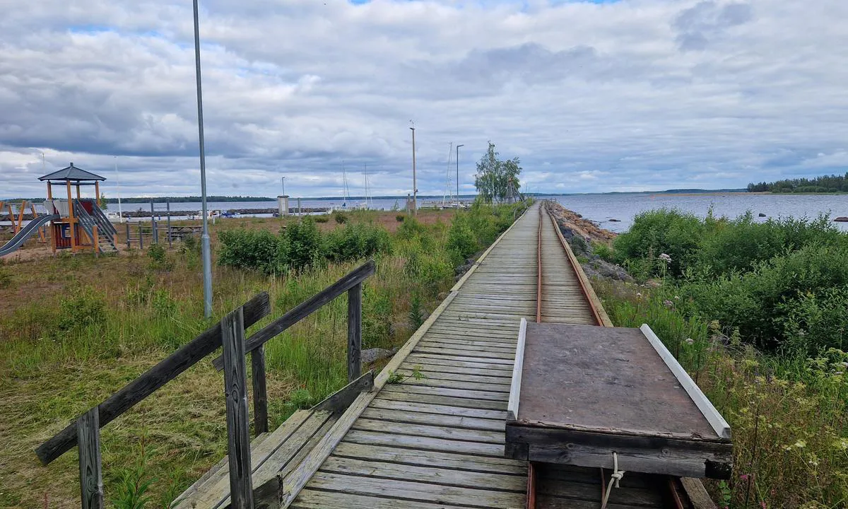 Lin Röyttä: {"base": "en", "no": "Det gamle sporet kan brukes til \u00e5 transportere bagasjen din fra fergen (eller leke).", "se": "Den gamla sp\u00e5ret kan anv\u00e4ndas f\u00f6r att b\u00e4ra ditt bagage fr\u00e5n f\u00e4rjan (eller leka).", "en": "The old track can be used to carry your luggage from the ferry (or play).", "da": "Den gamle bane kan bruges til at b\u00e6re din bagage fra f\u00e6rgen (eller lege).", "fr": "L'ancien chemin peut \u00eatre utilis\u00e9 pour transporter vos bagages depuis le ferry (ou jouer).", "de": "Die alte Spur kann verwendet werden, um Ihr Gep\u00e4ck von der F\u00e4hre zu tragen (oder zu spielen).", "es": "Se puede usar la antigua v\u00eda para transportar su equipaje desde el ferry (o para jugar).", "it": "Il vecchio sentiero pu\u00f2 essere utilizzato per trasportare i vostri bagagli dal traghetto (o per giocare).", "pt": "A antiga trilha pode ser usada para carregar sua bagagem do ferry (ou brincar).", "nl": "Het oude spoor kan worden gebruikt om uw bagage van de veerboot te vervoeren (of mee te spelen).", "pl": "Star\u0105 \u015bcie\u017ck\u0105 mo\u017cna przetransportowa\u0107 baga\u017c z promu (lub zabra\u0107 si\u0119 do zabawy).", "uk": "\u0421\u0442\u0430\u0440\u0443 \u0434\u043e\u0440\u0456\u0436\u043a\u0443 \u043c\u043e\u0436\u043d\u0430 \u0432\u0438\u043a\u043e\u0440\u0438\u0441\u0442\u043e\u0432\u0443\u0432\u0430\u0442\u0438 \u0434\u043b\u044f \u043f\u0435\u0440\u0435\u043d\u0435\u0441\u0435\u043d\u043d\u044f \u0431\u0430\u0433\u0430\u0436\u0443 \u0437 \u043f\u043e\u0440\u043e\u043c\u0443 (\u0430\u0431\u043e \u0433\u0440\u0438).", "ro": "Vechiul traseu poate fi folosit pentru a transporta bagajele de la feribot (sau pentru joac\u0103).", "tr": "Eski yol, bagaj\u0131n\u0131z\u0131 feribottan (veya oyun) ta\u015f\u0131mak i\u00e7in kullan\u0131labilir.", "el": "\u0397 \u03c0\u03b1\u03bb\u03b9\u03ac \u03b3\u03c1\u03b1\u03bc\u03bc\u03ae \u03bc\u03c0\u03bf\u03c1\u03b5\u03af \u03bd\u03b1 \u03c7\u03c1\u03b7\u03c3\u03b9\u03bc\u03bf\u03c0\u03bf\u03b9\u03b7\u03b8\u03b5\u03af \u03b3\u03b9\u03b1 \u03bd\u03b1 \u03bc\u03b5\u03c4\u03b1\u03c6\u03ad\u03c1\u03b5\u03c4\u03b5 \u03c4\u03b9\u03c2 \u03b1\u03c0\u03bf\u03c3\u03ba\u03b5\u03c5\u03ad\u03c2 \u03c3\u03b1\u03c2 \u03b1\u03c0\u03cc \u03c4\u03bf \u03c6\u03ad\u03c1\u03b9 (\u03ae \u03b3\u03b9\u03b1 \u03c0\u03b1\u03b9\u03c7\u03bd\u03af\u03b4\u03b9).", "cs": "Starou tra\u0165 lze pou\u017e\u00edt k p\u0159eprav\u011b va\u0161\u00ed zavazadel z trajektu (nebo ke h\u0159e).", "hu": "A r\u00e9gi nyomvonal haszn\u00e1lhat\u00f3 a csomagok sz\u00e1ll\u00edt\u00e1s\u00e1ra a kompr\u00f3l (vagy j\u00e1tszanak rajta).", "fi": "Vanhalla radalla voi kuljettaa matkatavarat lautalta (tai leikki\u00e4).", "bg": "\u0421\u0442\u0430\u0440\u0438\u044f\u0442 \u043f\u044a\u0442 \u043c\u043e\u0436\u0435 \u0434\u0430 \u0441\u0435 \u0438\u0437\u043f\u043e\u043b\u0437\u0432\u0430 \u0437\u0430 \u043f\u0440\u0435\u043d\u0430\u0441\u044f\u043d\u0435 \u043d\u0430 \u0432\u0430\u0448\u0438\u044f \u0431\u0430\u0433\u0430\u0436 \u043e\u0442 \u0444\u0435\u0440\u0438\u0431\u043e\u0442\u0430 (\u0438\u043b\u0438 \u0437\u0430 \u0438\u0433\u0440\u0430).", "sr": "Stara staza mo\u017ee se koristiti za no\u0161enje va\u0161eg prtljaga sa trajekta (ili za igru).", "et": "Vana rajaga saab oma pagasit parvlaevalt kanda (v\u00f5i m\u00e4ngida).", "lv": "Vec\u0101 trase var tikt izmantota, lai p\u0101rnestu j\u016bsu bag\u0101\u017eu no pr\u0101mja (vai sp\u0113l\u0113tos).", "lt": "Sen\u0105 tras\u0105 galima naudoti baga\u017eui ne\u0161ti nuo kelto (arba \u017eaisti)."}