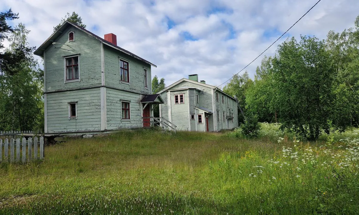 Lin Röyttä: {"base": "en", "no": "Gamle losboliger kan leies fra Naturvernforbundet.", "se": "Gamla lotsfamiljshus kan hyras fr\u00e5n naturreservatsorganisationen.", "en": "Old pilot family houses can be rented from the Nature reserve organisation.", "da": "Gamle lodshuse kan lejes fra Naturreservatets organisation.", "fr": "Les anciennes maisons de famille des pilotes peuvent \u00eatre lou\u00e9es aupr\u00e8s de l'organisation de la r\u00e9serve naturelle.", "de": "Alte Lotsenfamilienh\u00e4user k\u00f6nnen von der Naturschutzorganisation gemietet werden.", "es": "Las antiguas casas de las familias de los pilotos pueden alquilarse a trav\u00e9s de la organizaci\u00f3n de la reserva natural.", "it": "Le vecchie case della famiglia dei piloti possono essere affittate dall'organizzazione della riserva naturale.", "pt": "Antigas casas de fam\u00edlia de pilotos podem ser alugadas na organiza\u00e7\u00e3o da reserva natural.", "nl": "Oude loodshuizen kunnen worden gehuurd bij de natuurreservaatorganisatie.", "pl": "Stare domy pilot\u00f3w mog\u0105 by\u0107 wynajmowane od organizacji rezerwat\u00f3w przyrody.", "uk": "\u0421\u0442\u0430\u0440\u0456 \u0431\u0443\u0434\u0438\u043d\u043a\u0438 \u0441\u0456\u043c\u0435\u0439 \u043f\u0456\u043b\u043e\u0442\u0456\u0432 \u043c\u043e\u0436\u043d\u0430 \u043e\u0440\u0435\u043d\u0434\u0443\u0432\u0430\u0442\u0438 \u0432 \u043e\u0440\u0433\u0430\u043d\u0456\u0437\u0430\u0446\u0456\u0457 \u043f\u0440\u0438\u0440\u043e\u0434\u043d\u043e\u0433\u043e \u0437\u0430\u043f\u043e\u0432\u0456\u0434\u043d\u0438\u043a\u0430.", "ro": "Casele vechi ale familiilor de pilo\u021bi pot fi \u00eenchiriate de la organiza\u021bia rezervatului natural.", "tr": "Do\u011fa koruma kurulu\u015fundan eski k\u0131lavuz kaptan aile evleri kiralanabilir.", "el": "\u039c\u03c0\u03bf\u03c1\u03b5\u03af\u03c4\u03b5 \u03bd\u03b1 \u03bd\u03bf\u03b9\u03ba\u03b9\u03ac\u03c3\u03b5\u03c4\u03b5 \u03c0\u03b1\u03bb\u03b1\u03b9\u03ac \u03bf\u03b9\u03ba\u03bf\u03b3\u03b5\u03bd\u03b5\u03b9\u03b1\u03ba\u03ac \u03c3\u03c0\u03af\u03c4\u03b9\u03b1 \u03c0\u03b9\u03bb\u03cc\u03c4\u03c9\u03bd \u03b1\u03c0\u03cc \u03c4\u03b7\u03bd \u03bf\u03c1\u03b3\u03ac\u03bd\u03c9\u03c3\u03b7 \u03c6\u03c5\u03c3\u03b9\u03ba\u03bf\u03cd \u03b1\u03c0\u03bf\u03b8\u03ad\u03bc\u03b1\u03c4\u03bf\u03c2.", "cs": "Star\u00e9 pilotn\u00ed domy lze pronajmout od organizace p\u0159\u00edrodn\u00ed rezervace.", "hu": "R\u00e9gi pil\u00f3th\u00e1zakat lehet b\u00e9relni a Term\u00e9szetv\u00e9delmi Szervezett\u0151l.", "fi": "Vanhoja luotsiperheiden taloja voi vuokrata Luonnonsuojeluj\u00e4rjest\u00f6lt\u00e4.", "bg": "\u0421\u0442\u0430\u0440\u0438\u0442\u0435 \u043a\u044a\u0449\u0438 \u043d\u0430 \u043f\u0438\u043b\u043e\u0442\u0441\u043a\u0438\u0442\u0435 \u0441\u0435\u043c\u0435\u0439\u0441\u0442\u0432\u0430 \u043c\u043e\u0433\u0430\u0442 \u0434\u0430 \u0431\u044a\u0434\u0430\u0442 \u043d\u0430\u0435\u0442\u0438 \u043e\u0442 \u043e\u0440\u0433\u0430\u043d\u0438\u0437\u0430\u0446\u0438\u044f\u0442\u0430 \u0437\u0430 \u043f\u0440\u0438\u0440\u043e\u0434\u0435\u043d \u0440\u0435\u0437\u0435\u0440\u0432\u0430\u0442.", "sr": "Stare pilotinske ku\u0107e mogu se iznajmljivati od organizacije prirodnog rezervata.", "et": "Vanu lootsiperekondade maju saab rentida Looduskaitse korralduselt.", "lv": "Vec\u0101s lo\u010du \u0123imenes m\u0101jas var iz\u012br\u0113t Dabas rezerv\u0101ta organiz\u0101cij\u0101.", "lt": "Senieji pilot\u0173 \u0161eim\u0173 namai gali b\u016bti i\u0161nuomoti Gamtos rezervato organizacijos."}