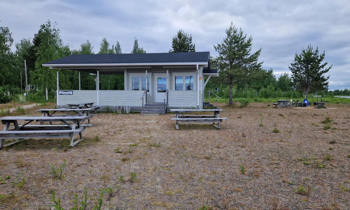 Lin Röyttä: {"base": "en", "no": "Havnen tilbyr et utstyrt kj\u00f8kken og spiseplass.", "se": "Hamnen erbjuder ett utrustat k\u00f6k och matplats.", "en": "The harbour offer an equipped kitchen and dinning space.", "da": "Havnen tilbyder et udstyret k\u00f8kken og spiseplads.", "fr": "Le port offre une cuisine \u00e9quip\u00e9e et un espace de restauration.", "de": "Der Hafen bietet eine ausgestattete K\u00fcche und einen Essbereich.", "es": "El puerto ofrece una cocina equipada y un espacio de comedor.", "it": "Il porto offre una cucina attrezzata e uno spazio per mangiare.", "pt": "O porto oferece uma cozinha equipada e espa\u00e7o para refei\u00e7\u00f5es.", "nl": "De haven biedt een uitgeruste keuken en een eetruimte.", "pl": "Port oferuje wyposa\u017con\u0105 kuchni\u0119 i przestrze\u0144 do spo\u017cywania posi\u0142k\u00f3w.", "uk": "\u0413\u0430\u0432\u0430\u043d\u044c \u043f\u0440\u043e\u043f\u043e\u043d\u0443\u0454 \u043e\u0431\u043b\u0430\u0434\u043d\u0430\u043d\u0443 \u043a\u0443\u0445\u043d\u044e \u0442\u0430 \u043e\u0431\u0456\u0434\u043d\u0456\u0439 \u043f\u0440\u043e\u0441\u0442\u0456\u0440.", "ro": "Portul ofer\u0103 o buc\u0103t\u0103rie echipat\u0103 \u0219i spa\u021biu pentru luat masa.", "tr": "Liman, donan\u0131ml\u0131 bir mutfak ve yemek alan\u0131 sunmaktad\u0131r.", "el": "\u03a4\u03bf \u03bb\u03b9\u03bc\u03ac\u03bd\u03b9 \u03c0\u03c1\u03bf\u03c3\u03c6\u03ad\u03c1\u03b5\u03b9 \u03b5\u03be\u03bf\u03c0\u03bb\u03b9\u03c3\u03bc\u03ad\u03bd\u03b7 \u03ba\u03bf\u03c5\u03b6\u03af\u03bd\u03b1 \u03ba\u03b1\u03b9 \u03c7\u03ce\u03c1\u03bf \u03c6\u03b1\u03b3\u03b7\u03c4\u03bf\u03cd.", "cs": "P\u0159\u00edstav nab\u00edz\u00ed vybavenou kuchy\u0148 a j\u00eddeln\u00ed prostor.", "hu": "A kik\u00f6t\u0151 felszerelt konyh\u00e1t \u00e9s \u00e9tkez\u0151helyis\u00e9get k\u00edn\u00e1l.", "fi": "Satamassa on varusteltu keitti\u00f6 ja ruokailutila.", "bg": "\u041f\u0440\u0438\u0441\u0442\u0430\u043d\u0438\u0449\u0435\u0442\u043e \u043f\u0440\u0435\u0434\u043b\u0430\u0433\u0430 \u043e\u0431\u043e\u0440\u0443\u0434\u0432\u0430\u043d\u0430 \u043a\u0443\u0445\u043d\u044f \u0438 \u0442\u0440\u0430\u043f\u0435\u0437\u0430\u0440\u0438\u044f.", "sr": "Luka nudi opremljenu kuhinju i prostor za objedovanje.", "et": "Sadam pakub varustatud k\u00f6\u00f6ki ja s\u00f6\u00f6giruumi.", "lv": "Osta pied\u0101v\u0101 apr\u012bkotu virtuvi un \u0113damtelpu.", "lt": "Uoste yra \u012frengta virtuv\u0117 ir valgymo erdv\u0117."}