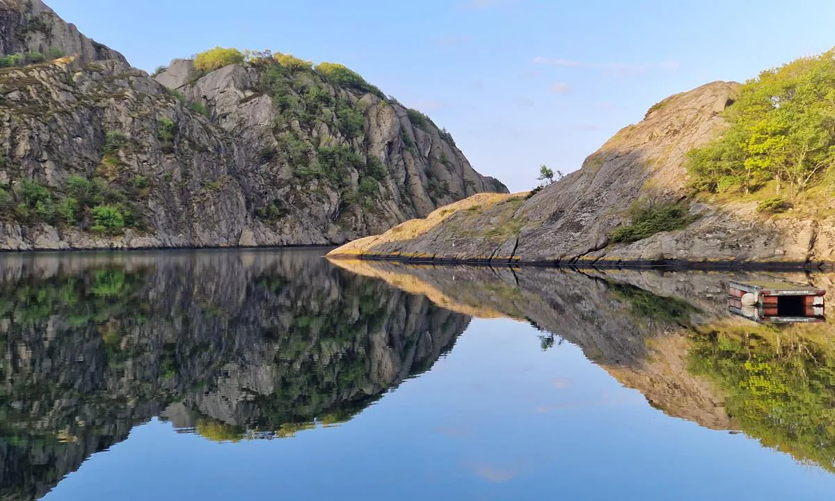 Lindevika: {"base": "de", "no": "Den vakreste ankringsplassen...", "se": "Den vackraste ankringsplatsen...", "en": "The most beautiful anchorage point in the bay of Seestern is located on the western side. When entering, observe the depth soundings and stay at least 200 meters away from the marked reefs. The bottom is sandy with good holding ground, making it ideal for anchoring overnight. Facilities such as fresh water, fuel, and provisioning are available at the small marina to the north. Be sure to respect local regulations and preserve the natural environment by disposing of waste properly.", "da": "Den smukkeste ankerplads...", "fr": "Le plus bel endroit pour jeter l'ancre...", "de": "Der sch\u00f6nste Ankerplatz...", "es": "El fondeadero m\u00e1s bonito...", "it": "Il pi\u00f9 bel punto di ancoraggio...", "pt": "O ponto de ancoragem mais bonito...", "nl": "De mooiste ankerplaats...", "pl": "Najpi\u0119kniejsze miejsce kotwiczenia...", "uk": "\u041d\u0430\u0439\u043a\u0440\u0430\u0441\u0438\u0432\u0456\u0448\u0435 \u043c\u0456\u0441\u0446\u0435 \u0434\u043b\u044f \u044f\u043a\u043e\u0440\u044f...", "ro": "Cel mai frumos loc de ancorare...", "tr": "En g\u00fczel demirleme yeri...", "el": "\u03a4\u03bf \u03c9\u03c1\u03b1\u03b9\u03cc\u03c4\u03b5\u03c1\u03bf \u03c3\u03b7\u03bc\u03b5\u03af\u03bf \u03b3\u03b9\u03b1 \u03ac\u03b3\u03ba\u03c5\u03c1\u03b1...", "cs": "Nejkr\u00e1sn\u011bj\u0161\u00ed kotvi\u0161t\u011b...", "hu": "A legszebb horgonyz\u00f3hely...", "fi": "Kaunein ankkuripaikka...", "bg": "\u041d\u0430\u0439-\u043a\u0440\u0430\u0441\u0438\u0432\u043e\u0442\u043e \u043c\u044f\u0441\u0442\u043e \u0437\u0430 \u0445\u0432\u044a\u0440\u043b\u044f\u043d\u0435 \u043d\u0430 \u043a\u043e\u0442\u0432\u0430...", "sr": "\u041d\u0430\u0458\u043b\u0435\u043f\u0448\u0435 \u0441\u0438\u0434\u0440\u0438\u0448\u0442\u0435...", "et": "K\u00f5ige kaunim ankrukoht...", "lv": "Skaist\u0101k\u0101 enkura vieta Ostsee ir diezgan tuvu lielpils\u0113t\u0101m un tom\u0113r visai nepieejama. T\u0101 layming\u0101, maz apdz\u012bvot\u0101 sala Marstals,", "lt": "Gra\u017eiausia inkaravimo vieta..."}