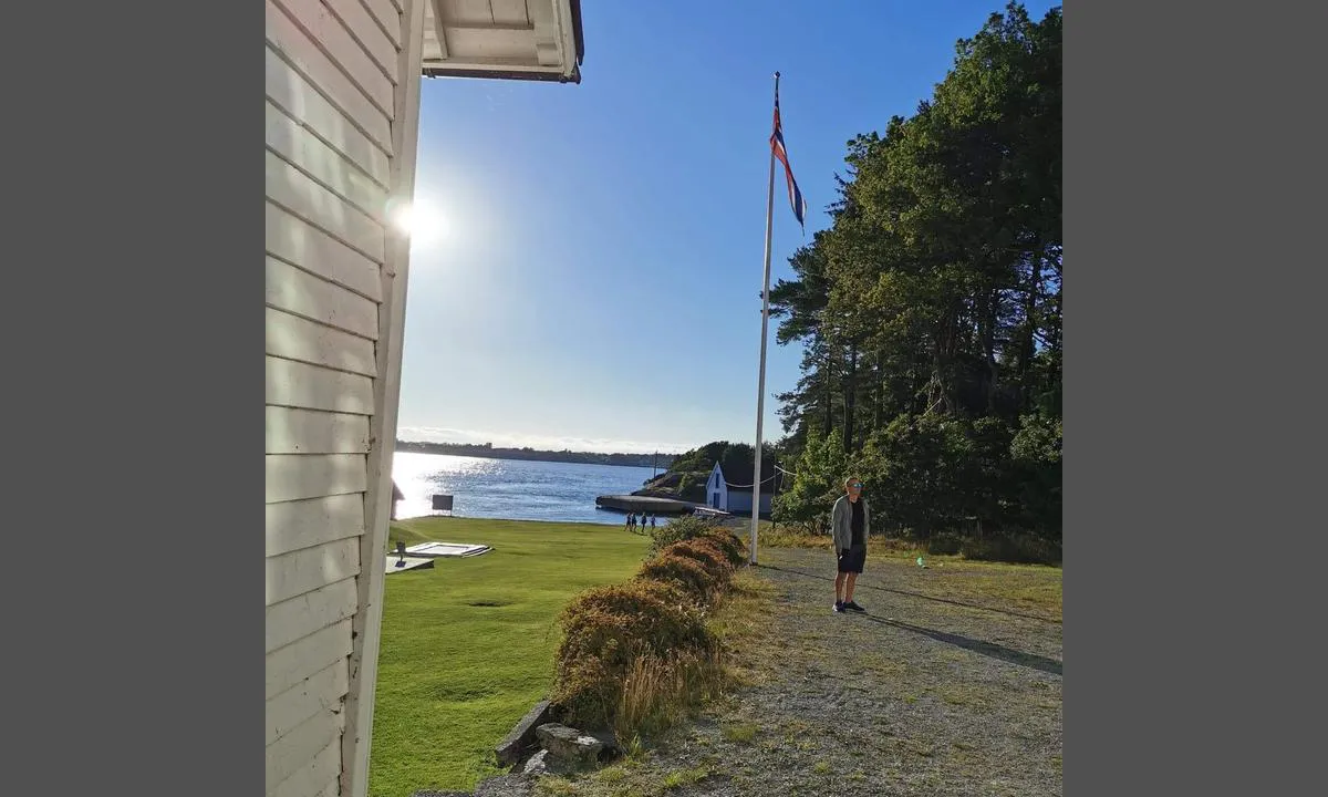 Lindøy: {"base": "no", "no": "Lind\u00f8y Skole", "se": "Lind\u00f6 Skola", "en": "Lind\u00f8y School", "da": "Lind\u00f8 Skole"}