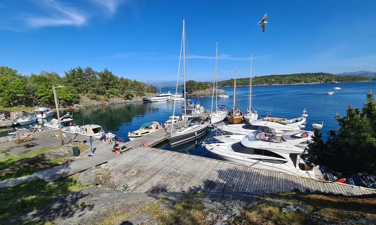 Lindøy: Nytt servicebygg med toalett og dysj.

Vann og søppeltømming tilgjengelig. .