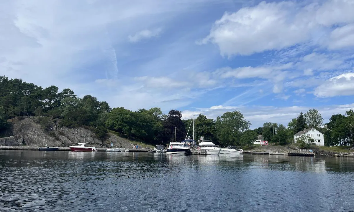 Lindøy: {"base": "no", "no": "Kjempeflott havn. Kan v\u00e6re litt urolig \u00e5 ligge p\u00e5 brygga langs land n\u00e5r enkelte b\u00e5ter g\u00e5r forbi. En del ankomster og avganger med hurtigb\u00e5t i sesongen, men de tar hensyn og var ikke til sjenanse.", "se": "Fantastisk hamn. Kan vara lite oroligt att ligga vid bryggan l\u00e4ngs land n\u00e4r vissa b\u00e5tar passerar. En del ankomster och avg\u00e5ngar med snabb\u00e5t under s\u00e4songen, men de tar h\u00e4nsyn och var inte st\u00f6rande.", "en": "Great harbour. It can be a bit uneasy to dock along the pier when some boats pass by. Several arrivals and departures with the express boat during the season, but they are considerate and were not bothersome.", "da": "K\u00e6mpeflot havn. Kan v\u00e6re lidt uroligt at ligge p\u00e5 broen langs land, n\u00e5r enkelte b\u00e5de g\u00e5r forbi. En del ankomster og afgange med hurtigb\u00e5d i s\u00e6sonen, men de tager hensyn og var ikke til gene."}