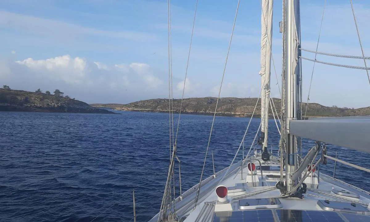 Linesøya - Rødøya: {"base": "fr", "no": "Utsikt over ankringsplassen fra ankringspunktet", "se": "Utsikt \u00f6ver ankarplatsen fr\u00e5n ankringspunkten", "en": "View of the anchorage from the anchor point", "da": "Udsigt over ankerpladsen fra ankerpunktet", "fr": "Vue sur le mouillage depuis le point d\u2019ancrage", "de": "Blick auf den Ankerplatz vom Ankerpunkt", "es": "Vista del fondeadero desde el punto de anclaje", "it": "Vista sull'ancoraggio dal punto di ancoraggio", "pt": "Vista da ancoragem a partir do ponto de amarra\u00e7\u00e3o", "nl": "Uitzicht op de ankerplaats vanaf het ankerpunt", "pl": "Widok na kotwicowisko z kotwicy", "uk": "\u0412\u0438\u0434 \u043d\u0430 \u044f\u043a\u0456\u0440\u043d\u0443 \u0441\u0442\u043e\u044f\u043d\u043a\u0443 \u0437 \u0442\u043e\u0447\u043a\u0438 \u044f\u043a\u043e\u0440\u0456\u043d\u043d\u044f", "ro": "Priveli\u0219te asupra ancorajului de la punctul de ancorare", "tr": "Demirleme noktas\u0131ndan demirleme alan\u0131n\u0131n g\u00f6r\u00fcn\u00fcm\u00fc", "el": "\u0398\u03ad\u03b1 \u03c3\u03c4\u03b7\u03bd \u03b1\u03b3\u03ba\u03c5\u03c1\u03bf\u03b2\u03bf\u03bb\u03af\u03b1 \u03b1\u03c0\u03cc \u03c4\u03bf \u03c3\u03b7\u03bc\u03b5\u03af\u03bf \u03c0\u03c1\u03cc\u03c3\u03b4\u03b5\u03c3\u03b7\u03c2", "cs": "Pohled na kotvi\u0161t\u011b z kotevn\u00edho bodu", "hu": "Kil\u00e1t\u00e1s a horgonyz\u00f3helyre a horgonyz\u00e1si pontr\u00f3l", "fi": "N\u00e4k\u00f6ala ankkuripaikalta", "bg": "\u0418\u0437\u0433\u043b\u0435\u0434 \u043a\u044a\u043c \u0437\u0430\u043a\u043e\u0442\u0432\u044f\u043d\u0435\u0442\u043e \u043e\u0442 \u0442\u043e\u0447\u043a\u0430\u0442\u0430 \u043d\u0430 \u043a\u043e\u0442\u0432\u0435\u043d\u0435", "sr": "Pogled na sidri\u0161te sa ta\u010dke usidrenja", "et": "Vaade ankurduspaigale ankrukohast", "lv": "Skats uz enkura vietu no enkuro\u0161an\u0101s punkta", "lt": "Vaizdas \u012f inkaravimosi viet\u0105 i\u0161 inkaravimo ta\u0161ko"}