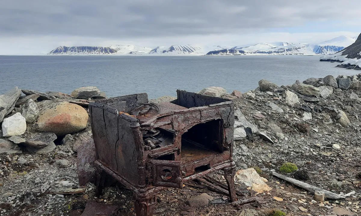 Lingbukta: {"base": "fr", "no": "P\u00e5 land finner man noen relikvier fra gamle fangstmenn.", "se": "P\u00e5 land hittar man n\u00e5gra kvarlevor fr\u00e5n gamla f\u00e4llf\u00e5ngare.", "en": "On land, there are some relics of ancient trappers.", "da": "P\u00e5 land finder man nogle relikvier fra gamle fangstm\u00e6nd.", "fr": "\u00c0 terre, on trouve quelques reliques d\u2019anciens trappeurs.", "de": "An Land findet man einige Relikte von ehemaligen Fallenstellern.", "es": "En tierra, se pueden encontrar algunas reliquias de antiguos tramperos.", "it": "A terra, si trovano alcune reliquie di antichi cacciatori di pellicce.", "pt": "Em terra, encontram-se algumas rel\u00edquias de antigos ca\u00e7adores.", "nl": "Aan land vindt men enkele reli\u00ebfs van oude trappers.", "pl": "Na l\u0105dzie mo\u017cna znale\u017a\u0107 kilka relikt\u00f3w dawnych traper\u00f3w.", "uk": "\u041d\u0430 \u0431\u0435\u0440\u0435\u0437\u0456 \u043c\u043e\u0436\u043d\u0430 \u0437\u043d\u0430\u0439\u0442\u0438 \u043a\u0456\u043b\u044c\u043a\u0430 \u0440\u0435\u043b\u0456\u043a\u0432\u0456\u0439 \u043a\u043e\u043b\u0438\u0448\u043d\u0456\u0445 \u043c\u0438\u0441\u043b\u0438\u0432\u0446\u0456\u0432 \u043d\u0430 \u0445\u0443\u0442\u0440\u0430.", "ro": "Pe uscat, se g\u0103sesc c\u00e2teva relicve ale vechilor capcani\u0219ti.", "tr": "Karada, eski tuzak\u00e7\u0131lardan kalma birka\u00e7 kal\u0131nt\u0131 bulunur.", "el": "\u03a3\u03c4\u03b7 \u03c3\u03c4\u03b5\u03c1\u03b9\u03ac, \u03b8\u03b1 \u03b2\u03c1\u03b5\u03af\u03c4\u03b5 \u03bc\u03b5\u03c1\u03b9\u03ba\u03ac \u03b1\u03c0\u03bf\u03bc\u03b5\u03b9\u03bd\u03ac\u03c1\u03b9\u03b1 \u03b1\u03c0\u03cc \u03c0\u03b1\u03bb\u03b9\u03bf\u03cd\u03c2 \u03ba\u03c5\u03bd\u03b7\u03b3\u03bf\u03cd\u03c2.", "cs": "Na pevnin\u011b najdete n\u011bkolik relikvi\u00ed po b\u00fdval\u00fdch lovc\u00edch.", "hu": "A sz\u00e1razf\u00f6ld\u00f6n n\u00e9h\u00e1ny r\u00e9gi csapd\u00e1sz relikvi\u00e1i tal\u00e1lhat\u00f3k.", "fi": "Maissa l\u00f6ytyy muutamia muinaisten loukuttajien j\u00e4\u00e4nteit\u00e4.", "bg": "\u041d\u0430 \u0441\u0443\u0448\u0430\u0442\u0430 \u043c\u043e\u0433\u0430\u0442 \u0434\u0430 \u0441\u0435 \u043d\u0430\u043c\u0435\u0440\u044f\u0442 \u043d\u044f\u043a\u043e\u043b\u043a\u043e \u0440\u0435\u043b\u0438\u043a\u0432\u0438 \u043e\u0442 \u0441\u0442\u0430\u0440\u0438 \u043b\u043e\u0432\u0446\u0438.", "sr": "Na kopnu se nalaze neki ostaci starih trapa\u010da.", "et": "Maa peal v\u00f5ib leida m\u00f5ningaid vanade p\u00fc\u00fcnisj\u00e4\u00e4nuste.", "lv": "Uz sauszemes var atrast da\u017eus seno slazdu zvejnieku reliktus.", "lt": "Krante galima rasti kelias sen\u0173 gaudytoj\u0173 relikvijas."}