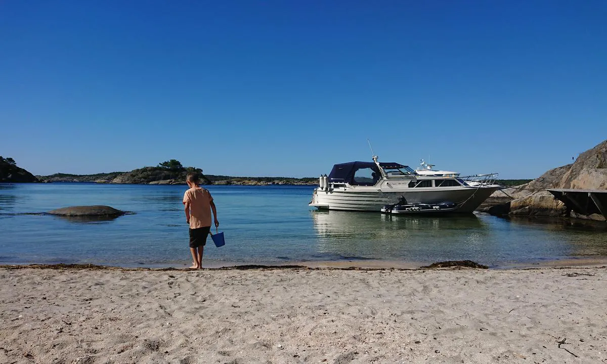 Lingestranda : Fin sandstrand for de minste
Fortøyningsbolter fra brygge og ut rundt odden