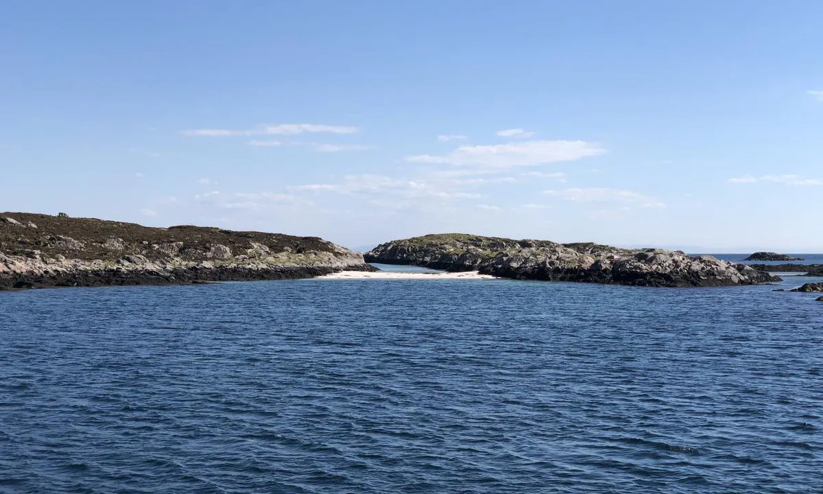 {"base": "no", "no": "Innerst i bukta ved ankringsplassen p\u00e5 Litle Ris\u00f8ya er det en liten sandstrand, som muligens kun er tilgjengelig p\u00e5 fj\u00e6re sj\u00f8.", "se": "Innerst i bukten vid ankringsplatsen p\u00e5 Lilla Ris\u00f6n finns det en liten sandstrand, som m\u00f6jligen endast \u00e4r tillg\u00e4nglig vid l\u00e5gvatten.", "en": "At the innermost part of the bay by the anchorage at Litle Ris\u00f8ya, there is a small sandy beach that might only be accessible at low tide.", "da": "Inderst i bugten ved ankringspladsen p\u00e5 Litle Ris\u00f8ya er der en lille sandstrand, som muligvis kun er tilg\u00e6ngelig ved lavvande."}