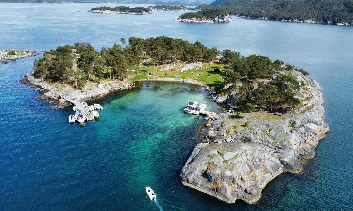 {"base": "no", "no": "Litle Teistholmen fra s\u00f8rvest. Brattholmen og Tingholmen i bakgrunnen.", "se": "Lilla Tisholmen fr\u00e5n sydv\u00e4st. Bratholmen och Tingholmen i bakgrunden.", "en": "Little Teistholmen from the southwest. Brattholmen and Tingholmen in the background.", "da": "Lille Teistholmen fra sydvest. Brattholmen og Tingholmen i baggrunden.", "fr": "Litle Teistholmen vue du sud-ouest. Brattholmen et Tingholmen en arri\u00e8re-plan.", "de": "Litle Teistholmen von S\u00fcdwesten. Brattholmen und Tingholmen im Hintergrund.", "es": "Litle Teistholmen desde el suroeste. Brattholmen y Tingholmen en el fondo.", "it": "Litle Teistholmen da sud-ovest. Brattholmen e Tingholmen sullo sfondo.", "pt": "Litle Teistholmen a partir do sudoeste. Brattholmen e Tingholmen ao fundo.", "nl": "Litle Teistholmen vanuit het zuidwesten. Brattholmen en Tingholmen op de achtergrond.", "pl": "Litle Teistholmen od po\u0142udniowego zachodu. Brattholmen i Tingholmen w tle.", "uk": "\u041b\u0456\u0442\u043b\u0435 \u0422\u0435\u0439\u0441\u0433\u043e\u043b\u044c\u043c\u0435\u043d \u0437 \u043f\u0456\u0432\u0434\u0435\u043d\u043d\u043e\u0433\u043e \u0437\u0430\u0445\u043e\u0434\u0443. \u0411\u0440\u0430\u0442\u0442\u0433\u043e\u043b\u044c\u043c\u0435\u043d \u0456 \u0422\u0438\u043d\u0433\u0433\u043e\u043b\u044c\u043c\u0435\u043d \u043d\u0430 \u0437\u0430\u0434\u043d\u044c\u043e\u043c\u0443 \u043f\u043b\u0430\u043d\u0456.", "ro": "Litle Teistholmen dinspre sud-vest. Brattholmen \u0219i Tingholmen \u00een fundal.", "tr": "G\u00fcneybat\u0131dan Litle Teistholmen. Arka planda Brattholmen ve Tingholmen.", "el": "\u039b\u03b9\u03c4\u03bb \u03a4\u03ad\u03b9\u03c3\u03c7\u03bf\u03bb\u03bc\u03b5\u03bd \u03b1\u03c0\u03cc \u03c4\u03b7 \u03bd\u03bf\u03c4\u03b9\u03bf\u03b4\u03c5\u03c4\u03b9\u03ba\u03ae \u03c0\u03bb\u03b5\u03c5\u03c1\u03ac. \u039c\u03c0\u03c1\u03ac\u03c4\u03c7\u03bf\u03bb\u03bc\u03b5\u03bd \u03ba\u03b1\u03b9 \u03a4\u03b9\u03bd\u03b3\u03ba\u03c7\u03bf\u03bb\u03bc\u03b5\u03bd \u03c3\u03c4\u03bf \u03c0\u03b1\u03c1\u03b1\u03c3\u03ba\u03ae\u03bd\u03b9\u03bf.", "cs": "Litle Teistholmen od jihoz\u00e1padu. Brattholmen a Tingholmen v pozad\u00ed.", "hu": "Litle Teistholmen d\u00e9lnyugatr\u00f3l. Brattholmen \u00e9s Tingholmen a h\u00e1tt\u00e9rben.", "fi": "Litle Teistholmen lounaasta. Brattholmen ja Tingholmen taustalla.", "bg": "\u041b\u0438\u0442\u0435 \u0422\u0435\u0439\u0441\u0445\u043e\u043b\u043c\u0435\u043d \u043e\u0442 \u044e\u0433\u043e\u0437\u0430\u043f\u0430\u0434. \u0411\u0440\u0430\u0442\u0445\u043e\u043b\u043c\u0435\u043d \u0438 \u0422\u0438\u043d\u0433\u0445\u043e\u043b\u043c\u0435\u043d \u043d\u0430 \u0437\u0430\u0434\u0435\u043d \u043f\u043b\u0430\u043d.", "sr": "Malo Teistholmen sa jugozapada. Brattholmen i Tingholmen u pozadini.", "et": "Litle Teistholmen edelkaarest. Taustal Brattholmen ja Tingholmen.", "lv": "Litle Teistholmen no dienvidrietumiem. Brattholmen un Tingholmen fon\u0101.", "lt": "Litle Teistholmen i\u0161 pietvakari\u0173. Brattholmen ir Tingholmen fone."}