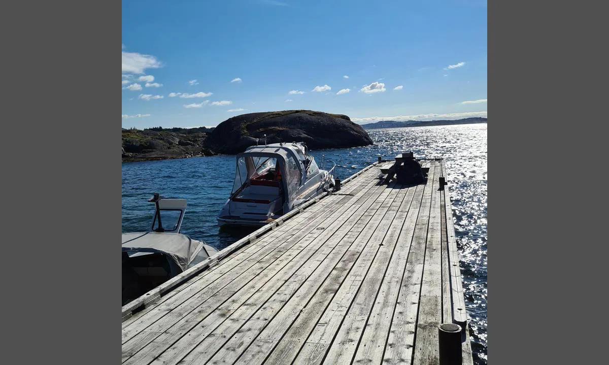 Litle Teistholmen: {"base": "no", "no": "Kort men god Brygge.", "se": "Kort men god Brygga.", "en": "Short but good pier.", "da": "Kort men god Brygge."}