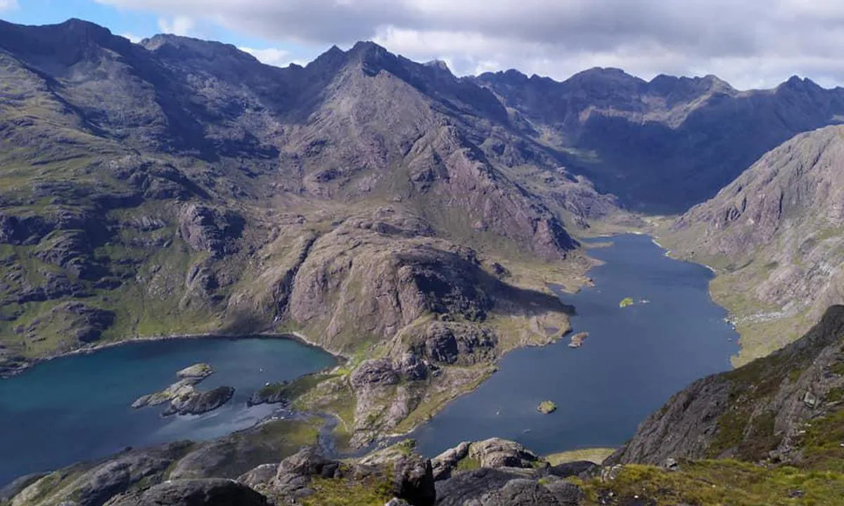{"base": "en", "no": "Ankringsplassen er p\u00e5 venstre side, rett bak de sm\u00e5 \u00f8yene. Elva i midten av bildet kommer fra Loch Coruisk p\u00e5 h\u00f8yre side.", "se": "Ankarplatsen ligger p\u00e5 v\u00e4nster sida, precis bakom de sm\u00e5 \u00f6arna. Floden i mitten av bilden kommer fr\u00e5n Loch Coruisk p\u00e5 h\u00f6ger sida.", "en": "The ancorage is on the left side, just behing the small islands. The river in the center of the image comes from Loch Coruisk on the right side.", "da": "Ankerpladsen er p\u00e5 venstre side, lige bag de sm\u00e5 \u00f8er. Floden i midten af billedet kommer fra Loch Coruisk p\u00e5 h\u00f8jre side."}