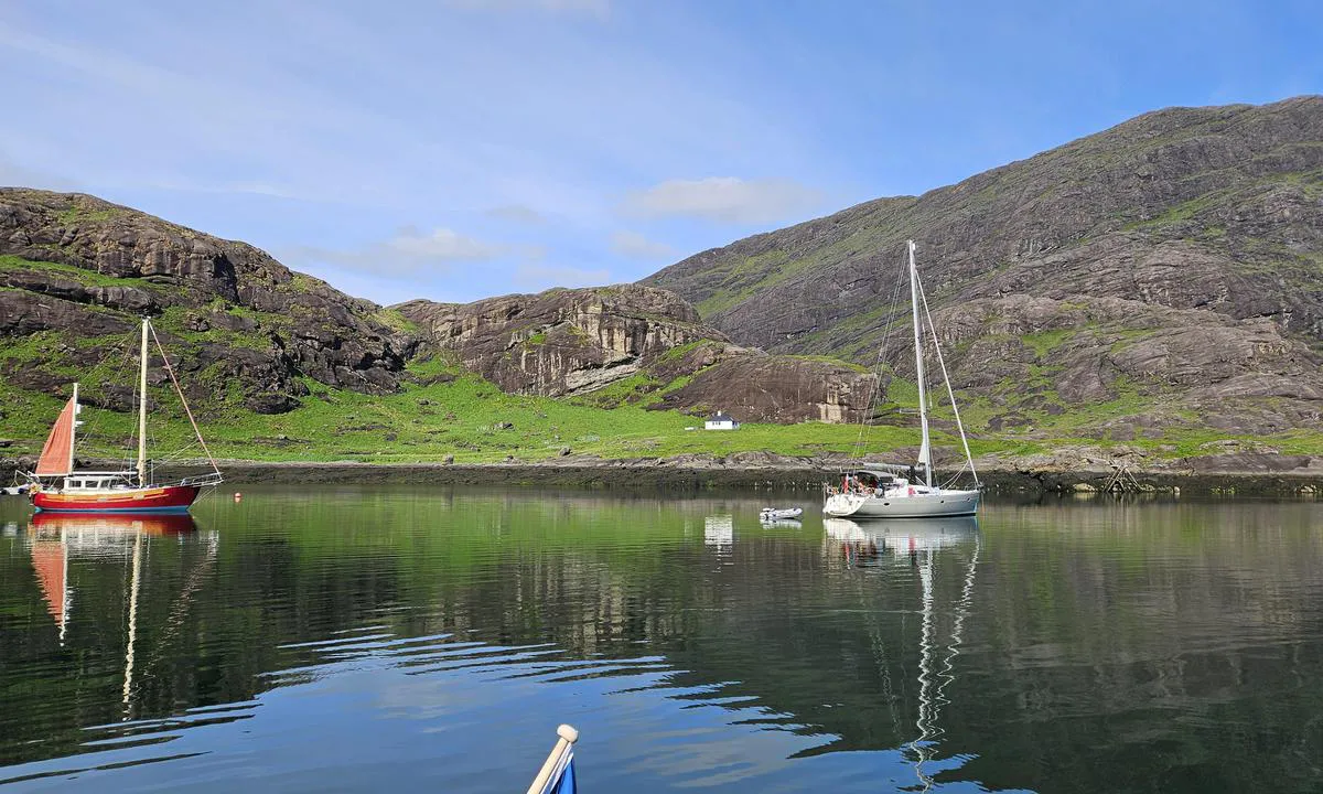 Loch na Cuilce: {"base": "en", "no": "Veldig fin bukt med de store fjellene som omgir deg.", "se": "Mycket trevlig vik med de enorma bergen som omger dig.", "en": "Very nice bay with those huge mountains surrounding you.", "da": "Meget flot bugt med de enorme bjerge, der omgiver dig.", "fr": "Tr\u00e8s belle baie avec ces immenses montagnes qui vous entourent.", "de": "Sehr sch\u00f6ne Bucht mit den riesigen Bergen, die Sie umgeben.", "es": "Bah\u00eda muy bonita con esas enormes monta\u00f1as rode\u00e1ndote.", "it": "Baia molto bella con quelle enormi montagne che ti circondano.", "pt": "Ba\u00eda muito bonita com aquelas enormes montanhas ao seu redor.", "nl": "Zeer mooie baai met die enorme bergen die je omringen.", "pl": "Bardzo \u0142adna zatoka otoczona ogromnymi g\u00f3rami.", "uk": "\u0414\u0443\u0436\u0435 \u0433\u0430\u0440\u043d\u0430 \u0437\u0430\u0442\u043e\u043a\u0430 \u0437 \u0432\u0435\u043b\u0438\u0447\u0435\u0437\u043d\u0438\u043c\u0438 \u0433\u043e\u0440\u0430\u043c\u0438, \u0449\u043e \u043e\u0442\u043e\u0447\u0443\u044e\u0442\u044c \u0432\u0430\u0441.", "ro": "Golf foarte frumos cu acei mun\u021bi uria\u0219i \u00eenconjur\u00e2ndu-v\u0103.", "tr": "\u00c7evrenizi saran b\u00fcy\u00fck da\u011flarla \u00e7ok g\u00fczel bir koy.", "el": "\u03a0\u03bf\u03bb\u03cd \u03c9\u03c1\u03b1\u03af\u03bf \u03ba\u03cc\u03bb\u03c0\u03bf \u03bc\u03b5 \u03b1\u03c5\u03c4\u03ac \u03c4\u03b1 \u03c4\u03b5\u03c1\u03ac\u03c3\u03c4\u03b9\u03b1 \u03b2\u03bf\u03c5\u03bd\u03ac \u03bd\u03b1 \u03c3\u03b1\u03c2 \u03c0\u03b5\u03c1\u03b9\u03b2\u03ac\u03bb\u03bb\u03bf\u03c5\u03bd.", "cs": "Velmi p\u011bkn\u00e1 z\u00e1toka obklopen\u00e1 t\u011bmi obrovsk\u00fdmi horami.", "hu": "Nagyon sz\u00e9p \u00f6b\u00f6l, hatalmas hegyekkel k\u00f6r\u00fclv\u00e9ve.", "fi": "Eritt\u00e4in mukava lahti, jota ymp\u00e4r\u00f6iv\u00e4t valtavat vuoret.", "bg": "\u041c\u043d\u043e\u0433\u043e \u0445\u0443\u0431\u0430\u0432 \u0437\u0430\u043b\u0438\u0432 \u0441 \u0442\u0435\u0437\u0438 \u043e\u0433\u0440\u043e\u043c\u043d\u0438 \u043f\u043b\u0430\u043d\u0438\u043d\u0438, \u043a\u043e\u0438\u0442\u043e \u0432\u0438 \u0437\u0430\u043e\u0431\u0438\u043a\u0430\u043b\u044f\u0442.", "sr": "Veoma lepa uvala sa tim ogromnim planinama koje vas okru\u017euju.", "et": "V\u00e4ga kena laht, mida \u00fcmbritsevad tohutud m\u00e4ed.", "lv": "\u013boti jauka l\u012bcis, ko apskauj milz\u012bgi kalni.", "lt": "Labai gra\u017ei \u012flanka, apsupta mil\u017eini\u0161k\u0173 kaln\u0173."}