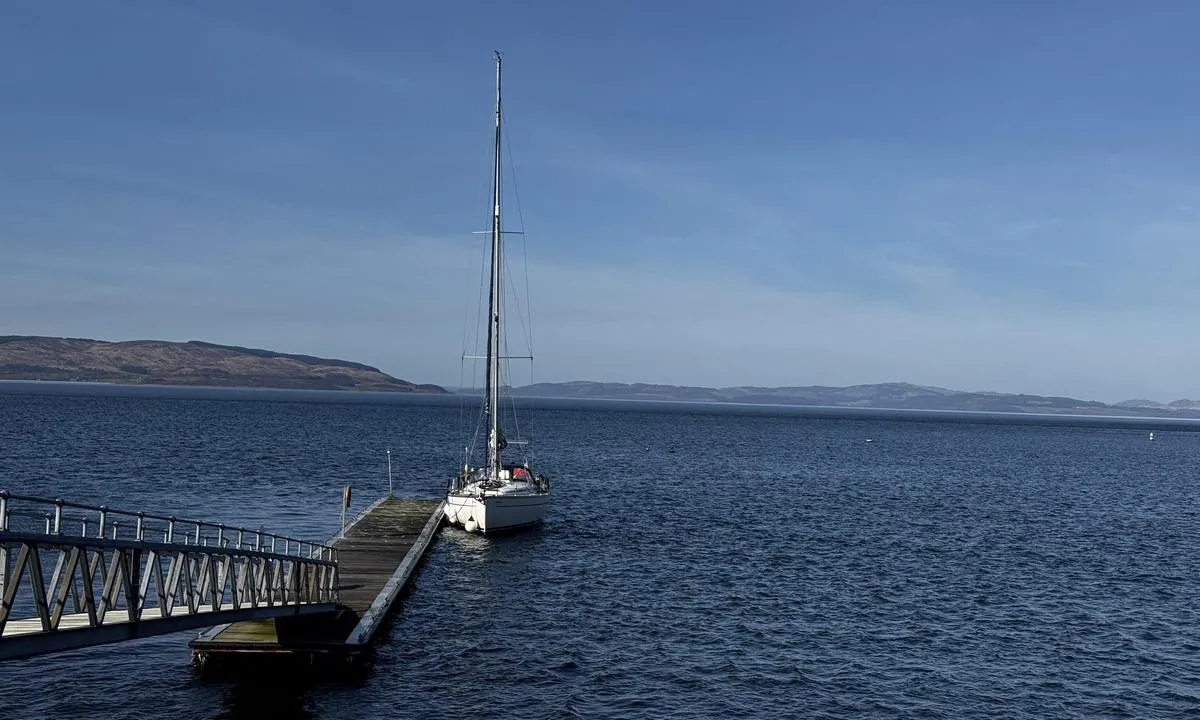 Lochranza Pontoon: {"base": "en", "no": "<b>Forsiktig:</b> grunt vann. Hold akterenden p\u00e5 linje og n\u00e6r deg s\u00e5 n\u00e6rt enden av brygga som mulig. Ved lavvann, forvent tidvis grunnst\u00f8ting.", "se": "Varning: grunda vatten. H\u00e5ll aktern i linje och n\u00e4rma dig s\u00e5 n\u00e4ra pirens slut som m\u00f6jligt. Vid l\u00e5gvatten, f\u00f6rv\u00e4nta dig tillf\u00e4lliga grundst\u00f6tningar.", "en": "Caution: shallow waters.\r\nKeep the stern aligned and approach as close to the end of the pier as possible.\r\nAt low tide, expect occasional grounding.", "da": "Forsigtig: lavt vand.<br>Hold agterenden p\u00e5 linje og sejl s\u00e5 t\u00e6t p\u00e5 kajens ende som muligt.<br>Ved lavvande kan der forekomme periodisk grundst\u00f8dning.", "fr": "Attention : eaux peu profondes.<br>Maintenez l'alignement de la poupe et approchez-vous le plus pr\u00e8s possible du bout du quai.<br>\u00c0 mar\u00e9e basse, pr\u00e9voyez un \u00e9chouement occasionnel.", "de": "Achtung: Flachwasser.<br>Halten Sie das Heck ausgerichtet und n\u00e4hern Sie sich so nah wie m\u00f6glich dem Ende des Piers.<br>Bei Ebbe ist gelegentliches Auflaufen zu erwarten.", "es": "Precauci\u00f3n: aguas poco profundas. Mantenga la popa alineada y ac\u00e9rquese lo m\u00e1s cerca posible del final del muelle. En marea baja, espere encallamientos ocasionales.", "it": "Attenzione: acque basse. Mantenere la poppa allineata e avvicinarsi il pi\u00f9 vicino possibile alla fine del molo. Con la bassa marea, aspettarsi incagliamenti occasionali.", "pt": "Aten\u00e7\u00e3o: \u00e1guas rasas.<br>Mantenha a popa alinhada e aproxime-se o mais pr\u00f3ximo poss\u00edvel do final do p\u00eder.<br>Na mar\u00e9 baixa, espere encalhes ocasionais.", "nl": "Let op: ondiep water. Houd de achtersteven uitgelijnd en nader zo dicht mogelijk bij het uiteinde van de pier. Bij laagwater moet u rekening houden met incidenteel aan de grond lopen.", "pl": "Uwaga: p\u0142ytkie wody.<br> Utrzymuj ruf\u0119 wyr\u00f3wnan\u0105 i podchod\u017a jak najbli\u017cej ko\u0144ca molo.<br> Przy odp\u0142ywie spodziewaj si\u0119 okazjonalnego osiadania na mielizn\u0119.", "uk": "\u041e\u0431\u0435\u0440\u0435\u0436\u043d\u043e: \u043c\u0456\u043b\u043a\u043e\u0432\u043e\u0434\u0434\u044f.<br>\u0422\u0440\u0438\u043c\u0430\u0439\u0442\u0435 \u043a\u043e\u0440\u043c\u0443 \u0432\u0438\u0440\u0456\u0432\u043d\u044f\u043d\u043e\u044e \u0442\u0430 \u043f\u0456\u0434\u0445\u043e\u0434\u044c\u0442\u0435 \u044f\u043a\u043e\u043c\u043e\u0433\u0430 \u0431\u043b\u0438\u0436\u0447\u0435 \u0434\u043e \u043a\u0456\u043d\u0446\u044f \u043f\u0456\u0440\u0441\u0443.<br>\u041f\u0456\u0434 \u0447\u0430\u0441 \u043d\u0438\u0437\u044c\u043a\u043e\u0433\u043e \u043f\u0440\u0438\u043f\u043b\u0438\u0432\u0443 \u043e\u0447\u0456\u043a\u0443\u0439\u0442\u0435 \u043c\u043e\u0436\u043b\u0438\u0432\u0438\u0445 \u043f\u043e\u0441\u0430\u0434\u043e\u043a \u043d\u0430 \u043c\u0456\u043b\u0438\u043d\u0443.", "ro": "Aten\u021bie: ape pu\u021bin ad\u00e2nci. <br>\nMen\u021bine\u021bi pupa aliniat\u0103 \u0219i apropia\u021bi-v\u0103 c\u00e2t mai aproape de cap\u0103tul digului. <br>\nLa reflux, a\u0219tepta\u021bi-v\u0103 la ocazionale e\u0219u\u0103ri.", "tr": "Uyar\u0131: s\u0131\u011f sular.<br/>K\u0131\u00e7\u0131 hizalay\u0131n ve iskele ucuna m\u00fcmk\u00fcn oldu\u011funca yak\u0131n yakla\u015f\u0131n.<br/>Gelgit d\u00fc\u015f\u00fck oldu\u011funda, zaman zaman karaya oturmay\u0131 bekleyin.", "el": "\u03a0\u03c1\u03bf\u03c3\u03bf\u03c7\u03ae: \u03c1\u03b7\u03c7\u03ac \u03bd\u03b5\u03c1\u03ac.<br>\u039a\u03c1\u03b1\u03c4\u03ae\u03c3\u03c4\u03b5 \u03c4\u03b7\u03bd \u03c0\u03c1\u03cd\u03bc\u03bd\u03b7 \u03b5\u03c5\u03b8\u03c5\u03b3\u03c1\u03b1\u03bc\u03bc\u03b9\u03c3\u03bc\u03ad\u03bd\u03b7 \u03ba\u03b1\u03b9 \u03c0\u03c1\u03bf\u03c3\u03b5\u03b3\u03b3\u03af\u03c3\u03c4\u03b5 \u03cc\u03c3\u03bf \u03c4\u03bf \u03b4\u03c5\u03bd\u03b1\u03c4\u03cc\u03bd \u03c0\u03b9\u03bf \u03ba\u03bf\u03bd\u03c4\u03ac \u03c3\u03c4\u03bf \u03c4\u03ad\u03bb\u03bf\u03c2 \u03c4\u03b7\u03c2 \u03c0\u03c1\u03bf\u03b2\u03bb\u03ae\u03c4\u03b1\u03c2.<br>\u03a3\u03b5 \u03c7\u03b1\u03bc\u03b7\u03bb\u03ae \u03c0\u03b1\u03bb\u03af\u03c1\u03c1\u03bf\u03b9\u03b1, \u03bd\u03b1 \u03b1\u03bd\u03b1\u03bc\u03ad\u03bd\u03b5\u03c4\u03b5 \u03c0\u03b5\u03c1\u03b9\u03c3\u03c4\u03b1\u03c3\u03b9\u03b1\u03ba\u03ae \u03c0\u03c1\u03bf\u03c3\u03ac\u03c1\u03b1\u03be\u03b7.", "cs": "Pozor: m\u011blk\u00e9 vody.<br>Udr\u017eujte z\u00e1\u010f vyrovnanou a p\u0159ibli\u017eujte se co nejbl\u00ed\u017ee ke konci mola.<br>P\u0159i odlivu o\u010dek\u00e1vejte ob\u010dasn\u00e9 nasednut\u00ed.", "hu": "Figyelem: sek\u00e9ly v\u00edzek.<br/>Tartsa az orrt\u00f3l a tatig szorosan egy vonalban, \u00e9s k\u00f6zel\u00edtse meg a m\u00f3l\u00f3 v\u00e9g\u00e9t, amennyire csak lehet.<br/>Ap\u00e1lykor sz\u00e1m\u00edtson id\u0151nk\u00e9nti fen\u00e9k\u00e9rint\u00e9sre.", "fi": "Varoitus: matalat vedet.<br>Pid\u00e4 per\u00e4 linjassa ja l\u00e4hesty niin l\u00e4helle laiturin p\u00e4\u00e4t\u00e4 kuin mahdollista.<br>Alavedell\u00e4, varaudu satunnaiseen pohjaan osumiseen.", "bg": "\u041f\u0440\u0435\u0434\u0443\u043f\u0440\u0435\u0436\u0434\u0435\u043d\u0438\u0435: \u043f\u043b\u0438\u0442\u043a\u0438 \u0432\u043e\u0434\u0438.<br>\u0414\u0440\u044a\u0436\u0442\u0435 \u043a\u044a\u0440\u043c\u0430\u0442\u0430 \u043f\u043e\u0434\u0440\u0430\u0432\u043d\u0435\u043d\u0430 \u0438 \u0441\u0435 \u043f\u0440\u0438\u0431\u043b\u0438\u0436\u0430\u0432\u0430\u0439\u0442\u0435 \u0432\u044a\u0437\u043c\u043e\u0436\u043d\u043e \u043d\u0430\u0439-\u0431\u043b\u0438\u0437\u043e \u0434\u043e \u043a\u0440\u0430\u044f \u043d\u0430 \u043a\u0435\u044f.<br>\u041f\u0440\u0438 \u043e\u0442\u043b\u0438\u0432 \u043e\u0447\u0430\u043a\u0432\u0430\u0439\u0442\u0435 \u0441\u043b\u0443\u0447\u0430\u0439\u043d\u043e \u0437\u0430\u0441\u044f\u0434\u0430\u043d\u0435.", "sr": "\u041e\u043f\u0440\u0435\u0437: \u043f\u043b\u0438\u0442\u043a\u0435 \u0432\u043e\u0434\u0435. \u0414\u0440\u0436\u0438\u0442\u0435 \u043a\u0440\u043c\u0443 \u043f\u043e\u0440\u0430\u0432\u043d\u0430\u0442\u0443 \u0438 \u043f\u0440\u0438\u0452\u0438\u0442\u0435 \u0448\u0442\u043e \u0431\u043b\u0438\u0436\u0435 \u043a\u0440\u0430\u0458\u0443 \u043f\u0440\u0438\u0441\u0442\u0430\u043d\u0438\u0448\u0442\u0430. \u041f\u0440\u0438 \u043e\u0441\u0435\u043a\u0438, \u043e\u0447\u0435\u043a\u0443\u0458\u0442\u0435 \u043f\u043e\u0432\u0440\u0435\u043c\u0435\u043d\u043e \u043d\u0430\u0441\u0443\u043a\u0430\u0432\u0430\u045a\u0435.", "et": "Hoiatus: madalad veed.<br>Hoidke ahter joondatult ja l\u00e4henege kai otsale nii l\u00e4hedale kui v\u00f5imalik.<br>Madala veeseisu ajal on oodata aeg-ajalt p\u00f5hja puutumist.", "lv": "Br\u012bdin\u0101jums: seklie \u016bde\u0146i.<br />Turiet paka\u013cgalu l\u012bmen\u012b un tuvoieties iesp\u0113jami tuvu piest\u0101tnes galam.<br />Zema paisuma laik\u0101, gaidiet gad\u012bjuma rakstura uzskr\u0113jienus uz s\u0113k\u013ca.", "lt": "<b>Atsargiai:</b> seklios vandenys.<br>Laikykite gal\u0105 suderint\u0105 ir art\u0117kite kuo ar\u010diau prieplaukos galo.<br>Atosl\u016bgio metu tik\u0117tis laivo dugno siekimo."}