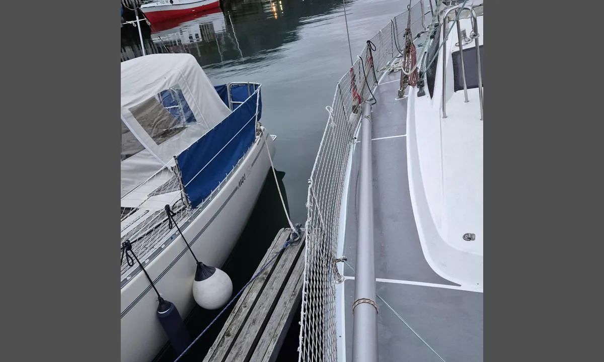 Lødingen: {"base": "no", "no": "39 fots b\u00e5t i b\u00e5s i indre havn, vi gikk ut igjen! :-)", "se": "39 fots b\u00e5t i b\u00e5s i inre hamn, vi gick ut igen! :-)", "en": "39-foot boat in a berth in the inner harbor, we went out again! :-)", "da": "39 fods b\u00e5d i b\u00e5s i indre havn, vi gik ud igen! :-)", "fr": "Bateau de 39 pieds dans un poste dans le port int\u00e9rieur, nous sommes ressortis ! :-)", "de": "39-Fu\u00df-Boot in der Box im inneren Hafen, wir sind wieder rausgefahren! :-)", "es": "Barco de 39 pies en un amarre en el puerto interior, \u00a1nos salimos de nuevo! :-)", "it": "Barca di 39 piedi in un posto al porto interno, siamo usciti di nuovo! :-)", "pt": "Barco de 39 p\u00e9s em espa\u00e7o na marina interna, n\u00f3s sa\u00edmos de novo! :-)", "nl": "39-voet boot in een ligplaats in de binnenhaven, we gingen weer weg! :-)", "pl": "39-stopowy statek w boksie w wewn\u0119trznym porcie, wyp\u0142yn\u0119li\u015bmy z powrotem! :-)", "uk": "39-\u0444\u0443\u0442\u043e\u0432\u0435 \u0441\u0443\u0434\u043d\u043e \u0432 \u0431\u0443\u0445\u0442\u0443 \u0443 \u0432\u043d\u0443\u0442\u0440\u0456\u0448\u043d\u0456\u0439 \u0433\u0430\u0432\u0430\u043d\u0456, \u043c\u0438 \u0437\u043d\u043e\u0432\u0443 \u0432\u0438\u0440\u0443\u0448\u0438\u043b\u0438! :-)", "ro": "Barc\u0103 de 39 de picioare \u00eentr-un loc de acostare \u00een portul interior, am ie\u0219it din nou! :-)", "tr": "39 fots b\u00e5t i iskelenkte i\u00e7 limanda, geri \u00e7\u0131kt\u0131k! :-)", "el": "39 \u03c0\u03bf\u03b4\u03b9\u03ce\u03bd \u03b2\u03ac\u03c1\u03ba\u03b1 \u03c3\u03b5 \u03b8\u03ad\u03c3\u03b7 \u03c3\u03c4\u03b7\u03bd \u03b5\u03c3\u03c9\u03c4\u03b5\u03c1\u03b9\u03ba\u03ae \u03bb\u03b9\u03bc\u03bd\u03bf\u03b8\u03ac\u03bb\u03b1\u03c3\u03c3\u03b1, \u03b2\u03b3\u03ae\u03ba\u03b1\u03bc\u03b5 \u03be\u03b1\u03bd\u03ac! :-)", "cs": "39 stop\u00e1 lo\u010f ve st\u00e1n\u00ed ve vnit\u0159n\u00edm p\u0159\u00edstavu, zase jsme vypluli! :-)", "hu": "39 l\u00e1bas haj\u00f3 egy rekeszben a bels\u0151 kik\u00f6t\u0151ben, \u00fajra kij\u00f6tt\u00fcnk! :-)", "fi": "39 jalan vene laituripaikassa sis\u00e4satamassa, menimme ulos taas! :-)", "bg": "39 \u0444\u0443\u0442\u0430 \u043b\u043e\u0434\u043a\u0430 \u0432 \u043a\u043b\u0435\u0442\u043a\u0430 \u0432\u044a\u0432 \u0432\u044a\u0442\u0440\u0435\u0448\u043d\u043e\u0442\u043e \u043f\u0440\u0438\u0441\u0442\u0430\u043d\u0438\u0449\u0435, \u043d\u0438\u0435 \u043e\u0442\u043d\u043e\u0432\u043e \u0438\u0437\u043b\u044f\u0437\u043e\u0445\u043c\u0435! :-)", "sr": "\u010camac od 39 stopa u boksu u unutra\u0161njoj luci, opet smo isplovili! :-)", "et": "39-jalane paat sisemises sadamas kai \u00e4\u00e4res, l\u00e4ksime j\u00e4lle v\u00e4lja! :-)", "lv": "39 p\u0113du laiva st\u0101vviet\u0101 iek\u0161\u0113j\u0101 ost\u0101, m\u0113s atkal izbrauc\u0101m! :-)", "lt": "39 p\u0117d\u0173 valtis vidin\u0117je uosto prieplaukoje, i\u0161plauk\u0117me i\u0161 karto! :-)"}