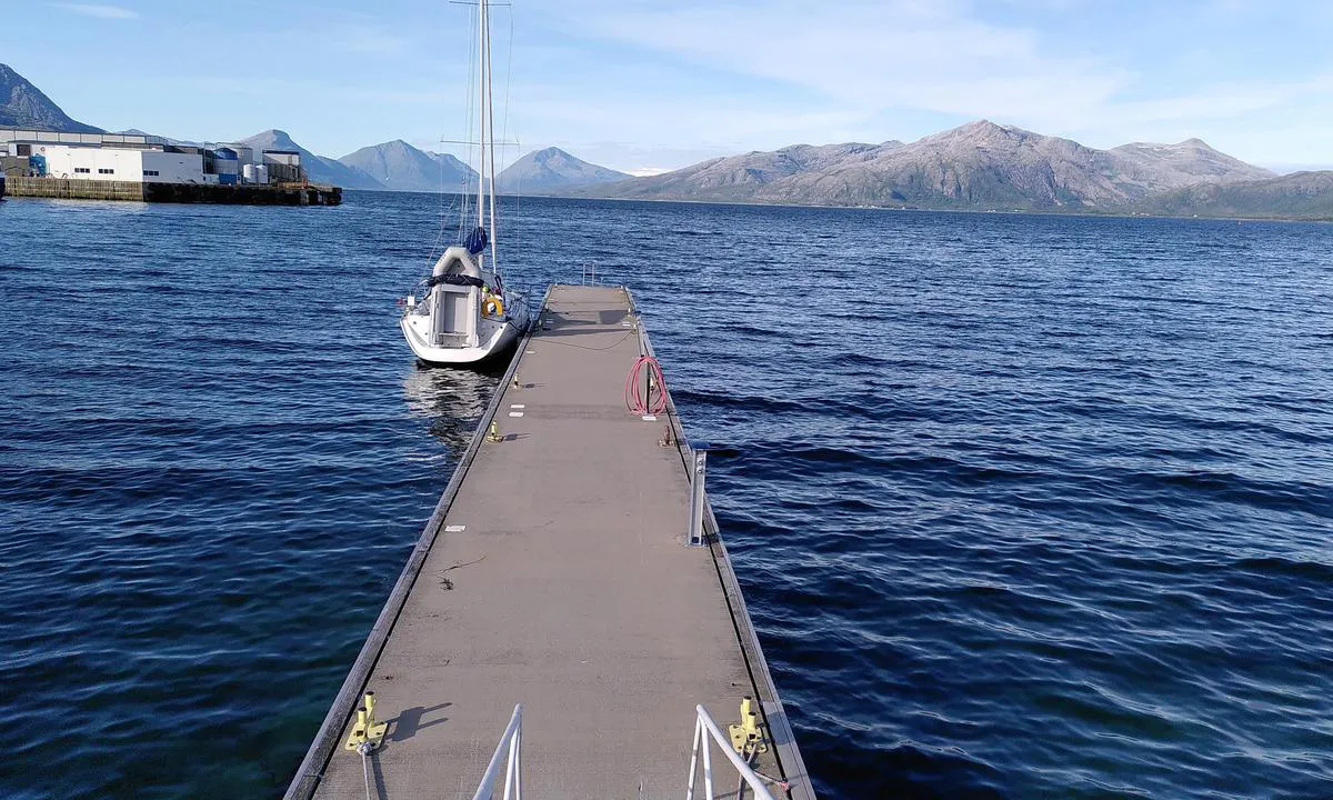 Lødingen: {"base": "no", "no": "S\u00f8r\u00f8stre brygge ved B\u00e5tvika nedenfor \"L\u00f8dingen brygge\". God dybde (>3m) nesten helt inn p\u00e5 begge sider. Utsatt for sj\u00f8 fra N\u00d8.", "se": "Syd\u00f6stra bryggan vid B\u00e5tvika nedanf\u00f6r \"L\u00f8dingen brygga\". Bra djup (>3m) n\u00e4stan \u00e4nda in p\u00e5 b\u00e5da sidor. Utsatt f\u00f6r sj\u00f6 fr\u00e5n NO.", "en": "South-eastern pier at B\u00e5tvika below 'L\u00f8dingen pier'. Good depth (>3m) almost all the way in on both sides. Exposed to sea from NE.", "da": "Syd\u00f8stlige brygge ved B\u00e5tvika nedenfor \"L\u00f8dingen brygge\". God dybde (>3m) n\u00e6sten helt ind p\u00e5 begge sider. Udsat for s\u00f8 fra N\u00d8."}