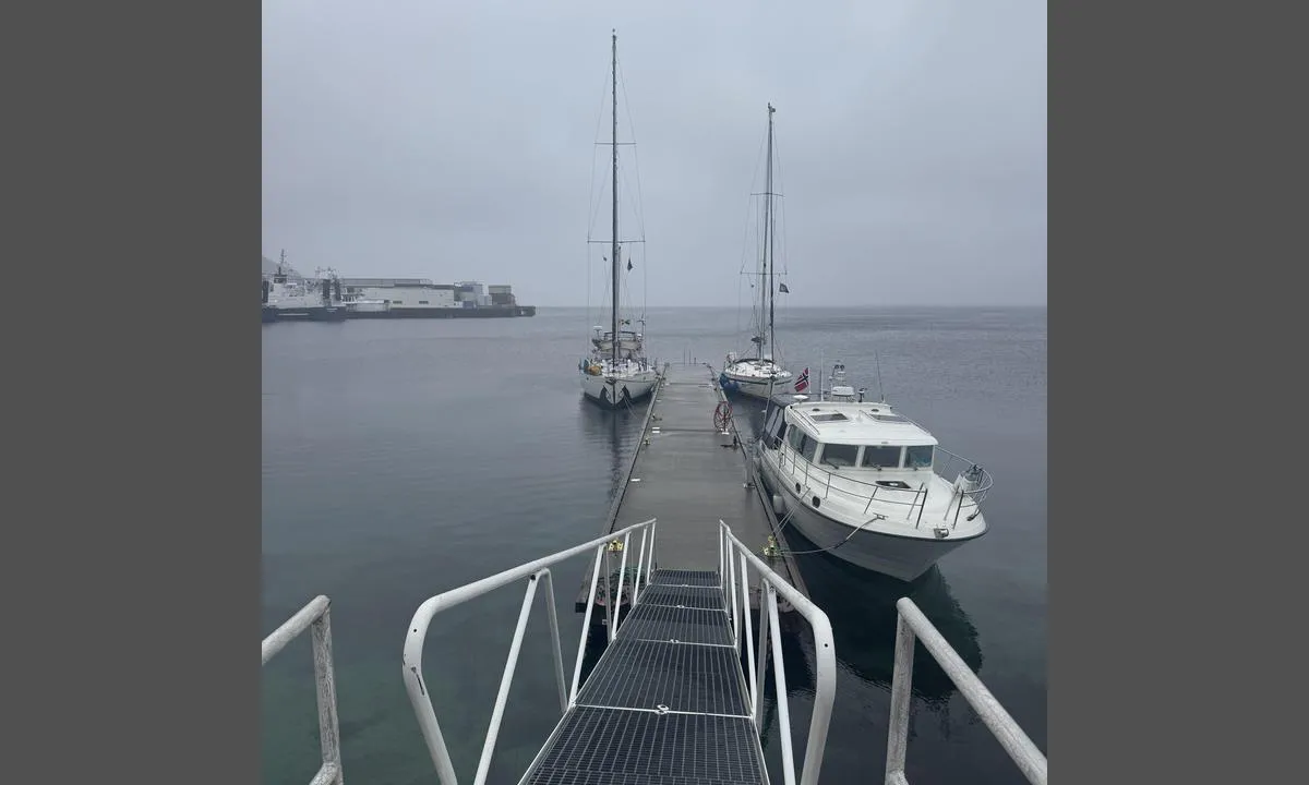 Lødingen - Vesterålen: {"base": "no", "no": "Vestlig kai. Str\u00f8mboks st\u00e5r litt langt inne p\u00e5 to indre flytebrygger . Trenger lang Her er det ogs\u00e5 vann.", "se": "V\u00e4stlig kaj. Str\u00f6mbox st\u00e5r lite l\u00e5ngt inne p\u00e5 tv\u00e5 inre flytbryggor. Beh\u00f6ver l\u00e5ng H\u00e4r finns det ocks\u00e5 vatten.", "en": "Western quay. Electrical outlet box is slightly inland on two inner floating docks. Need long. Here is also water.", "da": "<p>Vestlig kaj. Str\u00f8mboksen st\u00e5r lidt langt inde p\u00e5 to indre flydebroer. Her er der ogs\u00e5 vand.</p>", "fr": "Quai ouest. La bo\u00eete \u00e9lectrique est situ\u00e9e un peu \u00e0 l'int\u00e9rieur sur deux pontons flottants. Il faut un long c\u00e2ble. Il y a aussi de l'eau ici.", "de": "Westlicher Kai. Der Stromkasten steht etwas weiter innen an zwei inneren Schwimmstegen. Man ben\u00f6tigt ein langes Kabel. Hier gibt es auch Wasser.", "es": "Muelle occidental. La caja de corriente est\u00e1 un poco hacia adentro en dos muelles flotantes interiores. Necesita largo Aqu\u00ed tambi\u00e9n hay agua.", "it": "Molo occidentale. La cassetta elettrica \u00e8 situata un po' lontano sulle due banchine galleggianti interne. Qui serve una lunga (<em>...)</em> . Qui c'\u00e8 anche acqua.", "pt": "Cais ocidental. A caixa de corrente est\u00e1 um pouco longe, em dois pont\u00f5es internos. Necessita de comprimento. Aqui tamb\u00e9m h\u00e1 \u00e1gua.", "nl": "Westelijke kade. De stroomboks staat iets verder naar binnen op twee binnenste drijvende steigers. Kun je lang aanleggen. Hier is ook water.", "pl": "Zachodni nabrze\u017ce. Skrzynka elektryczna znajduje si\u0119 troch\u0119 dalej wewn\u0105trz na dw\u00f3ch wewn\u0119trznych p\u0142ywaj\u0105cych pomostach. Potrzebujesz d\u0142ugiego kabla. Tutaj jest tak\u017ce woda.", "uk": "\u0417\u0430\u0445\u0456\u0434\u043d\u0438\u0439 \u043f\u0440\u0438\u0447\u0430\u043b. \u0415\u043b\u0435\u043a\u0442\u0440\u043e\u0449\u0438\u0442 \u0437\u043d\u0430\u0445\u043e\u0434\u0438\u0442\u044c\u0441\u044f \u0442\u0440\u043e\u0445\u0438 \u0432\u0441\u0435\u0440\u0435\u0434\u0438\u043d\u0456 \u043d\u0430 \u0434\u0432\u043e\u0445 \u0432\u043d\u0443\u0442\u0440\u0456\u0448\u043d\u0456\u0445 \u043f\u043b\u0430\u0432\u0443\u0447\u0438\u0445 \u043f\u0440\u0438\u0447\u0430\u043b\u0430\u0445. \u041f\u043e\u0442\u0440\u0456\u0431\u0435\u043d \u0434\u043e\u0432\u0433\u0438\u0439 \u043a\u0430\u0431\u0435\u043b\u044c. <br> \u0422\u0443\u0442 \u0454 \u0442\u0430\u043a\u043e\u0436 \u0432\u043e\u0434\u0430.", "ro": "Chei vestic. Cutia de curent este situat\u0103 pu\u021bin \u00een interiorul celor dou\u0103 pontoane interioare. Este nevoie de lungime. Aici este \u0219i ap\u0103.", "tr": "Bat\u0131 r\u0131ht\u0131m\u0131. Elektrik panosu iki i\u00e7 y\u00fczen iskelede biraz i\u00e7eride duruyor. Uzun demirleme gerekir. Burada da su var.", "el": "\u0394\u03c5\u03c4\u03b9\u03ba\u03ae \u03c0\u03c1\u03bf\u03b2\u03bb\u03ae\u03c4\u03b1. \u03a4\u03bf \u03ba\u03b9\u03b2\u03ce\u03c4\u03b9\u03bf \u03c1\u03b5\u03cd\u03bc\u03b1\u03c4\u03bf\u03c2 \u03b2\u03c1\u03af\u03c3\u03ba\u03b5\u03c4\u03b1\u03b9 \u03bb\u03af\u03b3\u03bf \u03c0\u03b9\u03bf \u03bc\u03ad\u03c3\u03b1 \u03c3\u03c4\u03b9\u03c2 \u03b4\u03cd\u03bf \u03b5\u03c3\u03c9\u03c4\u03b5\u03c1\u03b9\u03ba\u03ad\u03c2 \u03c0\u03bb\u03c9\u03c4\u03ad\u03c2 \u03c0\u03c1\u03bf\u03b2\u03bb\u03ae\u03c4\u03b5\u03c2. \u03a7\u03c1\u03b5\u03b9\u03ac\u03b6\u03b5\u03c4\u03b1\u03b9 \u03bc\u03b1\u03ba\u03c1\u03cd <br> \u0395\u03b4\u03ce \u03c5\u03c0\u03ac\u03c1\u03c7\u03b5\u03b9 \u03b5\u03c0\u03af\u03c3\u03b7\u03c2 \u03bd\u03b5\u03c1\u03cc.", "cs": "Z\u00e1padn\u00ed molo. Elektrick\u00e1 rozvodn\u00e1 sk\u0159\u00ed\u0148 je trochu d\u00e1l na dvou vnit\u0159n\u00edch plovouc\u00edch molech. Pot\u0159ebujete dlouh\u00fd kabel. Zde je tak\u00e9 voda.", "hu": "Nyugati m\u00f3l\u00f3. Az \u00e1ramdoboz kiss\u00e9 beljebb tal\u00e1lhat\u00f3 a k\u00e9t bels\u0151 \u00fasz\u00f3m\u00f3l\u00f3n. Hossz\u00fa k\u00e1belre van sz\u00fcks\u00e9g. Itt is van v\u00edz.", "fi": "L\u00e4nsilaituri. S\u00e4hk\u00f6kotelo sijaitsee hieman sisemp\u00e4n\u00e4 kahdella sisemm\u00e4ll\u00e4 laiturilla. Tarvitsee pitk\u00e4n Kaivataan my\u00f6s vett\u00e4 t\u00e4\u00e4ll\u00e4.", "bg": "\u0417\u0430\u043f\u0430\u0434\u0435\u043d \u043a\u0435\u0439. \u041a\u043b\u0438\u043c\u0430\u0442\u0438\u0447\u043d\u0430\u0442\u0430 \u043a\u0443\u0442\u0438\u044f \u0441\u0442\u043e\u0438 \u043c\u0430\u043b\u043a\u043e \u043d\u0430\u0432\u044a\u0442\u0440\u0435 \u043d\u0430 \u0434\u0432\u0430 \u0432\u044a\u0442\u0440\u0435\u0448\u043d\u0438 \u043f\u043b\u0430\u0432\u0430\u0449\u0438 \u043a\u0435\u0439\u0430. \u0422\u0443\u043a \u0441\u044a\u0449\u043e \u0438\u043c\u0430 \u0432\u043e\u0434\u0430.", "sr": "\u0417\u0430\u043f\u0430\u0434\u043d\u0438 \u043a\u0435\u0458. \u041a\u0443\u0442\u0438\u0458\u0430 \u0441\u0430 \u0441\u0442\u0440\u0443\u0458\u043e\u043c \u0458\u0435 \u043f\u043e\u0441\u0442\u0430\u0432\u0459\u0435\u043d\u0430 \u043c\u0430\u043b\u043e \u0443\u043d\u0443\u0442\u0440\u0430 \u043d\u0430 \u0434\u0432\u0430 \u0443\u043d\u0443\u0442\u0440\u0430\u0448\u045a\u0430 \u043f\u043b\u0443\u0442\u0430\u0458\u0443\u045b\u0430 \u043f\u0440\u0438\u0441\u0442\u0430\u043d\u0438\u0448\u0442\u0430. \u041f\u043e\u0442\u0440\u0435\u0431\u0430\u043d \u0458\u0435 \u0434\u0443\u0433\u0430\u0447\u0430\u043a \u043a\u0430\u0431\u043b. \u041e\u0432\u0434\u0435 \u0438\u043c\u0430 \u0438 \u0432\u043e\u0434\u0435.", "et": "L\u00e4\u00e4ne kai. Voolukarp asub kahe sisemise ujuvkai \u00e4\u00e4res seespool. Vajab pikka juhet. Siin on ka vesi.", "lv": "Rietumu mols. Elektroener\u0123ijas k\u0101rba atrodas nedaudz t\u0101l\u0101k divos iek\u0161\u0113jos peldo\u0161ajos piest\u0101tn\u0113s. Vajadz\u012bgs gar\u0161 \u0160eit ir ar\u012b \u016bdens.", "lt": "Vakarinis prieplauka. Elektros lizdas yra \u0161iek tiek toliau viduje, ant dviej\u0173 vidini\u0173 pl\u016bduriuojan\u010di\u0173 prieplauk\u0173. Reikia ilgos jungiamoios linijos. \u010cia taip pat yra vandens."}