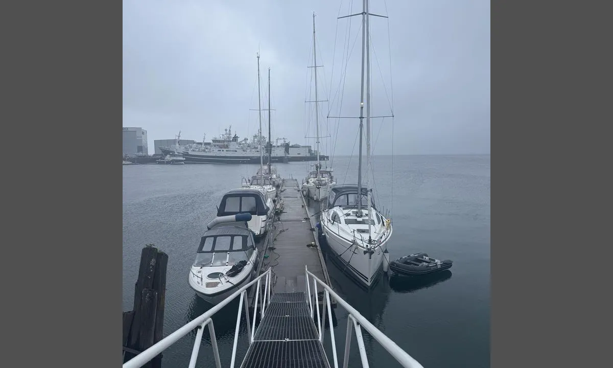 Lødingen - Vesterålen: {"base": "no", "no": "\u00d8stlig kai. Str\u00f8mboks st\u00e5r langt inne mot land. Trenger lang skj\u00f8teledning for \u00e5 f\u00e5 str\u00f8m til b\u00e5ter ytterst p\u00e5 brygge. Ingen vann.", "se": "\u00d6stra kajen. Str\u00f6mbox st\u00e5r l\u00e5ngt in mot land. Beh\u00f6ver l\u00e5ng f\u00f6rl\u00e4ngningssladd f\u00f6r att f\u00e5 str\u00f6m till b\u00e5tar l\u00e4ngst ut p\u00e5 bryggan. Inget vatten.", "en": "Eastern quay. The power box is situated far inland. A long extension cord is needed to provide power to boats at the outer end of the pier. No water available.", "da": "\u00d8stlig kaj. Str\u00f8mboks st\u00e5r langt inde mod land. Har brug for lang forl\u00e6ngerledning for at f\u00e5 str\u00f8m til b\u00e5de yderst p\u00e5 broen. Intet vand.", "fr": "Quai est. La bo\u00eete de distribution \u00e9lectrique est situ\u00e9e loin \u00e0 l'int\u00e9rieur des terres. Un long c\u00e2ble de rallonge est n\u00e9cessaire pour fournir de l'\u00e9lectricit\u00e9 aux bateaux situ\u00e9s \u00e0 l'extr\u00e9mit\u00e9 du quai. Pas d'eau.", "de": "\u00d6stliche Mole. Der Stromkasten steht weit landeinw\u00e4rts. Man ben\u00f6tigt ein langes Verl\u00e4ngerungskabel, um Strom zu den Booten am Ende des Stegs zu bekommen. Kein Wasser.", "es": "Muelle oriental. Caja de electricidad ubicada hacia el interior, cerca de la tierra. Se necesita un cable de prolongaci\u00f3n largo para tener electricidad en los barcos al final del muelle. No hay agua.", "it": "Banchina orientale. La cassetta di distribuzione elettrica \u00e8 posizionata lontano verso terra. \u00c8 necessaria una lunga prolunga per portare energia elettrica alle barche all'estremit\u00e0 del molo. Non c'\u00e8 acqua.", "pt": "Cais leste. A caixa de energia est\u00e1 bem para dentro em dire\u00e7\u00e3o \u00e0 terra. Necessita de uma extens\u00e3o longa para fornecer eletricidade aos barcos na extremidade externa do cais. Sem \u00e1gua.", "nl": "Oostelijke kade. Stroomkast staat ver landinwaarts. Lange verlengkabel nodig om stroom te krijgen naar boten aan het uiteinde van de steiger. Geen water.", "pl": "Wschodni keja. Skrzynka elektryczna znajduje si\u0119 g\u0142\u0119boko w kierunku l\u0105du. Potrzebny d\u0142ugi przed\u0142u\u017cacz, aby uzyska\u0107 pr\u0105d dla \u0142odzi na ko\u0144cu pomostu. Brak wody.", "uk": "\u0421\u0445\u0456\u0434\u043d\u0438\u0439 \u043f\u0440\u0438\u0447\u0430\u043b. \u0415\u043b\u0435\u043a\u0442\u0440\u0438\u0447\u043d\u0438\u0439 \u044f\u0449\u0438\u043a \u0437\u043d\u0430\u0445\u043e\u0434\u0438\u0442\u044c\u0441\u044f \u0434\u0430\u043b\u0435\u043a\u043e \u0432\u0433\u043b\u0438\u0431 \u0441\u0443\u0448\u0456. \u041f\u043e\u0442\u0440\u0456\u0431\u0435\u043d \u0434\u043e\u0432\u0433\u0438\u0439 \u043f\u043e\u0434\u043e\u0432\u0436\u0443\u0432\u0430\u0447, \u0449\u043e\u0431 \u043e\u0442\u0440\u0438\u043c\u0430\u0442\u0438 \u0435\u043b\u0435\u043a\u0442\u0440\u043e\u0436\u0438\u0432\u043b\u0435\u043d\u043d\u044f \u0434\u043b\u044f \u0447\u043e\u0432\u043d\u0456\u0432 \u043d\u0430 \u043a\u0440\u0430\u044e \u043f\u0440\u0438\u0447\u0430\u043b\u0443. \u0412\u043e\u0434\u0438 \u043d\u0435\u043c\u0430\u0454.", "ro": "Chei estic\u0103. Cutia de alimentare cu electricitate este situat\u0103 departe spre uscat. Este necesar un cablu prelungitor lung pentru a aduce electricitate pentru b\u0103rcile aflate la cap\u0103tul debarcaderului. F\u0103r\u0103 ap\u0103.", "tr": "Do\u011fu r\u0131ht\u0131m\u0131. Elektrik kutusu k\u0131y\u0131n\u0131n \u00e7ok i\u00e7inde yer almaktad\u0131r. \u0130skeledeki en d\u0131\u015f teknelere elektrik sa\u011flamak i\u00e7in uzun bir uzatma kablosu gerekmektedir. Su yok.", "el": "\u0391\u03bd\u03b1\u03c4\u03bf\u03bb\u03b9\u03ba\u03ae \u03b1\u03c0\u03bf\u03b2\u03ac\u03b8\u03c1\u03b1. \u03a4\u03bf \u03ba\u03bf\u03c5\u03c4\u03af \u03c1\u03b5\u03cd\u03bc\u03b1\u03c4\u03bf\u03c2 \u03b2\u03c1\u03af\u03c3\u03ba\u03b5\u03c4\u03b1\u03b9 \u03b2\u03b1\u03b8\u03b9\u03ac \u03c3\u03c4\u03b7 \u03c3\u03c4\u03b5\u03c1\u03b9\u03ac. \u0391\u03c0\u03b1\u03b9\u03c4\u03b5\u03af\u03c4\u03b1\u03b9 \u03bc\u03b1\u03ba\u03c1\u03cd \u03ba\u03b1\u03bb\u03ce\u03b4\u03b9\u03bf \u03c0\u03c1\u03bf\u03ad\u03ba\u03c4\u03b1\u03c3\u03b7\u03c2 \u03b3\u03b9\u03b1 \u03c4\u03b7\u03bd \u03c0\u03b1\u03c1\u03bf\u03c7\u03ae \u03c1\u03b5\u03cd\u03bc\u03b1\u03c4\u03bf\u03c2 \u03c3\u03c4\u03b1 \u03c3\u03ba\u03ac\u03c6\u03b7 \u03c3\u03c4\u03bf \u03b5\u03be\u03c9\u03c4\u03b5\u03c1\u03b9\u03ba\u03cc \u03bc\u03ad\u03c1\u03bf\u03c2 \u03c4\u03b7\u03c2 \u03c0\u03c1\u03bf\u03ba\u03c5\u03bc\u03b1\u03af\u03b1\u03c2. \u03a7\u03c9\u03c1\u03af\u03c2 \u03bd\u03b5\u03c1\u03cc.", "cs": "V\u00fdchodn\u00ed molo. Elektrick\u00e1 sk\u0159\u00ed\u0148 je daleko ve vnitrozem\u00ed. Pot\u0159ebujete dlouh\u00e9 prodlu\u017eovac\u00ed veden\u00ed, abyste mohli p\u0159iv\u00e9st elekt\u0159inu k lod\u00edm na konci mola. \u017d\u00e1dn\u00e1 voda.", "hu": "Keleti m\u00f3l\u00f3. Az \u00e1ramdobozt m\u00e9lyen a sz\u00e1razf\u00f6ld fel\u00e9 helyezt\u00e9k el. Hossz\u00fa hosszabb\u00edt\u00f3ra van sz\u00fcks\u00e9g ahhoz, hogy \u00e1ramot biztos\u00edtson a m\u00f3l\u00f3 legk\u00fcls\u0151 r\u00e9sz\u00e9n \u00e1ll\u00f3 haj\u00f3knak. Nincs v\u00edz.", "fi": "It\u00e4inen laituri. S\u00e4hk\u00f6kaappi sijaitsee kaukana maata kohti. Tarvitsee pitk\u00e4n jatkojohdon, jotta saa virtaa laitureiden ulkop\u00e4\u00e4ss\u00e4 oleviin veneisiin. Ei vett\u00e4.", "bg": "\u0418\u0437\u0442\u043e\u0447\u0435\u043d \u043a\u0435\u0439. \u0415\u043b\u0435\u043a\u0442\u0440\u0438\u0447\u0435\u0441\u043a\u0430\u0442\u0430 \u043a\u0443\u0442\u0438\u044f \u0435 \u0440\u0430\u0437\u043f\u043e\u043b\u043e\u0436\u0435\u043d\u0430 \u0434\u044a\u043b\u0431\u043e\u043a\u043e \u043a\u044a\u043c \u0441\u0443\u0448\u0430\u0442\u0430. \u041d\u0443\u0436\u0435\u043d \u0435 \u0434\u044a\u043b\u044a\u0433 \u0443\u0434\u044a\u043b\u0436\u0438\u0442\u0435\u043b\u0435\u043d \u043a\u0430\u0431\u0435\u043b, \u0437\u0430 \u0434\u0430 \u0441\u0435 \u043e\u0441\u0438\u0433\u0443\u0440\u0438 \u0435\u043b\u0435\u043a\u0442\u0440\u0438\u0447\u0435\u0441\u0442\u0432\u043e \u0437\u0430 \u043b\u043e\u0434\u043a\u0438\u0442\u0435 \u0432 \u043a\u0440\u0430\u044f \u043d\u0430 \u043f\u0440\u0438\u0441\u0442\u0430\u043d\u0430. \u041d\u044f\u043c\u0430 \u0432\u043e\u0434\u0430.", "sr": "Isto\u010dno pristani\u0161te. Kutija sa strujom se nalazi duboko na kopnu. Potrebna je duga\u010dka produ\u017ena kabla da bi se dovela struja do brodova na kraju pristani\u0161ta. Nema vode.", "et": "Idakai. Voolukast asub s\u00fcgavalt maa poole. Vaja on pikka pikendusjuhet, et saada voolu kai \u00e4\u00e4res olevatele paatidele. Vett pole.", "lv": "Austrumu piest\u0101tne. Str\u0101vas k\u0101rba atrodas dzi\u013ci piekrast\u0113. Nepiecie\u0161ams gar\u0161 pagarin\u0101t\u0101js, lai nodro\u0161in\u0101tu elektroener\u0123iju laiv\u0101m piest\u0101tnes \u0101rmal\u0101. Nav \u016bdens.", "lt": "Rytinis krantin\u0117s. Elektros d\u0117\u017e\u0117 yra toli nuo kranto. Reikia ilgo prailgintuvo, kad gauti elektr\u0105 laivams, esantiems toli prie prieplaukos. N\u0117ra vandens."}