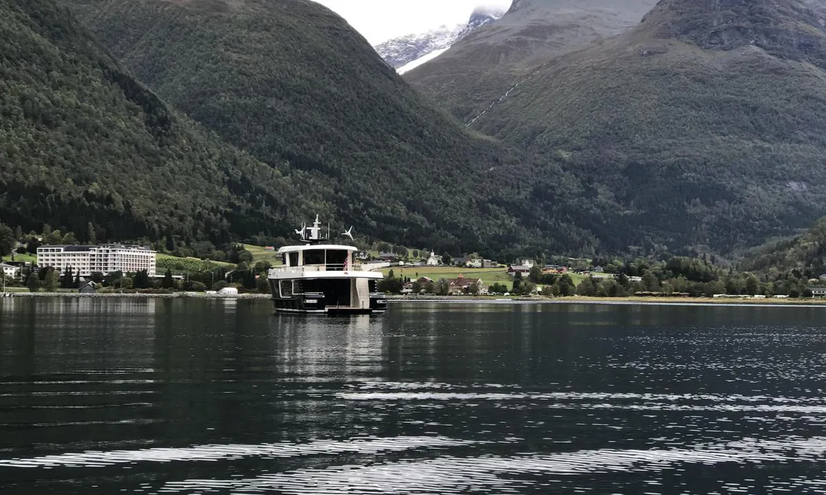 Loen ankringsplass: Hotel Alexandra til venstre i bildet (hold fingeren på bildet for å se hele …).