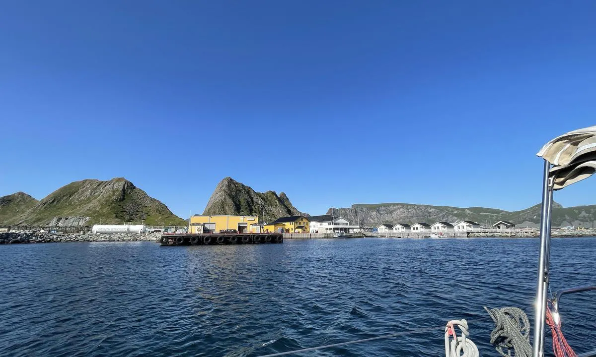 {"base": "no", "no": "Lofoten og V\u00e6r\u00f8y Bryggehotell ligger om babord etter at en har passert fergeleiet.", "se": "<p>Lofoten och V\u00e6r\u00f8y Bryggehotell ligger p\u00e5 babord sida efter att man har passerat f\u00e4rjel\u00e4get.</p>", "en": "Lofoten and V\u00e6r\u00f8y Bryggehotell are to port after passing the ferry terminal.", "da": "Lofoten og V\u00e6r\u00f8y Bryggehotell ligger til bagbord efter at man har passeret f\u00e6rgelejet."}