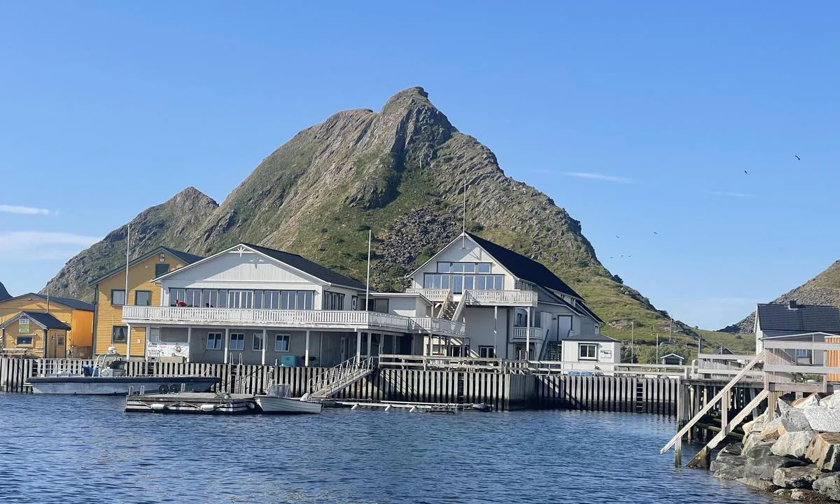 Lofoten og Værøy Bryggehotell: Restauranten på Bryggehotell serverer fantastisk mat. Større båter må fortøye langs kai (juli 2023), men eieren har planer om større flytebrygge.