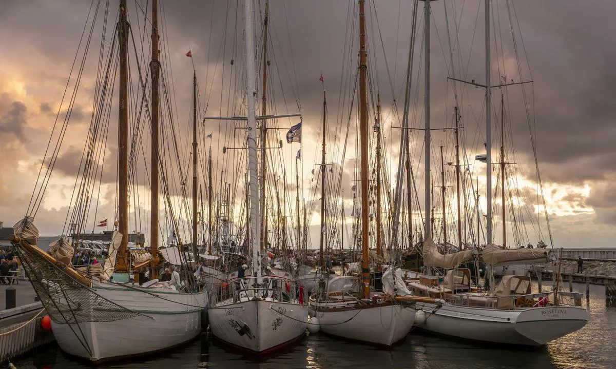 Løgstør Bådelaug: {"base": "da", "no": "https://limfjordenrundt.no/program-for-limfjorden-rundt-2024/", "se": "https://limfjordenrunt.se/program-for-limfjorden-runt-2024/", "en": "https://limfjordenrundt.dk/program-for-limfjorden-rundt-2024/", "da": "https://limfjordenrundt.dk/program-for-limfjorden-rundt-2024/", "fr": "https://limfjordenrundt.dk/programme-pour-limfjorden-rundt-2024/", "de": "https://limfjordenrundt.dk/programm-fuer-limfjorden-rundt-2024/", "es": "https://limfjordenrundt.dk/programa-para-limfjorden-rundt-2024/", "it": "https://limfjordenrundt.dk/program-for-limfjorden-rundt-2024/", "pt": "https://limfjordenrundt.dk/programa-para-o-limfjorden-rundt-2024/", "nl": "<p><strong>Program voor <em>Limfjorden Rundt</em> 2024</strong></p>\n<p><strong>Maandag 19 augustus 2024:</strong></p>\n<p>Van 12:00 tot 18:00 uur: Aankomst van de schepen in L\u00f8gst\u00f8r</p>\n<p><strong>Dinsdag 20 augustus 2024:</strong></p>\n<p>Skipperoverleg in L\u00f8gst\u00f8r</p>\n<p>10:00 Uhr: Eerste start L\u00f8gst\u00f8r - Thisted</p>\n<p>17:00 Uhr: Aankomst in Thisted</p>\n<p><strong>Woensdag 21 augustus 2024:</strong></p>\n<p>Skipperoverleg in Thisted</p>\n<p>10:00 Uhr: Eerste start Thisted - Struer</p>\n<p>17:00 Uhr: Aankomst in Struer</p>\n<p><strong>Donderdag 22 augustus 2024:</strong></p>\n<p>Skipperoverleg in Struer</p>\n<p>10:00 Uhr: Eerste start Struer - Nyk\u00f8bing Mors</p>\n<p>17:00 Uhr: Aankomst in Nyk\u00f8bing Mors</p>\n<p><strong>Vrijdag 23 augustus 2024:</strong></p>\n<p>Skipperoverleg in Nyk\u00f8bing Mors</p>\n<p>10:00 Uhr: Eerste start Nyk\u00f8bing Mors - Fur</p>\n<p>17:00 Uhr: Aankomst in Fur</p>\n<p><strong>Zaterdag 24 augustus 2024:</strong></p>\n<p>Skipperoverleg in Fur</p>\n<p>10:00 Uhr: Eerste start Fur - Skive</p>\n<p>14:30 Uhr: Aankomst in Skive</p>\n<p>17:30 Uhr: Prijsuitreiking</p>", "pl": "https://limfjordenrundt.dk/program-for-limfjorden-rundt-2024/", "uk": "https://limfjordenrundt.dk/program-for-limfjorden-rundt-2024/", "ro": "<h1>Program pentru Limfjorden Rundt 2024</h1><p>Limfjorden Rundt este una dintre cele mai mari \u0219i mai tradi\u021bionale regate din Danemarca. Evenimentul adun\u0103 nave clasice \u0219i istorice pentru o s\u0103pt\u0103m\u00e2n\u0103 de naviga\u021bie \u0219i competi\u021bie prietenoas\u0103 prin Limfjorden. Iat\u0103 programul pentru evenimentul din 2024:</p><h2>Luni, 12 August</h2><ul><li><strong>10:00:</strong> Adunarea tuturor navelor la Aalborg</li><li><strong>12:00:</strong> Deschiderea oficial\u0103 \u0219i discursuri de bun venit</li><li><strong>13:00:</strong> Inspectarea navelor \u0219i festivit\u0103\u021bi pe mal</li><li><strong>15:00:</strong> Pentru cei interesa\u021bi, croazier\u0103 \u00een jurul portului</li><li><strong>18:00:</strong> Cina de bun venit pentru to\u021bi participan\u021bii</li></ul><h2>Mar\u021bi, 13 August</h2><ul><li><strong>07:00:</strong> Mic dejun \u0219i preg\u0103tiri pentru prima etap\u0103</li><li><strong>09:00:</strong> Startul primei etape: Aalborg - Nibe</li><li><strong>13:00:</strong> Sosire estimat\u0103 la Nibe</li><li><strong>14:00:</strong> Pr\u00e2nz \u0219i activit\u0103\u021bi \u00een Nibe</li><li><strong>18:00:</strong> Cin\u0103 comun\u0103 \u0219i socializare</li><li><strong>20:00:</strong> Sear\u0103 liber\u0103 pentru a explora ora\u0219ul</li></ul><h2>Miercuri, 14 August</h2><ul><li><strong>07:00:</strong> Mic dejun \u0219i preg\u0103tiri pentru a doua etap\u0103</li><li><strong>09:00:</strong> Startul celei de-a doua etape: Nibe - L\u00f8gst\u00f8r</li><li><strong>12:00:</strong> Sosire estimat\u0103 la L\u00f8gst\u00f8r</li><li><strong>14:00:</strong> Pr\u00e2nz \u0219i activit\u0103\u021bi \u00een L\u00f8gst\u00f8r</li><li><strong>17:00:</strong> Vizit\u0103 la muzeul maritim local</li><li><strong>19:00:</strong> Cin\u0103 comun\u0103</li><li><strong>21:00:</strong> Concert \u00een port</li></ul><h2>Joi, 15 August</h2><ul><li><strong>07:00:</strong> Mic dejun \u0219i preg\u0103tiri pentru a treia etap\u0103</li><li><strong>09:00:</strong> Startul celei de-a treia etape: L\u00f8gst\u00f8r - Thisted</li><li><strong>13:00:</strong> Sosire estimat\u0103 la Thisted</li><li><strong>14:00:</strong> Pr\u00e2nz \u0219i activit\u0103\u021bi \u00een Thisted</li><li><strong>18:00:</strong> Cin\u0103 comun\u0103 \u0219i socializare</li><li><strong>20:00:</strong> Sear\u0103 liber\u0103 pentru a explora ora\u0219ul</li></ul><h2>Vineri, 16 August</h2><ul><li><strong>07:00:</strong> Mic dejun \u0219i preg\u0103tiri pentru a patra etap\u0103</li><li><strong>09:00:</strong> Startul celei de-a patra etape: Thisted - Struer</li><li><strong>13:00:</strong> Sosire estimat\u0103 la Struer</li><li><strong>14:00:</strong> Pr\u00e2nz \u0219i activit\u0103\u021bi \u00een Struer</li><li><strong>17:00:</strong> Vizit\u0103 la muzeul vikingilor</li><li><strong>19:00:</strong> Cin\u0103 comun\u0103</li><li><strong>21:00:</strong> Conferin\u021b\u0103 cu tema istoria naviga\u021biei \u00een Limfjorden</li></ul><h2>S\u00e2mb\u0103t\u0103, 17 August</h2><ul><li><strong>07:00:</strong> Mic dejun \u0219i preg\u0103tiri pentru ultima etap\u0103</li><li><strong>09:00:</strong> Startul ultimei etape: Struer - Skive</li><li><strong>13:00:</strong> Sosire estimat\u0103 la Skive</li><li><strong>14:00:</strong> Pr\u00e2nz \u0219i festivit\u0103\u021bi de \u00eenchidere</li><li><strong>18:00:</strong> Cin\u0103 festiv\u0103 \u0219i petrecere de \u00eenchidere</li><li><strong>21:00:</strong> Ceremonia de premiere \u0219i discursuri de \u00eencheiere</li></ul><p>V\u0103 a\u0219tept\u0103m cu ner\u0103bdare s\u0103 participa\u021bi la Limfjorden Rundt 2024 \u0219i s\u0103 \u00eemp\u0103rt\u0103\u0219i\u021bi bucuria naviga\u021biei tradi\u021bionale pe apele frumoase ale Limfjorden!</p>", "tr": "https://limfjordenrundt.dk/limfjorden-cevresinde-2024-programi/", "el": "https://limfjordenrundt.dk/program-for-limfjorden-rundt-2024/", "cs": "https://limfjordenrundt.dk/program-for-limfjorden-rundt-2024/", "hu": "https://limfjordenrundt.dk/program-for-limfjorden-rundt-2024/", "fi": "https://limfjordenrundt.fi/ohjelma-limfjorden-rundt-2024/", "bg": "https://limfjordenrundt.dk/program-for-limfjorden-rundt-2024/", "sr": "https://limfjordenrundt.dk/program-for-limfjorden-rundt-2024/", "et": "https://limfjordenrundt.dk/et/programm-limfjorden-rundt-2024/", "lv": "<h2>Programma Limfjorden Rundt 2024</h2>\n\n<p>Limfjorden Rundt 2024, kas tiek uzskat\u012bts par liel\u0101ko klasisko buruku\u0123u regati Zieme\u013ceirop\u0101, notiks no 19. l\u012bdz 24. augustam.</p>\n\n<p>Programma ir \u0161\u0101da:</p>\n\n<ul>\n <li>Pirmdien, 19. august\u0101 - re\u0123istr\u0101cija un dal\u012bbnieku san\u0101ksme</li>\n <li>Otrdien, 20. august\u0101 - starts no L\u00f8gst\u00f8r uz Thisted</li>\n <li>Tre\u0161dien, 21. august\u0101 - starts no Thisted uz Struer</li>\n <li>Ceturtdien, 22. august\u0101 - starts no Struer uz Nyk\u00f8bing Mors</li>\n <li>Piektdien, 23. august\u0101 - starts no Nyk\u00f8bing Mors uz Fur</li>\n <li>Sestdien, 24. august\u0101 - starts no Fur uz Skive un nosl\u0113guma ceremonija</li>\n</ul>\n\n<p>Limfjorden Rundt ir patiesa sv\u0113tku ned\u0113\u013ca, lai god\u0101tu v\u0113sturisk\u0101s buruku\u0123us un viest steig\u0101 eso\u0161os ostas ciematus.</p>", "lt": "<h2>Programos apra\u0161ymas kasdien:</h2>\n<table border=\"1\" class=\"default\" width=\"100%\">\n<tbody>\n<tr>\n<td width=\"30\"><strong>Diena</strong></td>\n<td width=\"113\"><strong>Data</strong></td>\n<td width=\"148\"><strong>Trasa</strong></td>\n<td width=\"450\"><strong>Veiklos</strong></td>\n</tr>\n<tr>\n<td rowspan=\"4\"><strong>Pirmadienis</strong></td>\n<td>02-09-2024</td>\n<td>Skive</td>\n<td>\nPirmadienis 02-09-2024. Skive <br>Atsidarymo susirinkimas kapitonams pavakar\u0119. <br>\n</td>\n</tr>\n<tr>\n<td><strong>Antradienis</strong></td>\n<td>03-09-2024</td>\n<td>Skive - Fur</td>\n<td>\n<b>10.00:</b> Startas <br>\nPlaukimas \u012f Fur <br>\n</td>\n</tr>\n<tr>\n<td rowspan=\"2\"><strong>Tre\u010diadienis</strong></td>\n<td>04-09-2024</td>\n<td>Fur - Nyk\u00f8bing Mors</td>\n<td>\n<b>10.00:</b> Startas <br>\nPlaukimas \u012f Nyk\u00f8bing Mors <br>\n</td>\n</tr>\n<tr>\n<td><strong>Ketvirtadienis</strong></td>\n<td>05-09-2024</td>\n<td>Nyk\u00f8bing Mors - Struer</td>\n<td>\n<b>10.00:</b> Startas <br>\nPlaukimas \u012f Struer <br>\n</td>\n</tr>\n<tr>\n<td rowspan=\"2\"><strong>Penktadienis</strong></td>\n<td>06-09-2024</td>\n<td>Struer - Thisted</td>\n<td>\n<b>10.00:</b> Startas <br>\nPlaukimas \u012f Thisted <br>\n</td>\n</tr>\n<tr>\n<td rowspan=\"2\"><strong>\u0160e\u0161tadienis</strong></td>\n<td>07-09-2024</td>\n<td>Thisted - Lemvig</td>\n<td>\n<b>10.00:</b> Startas <br>\nPlaukimas \u012f Lemvig <br> <b>18.00:</b> Apdovanojim\u0173 ceremonija <br>\n</td>\n</tr>\n<tr>\n<td><strong>Sekmadienis</strong></td>\n<td>08-09-2024</td>\n<td>Lemvig</td>\n<td>\nOficialus u\u017edarymas ir i\u0161vykimas <br>\n</td>\n</tr>\n</tbody>\n</table>"}