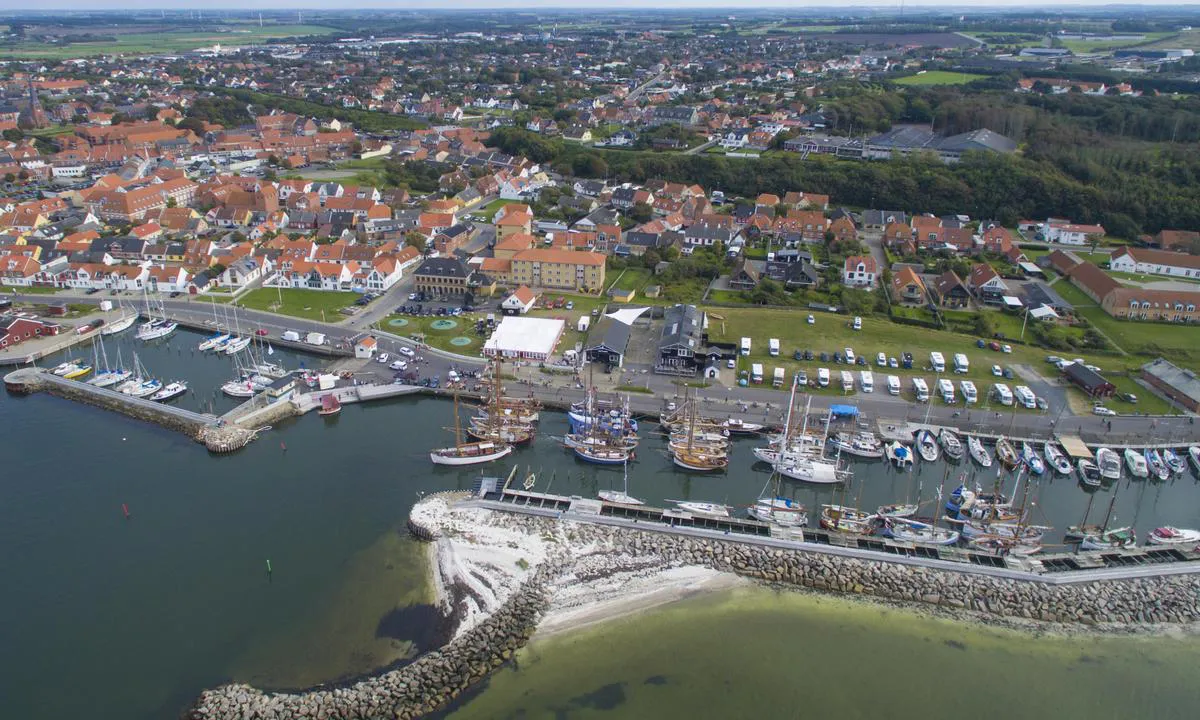 Løgstør Bådelaug: {"base": "da", "no": "Foto: L\u00f8gst\u00f8r Seilforening", "se": "Foto: L\u00f8gst\u00f8r B\u00e5delaug", "en": "Photo: L\u00f8gst\u00f8r Boat Club", "da": "Foto: L\u00f8gst\u00f8r B\u00e5delaug"}