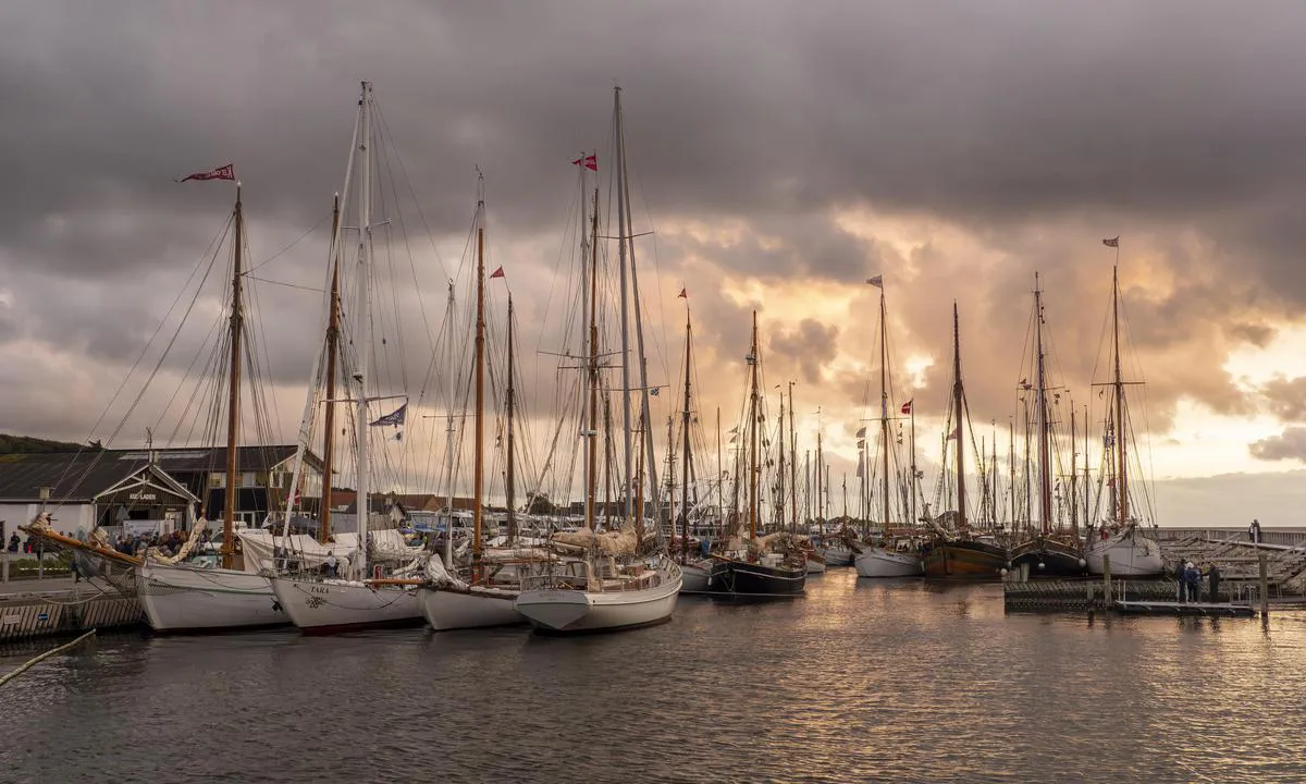 Løgstør Bådelaug: {"base": "da", "no": "https://limfjordenrundt.dk/program-for-limfjorden-rundt-2024/", "se": "https://limfjordenrunt.se/program-for-limfjorden-runt-2024/", "en": "https://limfjordenrundt.dk/program-for-limfjorden-rundt-2024/", "da": "https://limfjordenrundt.dk/program-for-limfjorden-rundt-2024/", "fr": "https://limfjordenrundt.dk/programme-pour-limfjorden-rundt-2024/", "de": "https://limfjordenrundt.dk/program-for-limfjorden-rundt-2024/", "es": "https://limfjordenrundt.dk/program-for-limfjorden-rundt-2024/", "it": "https://limfjordenrundt.dk/program-for-limfjorden-rundt-2024/", "pt": "https://limfjordenrundt.dk/program-for-limfjorden-rundt-2024/", "nl": "<a href='https://limfjordenrundt.dk/program-for-limfjorden-rundt-2024/'>Program voor Limfjorden Rond 2024</a>", "pl": "https://limfjordenrundt.dk/program-for-limfjorden-rundt-2024/", "uk": "https://limfjordenrundt.dk/program-for-limfjorden-rundt-2024/", "ro": "https://limfjordenrundt.dk/program-for-limfjorden-rundt-2024/", "tr": "https://limfjordenrundt.dk/program-for-limfjorden-rundt-2024/", "el": "https://limfjordenrundt.dk/program-for-limfjorden-rundt-2024/", "cs": "https://limfjordenrundt.dk/program-for-limfjorden-rundt-2024/", "hu": "https://limfjordenrundt.dk/program-for-limfjorden-rundt-2024/", "fi": "https://limfjordenrundt.dk/program-for-limfjorden-rundt-2024/", "bg": "https://limfjordenrundt.dk/program-for-limfjorden-rundt-2024/", "sr": "<!DOCTYPE html>\n<html lang=\"da\" class=\"no-js\">\n<head>\n<meta charset=\"utf-8\">\n<title>Program for Limfjorden Rundt 2024 - Limfjorden Rundt</title>\n\n<meta name=\"viewport\" content=\"width=device-width, initial-scale=1\">\n\n<link rel=\"stylesheet\" href=\"https://limfjordenrundt.dk/wp-content/themes/limfjordenrundt-stable/style.css?1664963243\" media=\"all\">\n<script src=\"https://limfjordenrundt.dk/wp-includes/js/jquery/jquery.min.js?ver=3.6.0\"></script>\n<script src=\"https://limfjordenrundt.dk/wp-includes/js/jquery/jquery-migrate.min.js?ver=3.3.2\"></script>\n<script src=\"https://limfjordenrundt.dk/wp-content/plugins/gdpr-cookie-compliance/dist/scripts/main.js?ver=4.8.8\" id=\"gdpr_cookie_compliance-js\"></script>\n\n</head>\n\n<body>\n\n<!-- Page Content -->\n\n<section class=\"section section--hero\" id=\"hero\">\n<div class=\"wrapper\">\n<div class=\"section__content\">\n<h1>Program for Limfjorden Rundt 2024</h1>\n</div>\n</div>\n</section>\n<section class=\"section section--content\" id=\"content\">\n<div class=\"wrapper\">\n<div class=\"section__content\">\n<p>Programmet for Limfjorden Rundt 2024 er nu offentliggjort. Se de sp\u00e6ndende sejlplaner og de forskellige events, der vil finde sted undervejs. G\u00e5 ikke glip af sp\u00e6ndingen og den maritime stemning.</p>\n<h2>Dag 1: Start i L\u00f8gst\u00f8r</h2>\n<p>F\u00f8rste dag starter i den charmerende by L\u00f8gst\u00f8r, hvor b\u00e5dene samles og deltagerne g\u00f8r sig klar til eventyret. Dagen byder p\u00e5 officielt \u00e5bningsshow og forskellige aktiviteter i havnen.</p>\n\n<h2>Dag 2: L\u00f8gst\u00f8r til Thisted</h2>\n<p>Sejladsen forts\u00e6tter mod Thisted, en tur fyldt med natursk\u00f8nne omgivelser. I Thisted vil der v\u00e6re live musik og lokale markeder til gl\u00e6de for sejlere og bes\u00f8gende.</p>\n\n<h2>Dag 3: Thisted til Struer</h2>\n<p>N\u00e6ste stop er Struer, hvor deltagerne vil kunne nyde en aften med fest i havnen. Der vil ogs\u00e5 v\u00e6re guidede ture og kulturhistoriske arrangementer i byen.</p>\n\n<h2>Dag 4: Struer til Nyk\u00f8bing Mors</h2>\n<p>Rejsen forts\u00e6tter mod Nyk\u00f8bing Mors, kendt for sin unikke havneatmosf\u00e6re. Her vil der v\u00e6re forskellige workshops og pr\u00e6sentationer relateret til sejlsport og lokale traditioner.</p>\n\n<h2>Dag 5: Nyk\u00f8bing Mors til Fur</h2>\n<p>Den femte dag g\u00e5r til Fur, en \u00f8 med rige maritime traditioner. Deltagerne kan forvente en dag fyldt med sejlkonkurrencer og sociale begivenheder p\u00e5 havnen.</p>\n\n<h2>Dag 6: Fur til Skive (Afslutning)</h2>\n<p>Sejladsens sidste etape f\u00f8rer deltagerne til Skive, hvor afslutningsceremonien finder sted. Der vil v\u00e6re prisuddelinger og en stor fest for at fejre gennemf\u00f8relsen af Limfjorden Rundt.</p>\n\n<p>Vi ser frem til at byde jer velkommen til en uforglemmelig oplevelse i 2024!</p>\n</div>\n</div>\n</section>\n\n</body>\n</html>", "et": "https://limfjordenrundt.dk/program-for-limfjorden-rundt-2024/", "lv": "https://limfjordenrundt.dk/program-for-limfjorden-rundt-2024/", "lt": "<p><span style=\"font-size: 24pt; color: #1e73be;\">Programa Limfjorden Rundt 2024</span></p>\n\t<p><strong>Pirmadienis, Rugs\u0117jis 9 d., 2024</strong></p>\n\t<ul>\n\t\t<li><strong>15:00 - 18:00:</strong> Dalyvi\u0173 \u012fregistravimas Thisted Uostas</li>\n\t</ul>\n\t<p><strong>Antradienis, Rugs\u0117jis 10 d., 2024</strong></p>\n\t<ul>\n\t\t<li><strong>12:55:</strong> Starto signalas i\u0161 Thisted \u012f Nyk\u00f8bing Mors</li>\n\t</ul>\n\t<p><strong>Tre\u010diadienis, Rugs\u0117jis 11 d., 2024</strong></p>\n\t<ul>\n\t\t<li><strong>07:30:</strong> Startas i\u0161 Nyk\u00f8bing Mors \u012f Fur</li>\n\t</ul>\n\t<p><strong>Ketvirtadienis, Rugs\u0117jis 12 d., 2024</strong></p>\n\t<ul>\n\t\t<li><strong>07:00:</strong> Startas i\u0161 Fur \u012f L\u00f8gst\u00f8r</li>\n\t</ul>\n\t<p><strong>Penktadienis, Rugs\u0117jis 13 d., 2024</strong></p>\n\t<ul>\n\t\t<li><strong>07:30:</strong> Startas i\u0161 L\u00f8gst\u00f8r \u012f Skive</li>\n\t</ul>\n\t<p><strong>\u0160e\u0161tadienis, Rugs\u0117jis 14 d., 2024</strong></p>\n\t<ul>\n\t\t<li><strong>10:00:</strong> Startas i\u0161 Skive \u012f Fur</li>\n\t</ul>"}