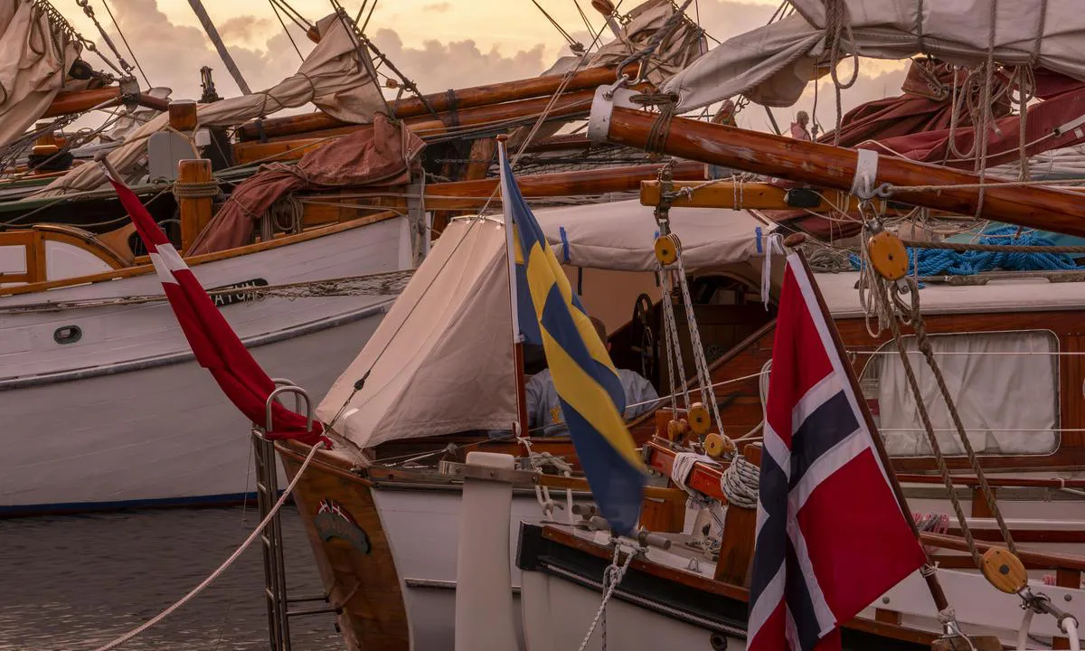 Løgstør Bådelaug: {"base": "da", "no": "https://limfjordenrundt.no/program-for-limfjorden-rundt-2024/", "se": "https://limfjordenrundt.se/program-for-limfjorden-runt-2024/", "en": "https://limfjordenrundt.dk/program-for-limfjorden-rundt-2024/", "da": "https://limfjordenrundt.dk/program-for-limfjorden-rundt-2024/", "fr": "https://limfjordenrundt.dk/programme-pour-limfjorden-autour-2024/", "de": "https://limfjordenrundt.dk/program-f\u00fcr-limfjorden-rundt-2024/", "es": "https://limfjordenrundt.dk/program-for-limfjorden-rundt-2024/", "it": "https://limfjordenrundt.dk/program-for-limfjorden-rundt-2024/", "pt": "https://limfjordenrundt.dk/program-for-limfjorden-rundt-2024/", "nl": "https://limfjordenrundt.dk/program-voor-limfjorden-rundt-2024/", "pl": "https://limfjordenrundt.dk/program-for-limfjorden-rundt-2024/", "uk": "https://limfjordenrundt.dk/program-for-limfjorden-rundt-2024/", "ro": "https://limfjordenrundt.dk/program-for-limfjorden-rundt-2024/", "tr": "https://limfjordenrundt.dk/program-for-limfjorden-rundt-2024/", "el": "https://limfjordenrundt.dk/%cf%80%cf%81%cf%8c%ce%b3%cf%81%ce%b1%ce%bc%ce%bc%ce%b1-%ce%b3%ce%b9%ce%b1-%cf%84%ce%bf-%ce%b3%cf%8d%cf%81%ce%bf-%cf%84%ce%bf%cf%85-%ce%bb%ce%b9%ce%bc%cf%86%ce%b9%cf%8c%cf%81%ce%b4-2024/", "cs": "https://limfjordenrundt.dk/program-for-limfjorden-rundt-2024/", "hu": "<h1>Program a Limfjorden Rundt 2024-hez</h1>\n<p>A Limfjorden Rundt a vil\u00e1g legnagyobb klasszikus vitorl\u00e1shaj\u00f3 regatt\u00e1ja.</p>\n<p>\u00c9vente t\u00f6bb mint 60 klasszikus vitorl\u00e1shaj\u00f3 vesz r\u00e9szt a Limfjordenen tartott versenyeken.</p>\n<p>A versenyek Skive, Fur, Nyk\u00f8bing Mors, Thisted \u00e9s Struer kik\u00f6t\u0151i k\u00f6z\u00f6tt zajlanak, amelyeket sz\u00e1mos remek program \u00e9s k\u00f6z\u00f6ss\u00e9gi esem\u00e9ny k\u00eds\u00e9r.</p>\n<h2>Versenyprogram</h2>\n<ul>\n <li><strong>H\u00e9tf\u0151</strong> - \u00c9rkez\u00e9s Skive-be \u00e9s haj\u00f3k regisztr\u00e1ci\u00f3ja.</li>\n <li><strong>Kedd</strong> - Els\u0151 szakasz: Skive - Fur.</li>\n <li><strong>Szerda</strong> - M\u00e1sodik szakasz: Fur - Nyk\u00f8bing Mors.</li>\n <li><strong>Cs\u00fct\u00f6rt\u00f6k</strong> - Harmadik szakasz: Nyk\u00f8bing Mors - Thisted.</li>\n <li><strong>P\u00e9ntek</strong> - Negyedik szakasz: Thisted - Struer.</li>\n <li><strong>Szombat</strong> - \u00dcnnep\u00e9lyes eredm\u00e9nyhirdet\u00e9s \u00e9s b\u00facs\u00fa Struerben.</li>\n</ul>", "fi": "<!DOCTYPE html>\n<html lang=\"fi\">\n<head>\n<meta charset=\"UTF-8\">\n<meta name=\"viewport\" content=\"width=device-width, initial-scale=1.0\">\n<title>Ohjelma Limfjorden Rundt 2024</title>\n</head>\n<body>\n<h1>Ohjelma Limfjorden Rundt 2024</h1>\n<p>Tervetuloa Limfjorden Rundt -tapahtumaan vuonna 2024! Alla on tarkka ohjelma kaikille tapahtumaan osallistuville:</p>\n<h2>Maanantai</h2>\n<ul>\n<li>Saapuminen Nyk\u00f8bing Morsin satamaan</li>\n<li>Rekister\u00f6inti ja tervetuliaisilta klo 18:00</li>\n</ul>\n<h2>Tiistai</h2>\n<ul>\n<li>Kipparikokous klo 08:00</li>\n<li>L\u00e4ht\u00f6 Nyk\u00f8bing Morsista klo 10:00</li>\n<li>Saapuminen Thistedin satamaan iltap\u00e4iv\u00e4ll\u00e4</li>\n<li>Iltaohjelma ja illallinen klo 19:00</li>\n</ul>\n<h2>Keskiviikko</h2>\n<ul>\n<li>Kipparikokous klo 08:00</li>\n<li>L\u00e4ht\u00f6 Thistedist\u00e4 klo 10:00</li>\n<li>Saapuminen Struerin satamaan iltap\u00e4iv\u00e4ll\u00e4</li>\n<li>Iltaohjelma ja illallinen klo 19:00</li>\n</ul>\n<h2>Torstai</h2>\n<ul>\n<li>Kipparikokous klo 08:00</li>\n<li>L\u00e4ht\u00f6 Struerista klo 10:00</li>\n<li>Saapuminen Furin satamaan iltap\u00e4iv\u00e4ll\u00e4</li>\n<li>Iltaohjelma ja illallinen klo 19:00</li>\n</ul>\n<h2>Perjantai</h2>\n<ul>\n<li>Kipparikokous klo 08:00</li>\n<li>L\u00e4ht\u00f6 Furilta klo 10:00</li>\n<li>Saapuminen Skiveen iltap\u00e4iv\u00e4ll\u00e4</li>\n<li>Iltaohjelma ja illallinen klo 19:00</li>\n</ul>\n<h2>Lauantai</h2>\n<ul>\n<li>Kipparikokous klo 08:00</li>\n<li>L\u00e4ht\u00f6 Skivest\u00e4 klo 10:00</li>\n<li>Saapuminen Aalborgiin iltap\u00e4iv\u00e4ll\u00e4</li>\n<li>P\u00e4\u00e4tt\u00e4j\u00e4iset ja illallinen klo 19:00</li>\n</ul>\n</body>\n</html>", "bg": "https://limfjordenrundt.dk/program-for-limfjorden-rundt-2024/", "sr": "https://limfjordenrundt.dk/program-for-limfjorden-rundt-2024/", "et": "https://limfjordenrundt.dk/program-for-limfjorden-rundt-2024/", "lv": "https://limfjordenrundt.dk/program-for-limfjorden-rundt-2024/", "lt": "<p>2024 met\u0173 programa <strong>Limfjorden Rundt</strong></p><p><strong>Pirmadienis, rugs\u0117jo 9 d., L\u00f8gst\u00f8r</strong><br/>15:00 - 18:00 Registracija L\u00f8gst\u00f8re<br/>19:00 Kapiton\u0173 susirinkimas<br/>20:00 Kayo koncertas ir \u0161okiai L\u00f8gst\u00f8re</p><p><strong>Antradienis, rugs\u0117jo 10 d., L\u00f8gst\u00f8r - Thisted</strong><br/>07:00 - 08:00 Pusry\u010diai<br/>08:30 Kapiton\u0173 susirinkimas<br/>09:30 Startas L\u00f8gst\u00f8re iki Thisted<br/>16:00 - 17:30 \u012eplaukimas \u012f Thisted<br/>18:00 Apdovanojimai (vesti Thisted burlaivio draugijos)<br/>19:45 I\u0161\u0117jimas Thisted miesto centre</p><p><strong>Tre\u010diadienis, rugs\u0117jo 11 d., Thisted - Nyk\u00f8bing Mors</strong><br/>07:00 - 08:00 Pusry\u010diai<br/>08:30 Kapiton\u0173 susirinkimas<br/>09:30 Startas Thisted iki Nyk\u00f8bing Mors<br/>15:00 - 17:00 \u012eplaukimas \u012f Nyk\u00f8bing Mors<br/>17:30 Apdovanojimai<br/>19:00 Vakarien\u0117 Mors Yacht klubes<br/>21:00 Tatu koncertas ir \u0161okiai MCH miesto centre</p><p><strong>Ketvirtadienis, rugs\u0117jo 12 d., Nyk\u00f8bing Mors - Fur</strong><br/>07:00 - 08:00 Pusry\u010diai<br/>08:30 Kapiton\u0173 susirinkimas<br/>09:30 Startas Nyk\u00f8bing Mors iki Fur<br/>15:00 - 17:00 \u012eplaukimas \u012f Fur<br/>17:30 Apdovanojimai (r\u0117m\u0117jas: Skive kommune)<br/>18:00 Vakarien\u0117 Fur salos muziejuje<br/>20:00 Fur alaus degustacija</p><p><strong>Penktadienis, rugs\u0117jo 13 d., Fur - Skive</strong><br/>07:00 - 08:00 Pusry\u010diai<br/>08:30 Kapiton\u0173 susirinkimas<br/>10:00 Startas Fur iki Skive<br/>14:30 - 16:30 \u012eplaukimas \u012f Skive<br/>18:00 Apdovanojimai (r\u0117m\u0117jas: Skive komandos)<br/>19:30 Gala vakarien\u0117 Skive sal\u0117s sal\u0117je<br/>21:00 Galutinis koncertas ir \u0161okiai</p>"}