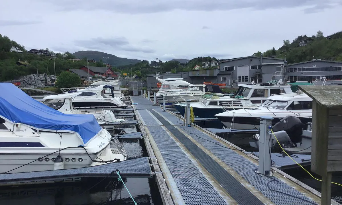 Lonevåg: {"base": "no", "no": "Mot land og senter.", "se": "Mot land och centrum.", "en": "Toward land and center.", "da": "Mod land og centrum.", "fr": "Vers la terre et le centre.", "de": "Zum Land und Zentrum.", "es": "Hacia la tierra y el centro.", "it": "Verso terra e centro.", "pt": "Para a terra e o centro.", "nl": "Naar land en centrum.", "pl": "W stron\u0119 l\u0105du i centrum.", "uk": "\u0414\u043e \u0431\u0435\u0440\u0435\u0433\u0430 \u0442\u0430 \u0432 \u0446\u0435\u043d\u0442\u0440.", "ro": "C\u0103tre \u021b\u0103rm \u0219i centru.", "tr": "Karaya ve merkeze do\u011fru.", "el": "\u03a0\u03c1\u03bf\u03c2 \u03c4\u03b7\u03bd \u03be\u03b7\u03c1\u03ac \u03ba\u03b1\u03b9 \u03c4\u03bf \u03ba\u03ad\u03bd\u03c4\u03c1\u03bf.", "cs": "K pevnin\u011b a centru.", "hu": "A part fel\u00e9 \u00e9s a k\u00f6zpontba.", "fi": "Maata kohti ja keskusta.", "bg": "\u041a\u044a\u043c \u0431\u0440\u0435\u0433\u0430 \u0438 \u0446\u0435\u043d\u0442\u044a\u0440\u0430.", "sr": "Ka kopnu i centru.", "et": "Maa ja keskuse poole.", "lv": "Pret krastu un centru.", "lt": "Link kranto ir centro."}