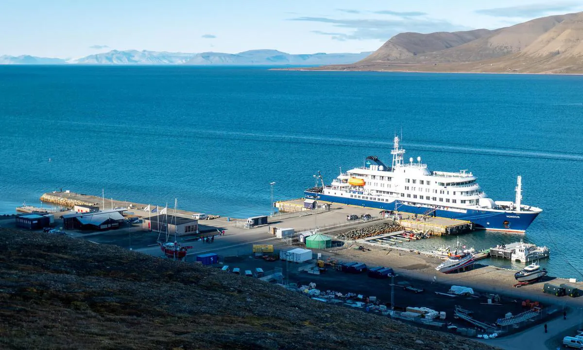 Longyearbyen: Pier for cruise ships. Port office and service building on the left.