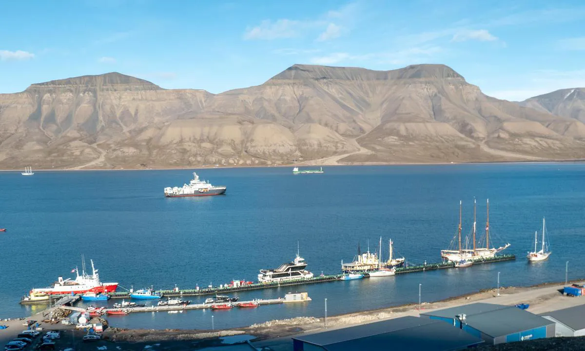 Longyearbyen: Small boats may only moor on the inside of the floating dock.