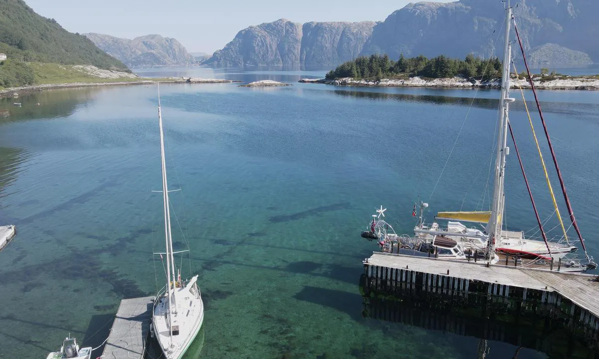 Losna: {"base": "en", "no": "Inngang fra nord mellom stein og Kvits\u00f8y. Fra \u00f8st mellom Kvits\u00f8y og merker.<br> Flytebryggen er privat", "se": "Inlopp fr\u00e5n norr mellan sten och Kvits\u00f8y. Fr\u00e5n \u00f6ster mellan Kvits\u00f8y och sj\u00f6m\u00e4rken.<br>Den flytande bryggan \u00e4r privat", "en": "Entrance from north between rock and Kvits\u00f8y. From eastbetween Kvits\u00f8y and markers\r\nThe floating jetty is privat", "da": "Indgang fra nord mellem klippe og Kvits\u00f8y. Fra \u00f8st mellem Kvits\u00f8y og m\u00e6rker. Den flydende bro er privat"}