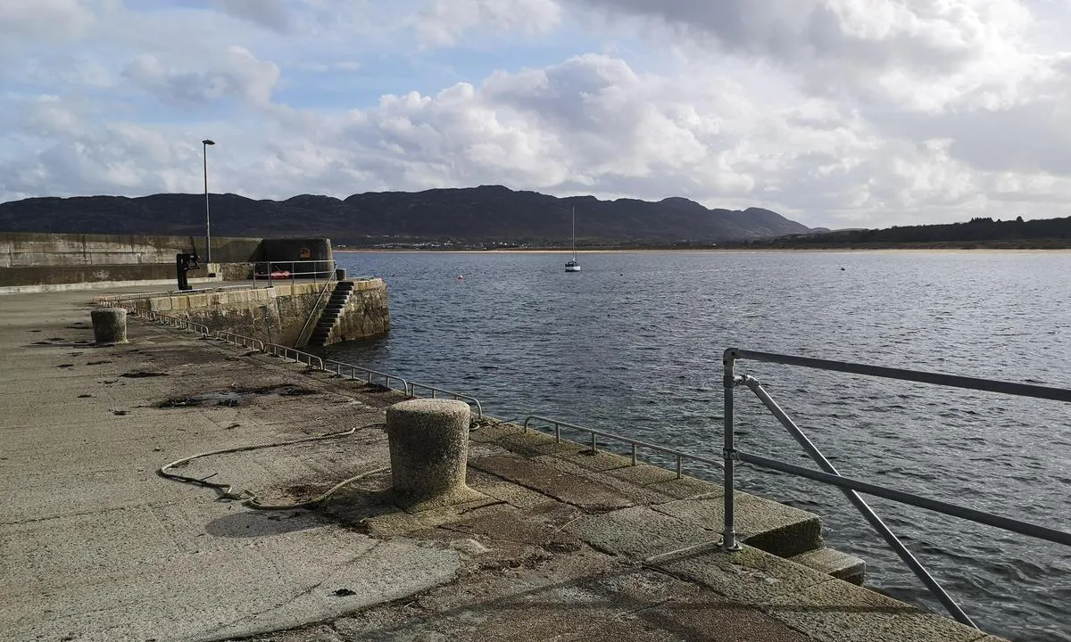 Lough Swilly: {"base": "en", "no": "Foto tatt fra kaien i n\u00e6rheten. B\u00e5ten i bakgrunnen ligger ved en moringsb\u00f8ye. S\u00e5 vidt jeg vet er ikke kaien tilgjengelig for bes\u00f8kende (per april 2023). Koselig pub n\u00e6r kaien. Det er ingen reell beskyttelse mot vind, men landet beskytter mot b\u00f8lger fra N til SV-vinder.", "se": "Foto taget fr\u00e5n bryggan i n\u00e4rheten. B\u00e5ten i bakgrunden ligger vid en f\u00f6rt\u00f6jningsboj. S\u00e5 vitt jag vet \u00e4r bryggan inte tillg\u00e4nglig f\u00f6r bes\u00f6kare (fr\u00e5n och med april 2023). Trevlig pub n\u00e4ra bryggan. Det finns inget riktigt skydd mot vind, men landet skyddar mot v\u00e5gor vid N till SV vindar.", "en": "Photo taken from the pier nearby. The boat in the background lies in a mooring buoy. As far as I know the pier is not available for visitors (as of April 2023). Nice pub near the pier. There is no real protection from any wind but the land protects from waves on N to SW winds.", "da": "Foto taget fra kajen i n\u00e6rheden. B\u00e5den i baggrunden ligger ved en ankerb\u00f8je. S\u00e5 vidt jeg ved, er kajen ikke tilg\u00e6ngelig for bes\u00f8gende (pr. april 2023). Hyggelig pub n\u00e6r kajen. Der er ingen reel beskyttelse mod nogen vind, men landet beskytter mod b\u00f8lger ved N til SV vinde.", "fr": "Photo prise depuis le quai \u00e0 proximit\u00e9. Le bateau en arri\u00e8re-plan est amarr\u00e9 \u00e0 une bou\u00e9e de mouillage. Autant que je sache, le quai n'est pas accessible aux visiteurs (\u00e0 partir d'avril 2023). Joli pub pr\u00e8s du quai. Il n'y a pas de r\u00e9elle protection contre le vent, mais la terre prot\u00e8ge des vagues par vent de N \u00e0 SO.", "de": "Foto vom nahegelegenen Pier aufgenommen. Das Boot im Hintergrund liegt an einer Mooringboje. Soweit ich wei\u00df, ist der Pier f\u00fcr Besucher nicht zug\u00e4nglich (Stand April 2023). Nette Kneipe in der N\u00e4he des Piers. Es gibt keinen wirklichen Schutz vor Wind, aber das Land sch\u00fctzt vor Wellen bei Winden von N bis SW.", "es": "Foto tomada desde el muelle cercano. El barco en el fondo est\u00e1 en una boya de amarre. Hasta donde s\u00e9, el muelle no est\u00e1 disponible para visitantes (a partir de abril de 2023). Bonito pub cerca del muelle. No hay protecci\u00f3n real contra ning\u00fan viento, pero la tierra protege de las olas con vientos de N a SW.", "it": "Foto scattata dal molo vicino. La barca sullo sfondo \u00e8 ormeggiata ad una boa. Per quanto ne so, il molo non \u00e8 disponibile per i visitatori (ad aprile 2023). Bel pub vicino al molo. Non c'\u00e8 una vera protezione da nessun vento, ma la terra protegge dalle onde con venti da N a SW.", "pt": "Foto tirada do p\u00eder nas proximidades. O barco ao fundo est\u00e1 em uma boia de amarra\u00e7\u00e3o. Pelo que sei, o p\u00eder n\u00e3o est\u00e1 dispon\u00edvel para visitantes (a partir de abril de 2023). H\u00e1 um bom pub pr\u00f3ximo ao p\u00eder. N\u00e3o h\u00e1 prote\u00e7\u00e3o real contra qualquer vento, mas a terra protege das ondas em ventos de N a SW.", "nl": "Foto genomen vanaf de nabijgelegen pier. De boot op de achtergrond ligt aan een meerboei. Voor zover ik weet, is de pier niet beschikbaar voor bezoekers (vanaf april 2023). Leuke kroeg nabij de pier. Er is geen echte bescherming tegen enige wind, maar het land beschermt tegen golven bij wind van N tot ZW.", "pl": "Zdj\u0119cie zrobione z pobliskiego molo. \u0141\u00f3d\u017a w tle jest zacumowana przy boi. Z tego, co wiem, molo nie jest dost\u0119pne dla odwiedzaj\u0105cych (stan na kwiecie\u0144 2023). Przy molo znajduje si\u0119 przyjemny pub. Nie ma \u017cadnej realnej ochrony przed wiatrem, ale l\u0105d chroni przed falami przy wiatrach od p\u00f3\u0142nocy do po\u0142udniowego zachodu.", "uk": "\u0424\u043e\u0442\u043e\u0433\u0440\u0430\u0444\u0456\u044f \u0437\u0440\u043e\u0431\u043b\u0435\u043d\u0430 \u0437 \u0441\u0443\u0441\u0456\u0434\u043d\u044c\u043e\u0433\u043e \u043f\u0440\u0438\u0447\u0430\u043b\u0443. \u0427\u043e\u0432\u0435\u043d \u043d\u0430 \u0437\u0430\u0434\u043d\u044c\u043e\u043c\u0443 \u043f\u043b\u0430\u043d\u0456 \u043b\u0435\u0436\u0438\u0442\u044c \u043d\u0430 \u0448\u0432\u0430\u0440\u0442\u043e\u0432\u0456\u0439 \u0431\u0443\u0457. \u041d\u0430\u0441\u043a\u0456\u043b\u044c\u043a\u0438 \u044f \u0437\u043d\u0430\u044e, \u043f\u0440\u0438\u0447\u0430\u043b \u043d\u0435\u0434\u043e\u0441\u0442\u0443\u043f\u043d\u0438\u0439 \u0434\u043b\u044f \u0432\u0456\u0434\u0432\u0456\u0434\u0443\u0432\u0430\u0447\u0456\u0432 (\u0441\u0442\u0430\u043d\u043e\u043c \u043d\u0430 \u043a\u0432\u0456\u0442\u0435\u043d\u044c 2023 \u0440\u043e\u043a\u0443). \u0411\u0456\u043b\u044f \u043f\u0440\u0438\u0447\u0430\u043b\u0443 \u0454 \u043f\u0440\u0438\u0454\u043c\u043d\u0438\u0439 \u043f\u0430\u0431. \u0421\u043f\u0440\u0430\u0432\u0436\u043d\u044c\u043e\u0433\u043e \u0437\u0430\u0445\u0438\u0441\u0442\u0443 \u0432\u0456\u0434 \u0432\u0456\u0442\u0440\u0443 \u043d\u0435\u043c\u0430\u0454, \u0430\u043b\u0435 \u0437\u0435\u043c\u043b\u044f \u0437\u0430\u0445\u0438\u0449\u0430\u0454 \u0432\u0456\u0434 \u0445\u0432\u0438\u043b\u044c \u043f\u0440\u0438 \u0432\u0456\u0442\u0440\u0430\u0445 \u0437 \u043f\u0456\u0432\u043d\u043e\u0447\u0456 \u0434\u043e \u043f\u0456\u0432\u0434\u0435\u043d\u043d\u043e\u0433\u043e \u0437\u0430\u0445\u043e\u0434\u0443.", "ro": "Fotografie realizat\u0103 de pe debarcaderul din apropiere. Barca din fundal se afl\u0103 legat\u0103 de o geamandur\u0103 de ancorare. Din c\u00e2te \u0219tiu, debarcaderul nu este disponibil pentru vizitatori (din aprilie 2023). Pub dr\u0103gu\u021b l\u00e2ng\u0103 debarcader. Nu exist\u0103 protec\u021bie real\u0103 \u00eempotriva oric\u0103rui v\u00e2nt, dar terenul protejeaz\u0103 de valuri la v\u00e2nturile din N p\u00e2n\u0103 la SV.", "tr": "Yak\u0131ndaki iskeleden \u00e7ekilen foto\u011fraf. Arkadaki tekne bir \u015famand\u0131rada ba\u011fl\u0131. Bildi\u011fim kadar\u0131yla iskele ziyaret\u00e7iler i\u00e7in mevcut de\u011fil (Nisan 2023 itibar\u0131yla). \u0130skelenin yak\u0131n\u0131nda g\u00fczel bir bar var. Herhangi bir r\u00fczgardan ger\u00e7ek bir koruma yok ancak arazi N'den SW'ye kadar olan r\u00fczgarlarda dalgalardan korur.", "el": "\u03a6\u03c9\u03c4\u03bf\u03b3\u03c1\u03b1\u03c6\u03af\u03b1 \u03c4\u03c1\u03b1\u03b2\u03b7\u03b3\u03bc\u03ad\u03bd\u03b7 \u03b1\u03c0\u03cc \u03c4\u03b7\u03bd \u03ba\u03bf\u03bd\u03c4\u03b9\u03bd\u03ae \u03b1\u03c0\u03bf\u03b2\u03ac\u03b8\u03c1\u03b1. \u03a4\u03bf \u03c3\u03ba\u03ac\u03c6\u03bf\u03c2 \u03c3\u03c4\u03bf \u03b2\u03ac\u03b8\u03bf\u03c2 \u03b2\u03c1\u03af\u03c3\u03ba\u03b5\u03c4\u03b1\u03b9 \u03c3\u03b5 \u03c3\u03b7\u03bc\u03b1\u03b4\u03bf\u03cd\u03c1\u03b1 \u03b1\u03b3\u03ba\u03c5\u03c1\u03bf\u03b2\u03bf\u03bb\u03af\u03b1\u03c2. \u038c\u03c3\u03bf \u03b3\u03bd\u03c9\u03c1\u03af\u03b6\u03c9, \u03b7 \u03b1\u03c0\u03bf\u03b2\u03ac\u03b8\u03c1\u03b1 \u03b4\u03b5\u03bd \u03b5\u03af\u03bd\u03b1\u03b9 \u03b4\u03b9\u03b1\u03b8\u03ad\u03c3\u03b9\u03bc\u03b7 \u03b3\u03b9\u03b1 \u03b5\u03c0\u03b9\u03c3\u03ba\u03ad\u03c0\u03c4\u03b5\u03c2 (\u03b1\u03c0\u03cc \u03c4\u03bf\u03bd \u0391\u03c0\u03c1\u03af\u03bb\u03b9\u03bf \u03c4\u03bf\u03c5 2023). \u03a5\u03c0\u03ac\u03c1\u03c7\u03b5\u03b9 \u03bc\u03b9\u03b1 \u03c9\u03c1\u03b1\u03af\u03b1 \u03c0\u03b1\u03bc\u03c0 \u03ba\u03bf\u03bd\u03c4\u03ac \u03c3\u03c4\u03b7\u03bd \u03b1\u03c0\u03bf\u03b2\u03ac\u03b8\u03c1\u03b1. \u0394\u03b5\u03bd \u03c5\u03c0\u03ac\u03c1\u03c7\u03b5\u03b9 \u03c0\u03c1\u03b1\u03b3\u03bc\u03b1\u03c4\u03b9\u03ba\u03ae \u03c0\u03c1\u03bf\u03c3\u03c4\u03b1\u03c3\u03af\u03b1 \u03b1\u03c0\u03cc \u03c4\u03bf\u03c5\u03c2 \u03b1\u03bd\u03ad\u03bc\u03bf\u03c5\u03c2, \u03b1\u03bb\u03bb\u03ac \u03b7 \u03be\u03b7\u03c1\u03ac \u03c0\u03c1\u03bf\u03c3\u03c4\u03b1\u03c4\u03b5\u03cd\u03b5\u03b9 \u03b1\u03c0\u03cc \u03c4\u03b1 \u03ba\u03cd\u03bc\u03b1\u03c4\u03b1 \u03c3\u03c4\u03bf\u03c5\u03c2 \u03b1\u03bd\u03ad\u03bc\u03bf\u03c5\u03c2 \u03b1\u03c0\u03cc \u0392 \u03bc\u03ad\u03c7\u03c1\u03b9 \u039d\u0394.", "cs": "Fotografie po\u0159\u00edzen\u00e1 z nedalek\u00e9ho mola. Lo\u010f v pozad\u00ed le\u017e\u00ed na kotevn\u00edm b\u00f3jce. Pokud v\u00edm, molo nen\u00ed p\u0159\u00edstupn\u00e9 pro n\u00e1v\u0161t\u011bvn\u00edky (k dubnu 2023). P\u011bkn\u00e1 hosp\u016fdka pobl\u00ed\u017e mola. Neexistuje \u017e\u00e1dn\u00e1 skute\u010dn\u00e1 ochrana p\u0159ed v\u011btrem, ale pevnina chr\u00e1n\u00ed p\u0159ed vlnami p\u0159i v\u011btrech od severu k jihoz\u00e1padn\u00edmu sm\u011bru.", "hu": "F\u00e9nyk\u00e9p a k\u00f6zeli m\u00f3l\u00f3r\u00f3l k\u00e9sz\u00fclt. A h\u00e1tt\u00e9rben l\u00e9v\u0151 haj\u00f3 egy b\u00f3ly\u00e1n\u00e1l van kik\u00f6tve. Tudom\u00e1som szerint a m\u00f3l\u00f3 nem \u00e1ll a l\u00e1togat\u00f3k rendelkez\u00e9s\u00e9re (2023 \u00e1prilisi \u00e1llapot szerint). Sz\u00e9p kocsma van a m\u00f3l\u00f3 k\u00f6zel\u00e9ben. Nincs igazi v\u00e9delem a sz\u00e9llel szemben, de a sz\u00e1razf\u00f6ld v\u00e9delmet ny\u00fajt az \u00c9-t\u00f3l DK-i szelek hull\u00e1mai ellen.", "fi": "Valokuva otettu l\u00e4heiselt\u00e4 laiturilta. Taustalla oleva vene on kiinnitetty poijuun. Tietojeni mukaan laituri ei ole vierailijoiden k\u00e4yt\u00f6ss\u00e4 (huhtikuusta 2023 alkaen). Mukava pubi l\u00e4hell\u00e4 laituria. Ei ole oikeaa suojaa tuulta vastaan, mutta maa suojaa aallokoilta pohjoisen ja lounaan v\u00e4lisilt\u00e4 tuulilta.", "bg": "\u0421\u043d\u0438\u043c\u043a\u0430, \u043d\u0430\u043f\u0440\u0430\u0432\u0435\u043d\u0430 \u043e\u0442 \u0431\u043b\u0438\u0437\u043a\u0438\u044f \u043a\u0435\u0439. \u041b\u043e\u0434\u043a\u0430\u0442\u0430 \u043d\u0430 \u0437\u0430\u0434\u0435\u043d \u043f\u043b\u0430\u043d \u0435 \u0437\u0430\u043a\u043e\u0442\u0432\u0435\u043d\u0430 \u043d\u0430 \u0431\u0443\u0439 \u0437\u0430 \u0448\u0432\u0430\u0440\u0442\u043e\u0432\u0430\u043d\u0435. \u0414\u043e\u043a\u043e\u043b\u043a\u043e\u0442\u043e \u0437\u043d\u0430\u043c, \u043a\u0435\u0439\u044a\u0442 \u043d\u0435 \u0435 \u0434\u043e\u0441\u0442\u044a\u043f\u0435\u043d \u0437\u0430 \u043f\u043e\u0441\u0435\u0442\u0438\u0442\u0435\u043b\u0438 (\u043a\u044a\u043c \u0430\u043f\u0440\u0438\u043b 2023 \u0433.). \u041f\u0440\u0438\u044f\u0442\u0435\u043d \u043f\u044a\u0431 \u0431\u043b\u0438\u0437\u043e \u0434\u043e \u043a\u0435\u044f. \u041d\u044f\u043c\u0430 \u0440\u0435\u0430\u043b\u043d\u0430 \u0437\u0430\u0449\u0438\u0442\u0430 \u043e\u0442 \u0432\u044f\u0442\u044a\u0440\u0430, \u043d\u043e \u0437\u0435\u043c\u044f\u0442\u0430 \u043f\u0440\u0435\u0434\u043f\u0430\u0437\u0432\u0430 \u043e\u0442 \u0432\u044a\u043b\u043d\u0438 \u043f\u0440\u0438 \u0432\u0435\u0442\u0440\u043e\u0432\u0435 \u043e\u0442 \u0421 \u0434\u043e \u042e\u0417.", "sr": "Fotografija snimljena sa obli\u017enjeg pristani\u0161ta. \u010camac u pozadini je privezan za bovu. Koliko je meni poznato, pristani\u0161te nije dostupno posetiocima (od aprila 2023). Lep pab u blizini pristani\u0161ta. Nema prave za\u0161tite od vetra, ali kopno \u0161titi od talasa pri vetrovima od severa do jugozapada.", "et": "Foto tehtud l\u00e4hedal asuvast kai \u00e4\u00e4res. Taamal asuv paat on kinnitatud poid. Minu teada ei ole kai k\u00fclastajatele k\u00e4ttesaadav (seisuga aprill 2023). Kai l\u00e4hedal on kena pubi. Tuule eest ei ole tegelikku kaitset, kuid maa kaitseb lainete eest N kuni SW tuulte korral.", "lv": "Foto uz\u0146emts no tuv\u0113j\u0101 piest\u0101tnes. Laiva fon\u0101 atrodas pie bojas. Cik man zin\u0101ms, piest\u0101tne nav pieejama apmekl\u0113t\u0101jiem (uz 2023. gada apr\u012bli). Blakus piest\u0101tnei ir jauks krogs. Nav nek\u0101das re\u0101las aizsardz\u012bbas pret jebkuru v\u0113ju, bet zeme aizsarg\u0101 no vi\u013c\u0146iem ar v\u0113jiem no zieme\u013ciem l\u012bdz dienvidrietumiem.", "lt": "Nuotrauka daryta i\u0161 netoliese esan\u010dio prieplaukos. Valtis fone yra priri\u0161ta prie \u0161vartavimo pl\u016bduro. Mano \u017einiomis, prieplauka n\u0117ra prieinama lankytojams (2023 m. baland\u017eio m\u0117n. duomenimis). Prie pat prieplaukos yra malonus baras. N\u0117ra tikros apsaugos nuo jokio v\u0117jo, bet \u017eem\u0117 apsaugo nuo bang\u0173, esant v\u0117jams i\u0161 \u0161iaur\u0117s iki pietvakari\u0173."}