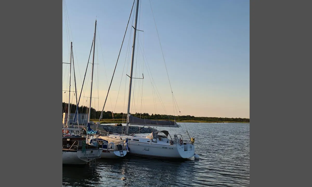 Lounaranna Port: {"base": "en", "no": "stor b\u00e5t p\u00e5 et lite sted", "se": "stor b\u00e5t p\u00e5 litet st\u00e4lle", "en": "big boat in a small place", "da": "stor b\u00e5d p\u00e5 et lille sted"}