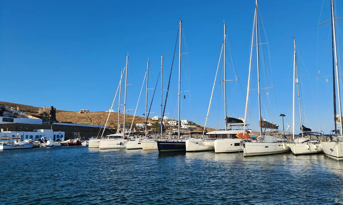 Loutra Yacht Basin: {"base": "en", "no": "gjesteplasser fort\u00f8yning med anker akter til fast brygge", "se": "g\u00e4stplatser f\u00f6rt\u00f6jning med ankare akter mot fast brygga", "en": "guest places mooring with anchor stern to fixed pier", "da": "g\u00e6stepladser fort\u00f8jning med anker agter til fast bro", "fr": "places invit\u00e9s amarrage avec ancre de poupe au quai fixe", "de": "Liegepl\u00e4tze f\u00fcr G\u00e4ste, Ankern mit Heck zur festen Pier", "es": "plazas de invitados amarre con ancla a popa al muelle fijo", "it": "posti per ospiti ormeggio con ancora di poppa su pontile fisso", "pt": "locais para convidados amarra\u00e7\u00e3o com \u00e2ncora a p\u00f4pa ao cais fixo", "nl": "gastplaatsen aanmeren met anker aan de achtersteven naar vaste pier", "pl": "miejsca dla go\u015bci cumowanie kotwic\u0105 ruf\u0105 do sta\u0142ego pirsu", "uk": "\u0433\u043e\u0441\u0442\u044c\u043e\u0432\u0456 \u043c\u0456\u0441\u0446\u044f \u043f\u0440\u0438\u0447\u0430\u043b\u044e\u0432\u0430\u043d\u043d\u044f \u0437 \u044f\u043a\u043e\u0440\u0435\u043c \u043a\u043e\u0440\u043c\u043e\u044e \u0434\u043e \u0441\u0442\u0430\u0446\u0456\u043e\u043d\u0430\u0440\u043d\u043e\u0433\u043e \u043f\u0440\u0438\u0447\u0430\u043b\u0443", "ro": "locuri pentru oaspe\u021bi ancorare cu prova c\u0103tre un chei fix", "tr": "misafir yerleri sabit iskeleye k\u0131\u00e7tan kara demirle ba\u011flanma", "el": "\u03b8\u03ad\u03c3\u03b5\u03b9\u03c2 \u03b5\u03c0\u03b9\u03c3\u03ba\u03b5\u03c0\u03c4\u03ce\u03bd \u03b1\u03b3\u03ba\u03c5\u03c1\u03bf\u03b2\u03cc\u03bb\u03b9\u03bf \u03bc\u03b5 \u03c4\u03b7\u03bd \u03c0\u03c1\u03cd\u03bc\u03bd\u03b7 \u03c0\u03c1\u03bf\u03c2 \u03c4\u03b7\u03bd \u03c3\u03c4\u03b1\u03b8\u03b5\u03c1\u03ae \u03b1\u03c0\u03bf\u03b2\u03ac\u03b8\u03c1\u03b1", "cs": "hostuj\u00edc\u00ed m\u00edsta p\u0159ist\u00e1v\u00e1n\u00ed s kotvou z\u00e1d\u00ed k pevn\u00e9mu molu", "hu": "vend\u00e9ghelyek horgonyz\u00f3 a kik\u00f6t\u00f6tt m\u00f3l\u00f3n\u00e1l, melynek h\u00e1ts\u00f3 r\u00e9sze helyhez k\u00f6t\u00f6tt", "fi": "vieraspaikat kiinnitt\u00e4ytyminen ankkurin avulla per\u00e4 laituriin kiinte\u00e4\u00e4n laituriin", "bg": "\u0433\u043e\u0441\u0442\u0443\u0432\u0430\u0449\u0438 \u043c\u0435\u0441\u0442\u0430 \u0448\u0432\u0430\u0440\u0442\u043e\u0432\u0430\u043d\u0435 \u0441 \u043a\u043e\u0442\u0432\u0430 \u043d\u0430 \u043a\u044a\u0440\u043c\u0430\u0442\u0430 \u043a\u044a\u043c \u0444\u0438\u043a\u0441\u0438\u0440\u0430\u043d \u043a\u0435\u0439", "sr": "mesta za goste privezivanje sa sidrom krma ka fiksnom molu", "et": "k\u00fclalise kohad haalamisega ankru kasutamisel ahter kai k\u00fcljes", "lv": "viesu vietas nostiprin\u0101\u0161ana ar enkuru ar aizmuguri pie piest\u0101t\u0146u molam", "lt": "sve\u010dio vietos \u0161vartuotis su inkaru laivo gale prie tvirtos prieplaukos"}