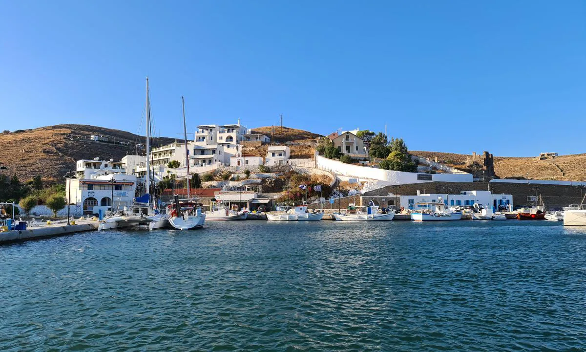 Loutra Yacht Basin: {"base": "en", "no": "utsikt til havneanleggene og de typiske greske husene", "se": "utsikt \u00f6ver hamnanl\u00e4ggningarna och de typiska grekiska husen", "en": "view to the harbour facilities and the typical with greek houses", "da": "udsigt til havnefaciliteterne og det typiske med gr\u00e6ske huse", "fr": "vue sur les installations du port et les maisons typiques grecques", "de": "Blick auf die Hafenanlagen und die typischen griechischen H\u00e4user", "es": "vista a las instalaciones del puerto y las t\u00edpicas casas griegas", "it": "vista sulle strutture portuali e sulle tipiche case greche", "pt": "vista para as instala\u00e7\u00f5es do porto e as t\u00edpicas casas gregas", "nl": "zicht op de havenfaciliteiten en de typische met Griekse huizen", "pl": "widok na urz\u0105dzenia portowe i typowe greckie domy", "uk": "\u0432\u0438\u0434 \u043d\u0430 \u043f\u043e\u0440\u0442\u043e\u0432\u0456 \u0441\u043f\u043e\u0440\u0443\u0434\u0438 \u0442\u0430 \u0442\u0438\u043f\u043e\u0432\u0438\u0439 \u0433\u0440\u0435\u0446\u044c\u043a\u0438\u0439 \u0431\u0443\u0434\u0438\u043d\u043e\u043a", "ro": "vedere c\u0103tre facilit\u0103\u021bile portuare \u0219i casele tipice grece\u0219ti", "tr": "liman tesislerine ve tipik Yunan evlerine bak\u0131\u015f", "el": "\u03b8\u03ad\u03b1 \u03c3\u03c4\u03b9\u03c2 \u03bb\u03b9\u03bc\u03b5\u03bd\u03b9\u03ba\u03ad\u03c2 \u03b5\u03b3\u03ba\u03b1\u03c4\u03b1\u03c3\u03c4\u03ac\u03c3\u03b5\u03b9\u03c2 \u03ba\u03b1\u03b9 \u03c4\u03b1 \u03c4\u03c5\u03c0\u03b9\u03ba\u03ac \u03b5\u03bb\u03bb\u03b7\u03bd\u03b9\u03ba\u03ac \u03c3\u03c0\u03af\u03c4\u03b9\u03b1", "cs": "v\u00fdhled na p\u0159\u00edstavn\u00ed za\u0159\u00edzen\u00ed a typick\u00e9 \u0159eck\u00e9 domy", "hu": "kil\u00e1t\u00e1s a kik\u00f6t\u0151 l\u00e9tes\u00edtm\u00e9nyeire \u00e9s a tipikus g\u00f6r\u00f6g h\u00e1zakra", "fi": "n\u00e4k\u00f6ala sataman tiloihin ja kreikkalaistyylisiin taloihin", "bg": "\u0438\u0437\u0433\u043b\u0435\u0434 \u043a\u044a\u043c \u043f\u0440\u0438\u0441\u0442\u0430\u043d\u0438\u0449\u043d\u0438\u0442\u0435 \u0441\u044a\u043e\u0440\u044a\u0436\u0435\u043d\u0438\u044f \u0438 \u0442\u0438\u043f\u0438\u0447\u043d\u0438\u0442\u0435 \u0433\u0440\u044a\u0446\u043a\u0438 \u043a\u044a\u0449\u0438", "sr": "pogled na lu\u010dke objekte i tipi\u010dne gr\u010dke ku\u0107e", "et": "vaade sadama rajatistele ja t\u00fc\u00fcpilistaa Kreeka majadele", "lv": "skats uz ostas objektiem un parastaj\u0101m grie\u0137u m\u0101j\u0101m", "lt": "vaizdas \u012f uosto \u012frenginius ir tipi\u0161kus graiki\u0161ko stiliaus namus"}