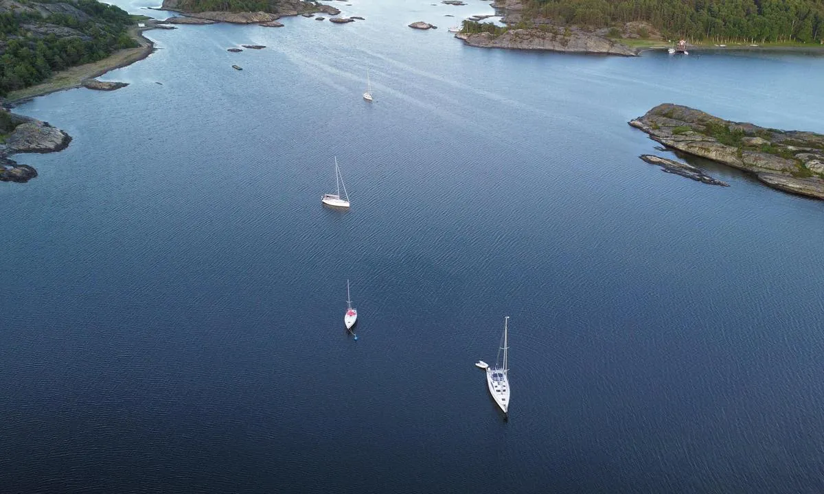 Lövö - SXK Västkust bouy: {"base": "en", "no": "Det er to b\u00f8yer og mye plass til \u00e5 ankre i L\u00f6v\u00f6.", "se": "Det finns tv\u00e5 bojar och gott om utrymme att ankra i L\u00f6v\u00f6.", "en": "There are two bouys and lots of room to anchor in L\u00f6v\u00f6.", "da": "Der er to b\u00f8jer og masser af plads til at kaste anker i L\u00f6v\u00f6."}