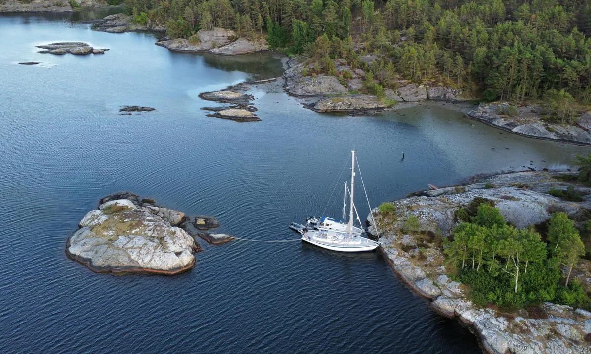 Lövö - SXK Västkust bouy: {"base": "en", "no": "Seilb\u00e5ter fort\u00f8yd mot land med akterliner til den lille \u00f8ya bak b\u00e5tene.", "se": "Segelb\u00e5tar f\u00f6rt\u00f6jda mot land med akterlinor till den lilla \u00f6n bakom b\u00e5tarna.", "en": "Sailboats moored towards land with aft lines onto the small island behind the boats.", "da": "Sejlb\u00e5de fort\u00f8jet mod land med agterliner fastgjort til den lille \u00f8 bag b\u00e5dene."}