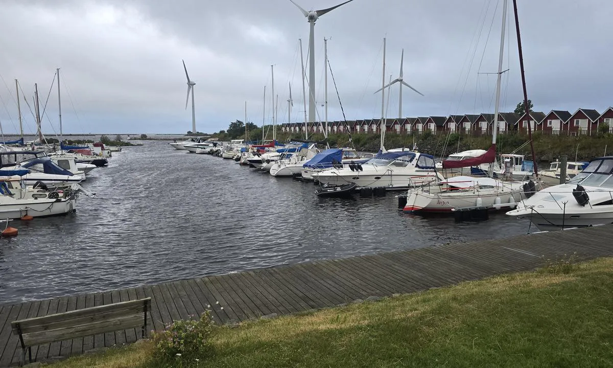 Lövstavikens Båtförening: {"base": "en", "no": "SV del av havnen", "se": "SV del av hamnen", "en": "SW part of the harbour", "da": "SW del af havnen", "fr": "partie SO du port", "de": "SW-Teil des Hafens", "es": "parte SO del puerto", "it": "Parte SO del porto", "pt": "parte SO do porto", "nl": "ZW deel van de haven", "pl": "Po\u0142udniowo-zachodnia cz\u0119\u015b\u0107 portu", "uk": "\u041f\u0456\u0432\u0434\u0435\u043d\u043d\u043e-\u0437\u0430\u0445\u0456\u0434\u043d\u0430 \u0447\u0430\u0441\u0442\u0438\u043d\u0430 \u0433\u0430\u0432\u0430\u043d\u0456", "ro": "Partea de sud-vest a portului", "tr": "Liman\u0131n GB k\u0131sm\u0131", "el": "\u039d\u0394 \u03bc\u03ad\u03c1\u03bf\u03c2 \u03c4\u03bf\u03c5 \u03bb\u03b9\u03bc\u03b1\u03bd\u03b9\u03bf\u03cd", "cs": "JZ \u010d\u00e1st p\u0159\u00edstavu", "hu": "A kik\u00f6t\u0151 d\u00e9lnyugati r\u00e9sze", "fi": "Sataman lounaisosa", "bg": "\u042e\u0417 \u0447\u0430\u0441\u0442 \u043d\u0430 \u043f\u0440\u0438\u0441\u0442\u0430\u043d\u0438\u0449\u0435\u0442\u043e", "sr": "\u0408\u0417 \u0434\u0435\u043e \u043b\u0443\u043a\u0435", "et": "Sadamala edelapoolne osa", "lv": "Ostas DA da\u013ca", "lt": "Pietvakarin\u0117 uosto dalis"}